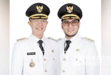 Ayep Zaki, Tak Ada Alasan Kepala Daerah Menolak Program Presiden Teropongistana.com Sukabumi - Walikota Sukabumi Ayep Zaki Menegaskan, Seluruh Kepala Daerah Se Indonesia Bukan Hanya Harus Mendukung Semua Program Presiden Prabowo, Tapi Juga Harus Mampu Menerjemahkan Program-Program Tersebut Agar Terlaksana Dengan Baik. “Tak Ada Alasan Para Kepala Daerah Menolak Atau Tidak Sejalan Dengan Pemerintah Pusat Dibawah Komando Pak Prabowo. Karena Semua Program Besar Pak Prabowo Yang Antara Lain Tercermin Dalam Asta Cita Sangat Penting Untuk Diwujudkan Dalam Menyongsong Indonesia Emas,” Katanya Kepada Pers Di Sukabumi, Senin (10/3). Dia Diminta Pendapatnya Terkait Pernyataan Direktur Citra Komunikasi Lsi Denny Ja Yang Menilai Presiden Prabowo Seperti Bekerja Sendirian, Tak Ada Dukungan Tegas Dari Sesama Penyelenggara Negara, Salah Satunya Terhadap Program Makan Bergizi Gratis (Mbg), Efisiensi Anggaran, Ketahanan Pangan Dan Lain-Lain. Menurut Ayep, Seluruh Program Besar Prabowo Sangat Bagus, Rasional Dan Bisa Dieksekusi. Dia Mencontohkan Program Efisiensi Anggaran. Dalam Hitungan Yang Sudah Mulai Diterapkan Di Kota Sukabumi, Terdapat Penghematan Rp 20 Miliyar Per Tahun Setelah Dilakukan Aneka Efisiensi Pada Pos-Pos Yang Tidak Terlalu Penting. “Jadi, Ide Besar Pak Prabowo Itu Sangat Masuk Akal Ditengah Kondisi Kesulitan Keuangan Negara Saat Ini. Kalau Saja Seluruh Kepala Daerah Melakukan Efisiensi Yang Sama, Bisa Dibayangkan Berapa Ratus Triliun Anggaran Negara Yang Bisa Dihemat Dan Dialihkan Kepada Pos Yang Lebih Penting Dan Mendesak,” Jelasnya. Begitu Pun, Kata Ayep, Program Mbg Yang Sedang Ditunggu Seluruh Rakyat Indonesia. Kenapa? Karena Program Ini Bukan Saja Bertujuan Meningkatkan Kualitas Surmber Daya Manusia Indonesia Kedepan Melalui Makan Bergizi, Tapi Juga Akan Sangat Membantu Meringatkan Beban Rakyat, Khususnya Warga Tidak Mampu Yang Sangat Besar. Ayep Juga Mendukung Program Ketahanan Pangan Yang Digagas Prabowo. Menurut Dia, Program Ini Sangat Penting Agar Indonesia Tidak Terus Menerus Bergantung Kepaa Asing, Yang Pada Saatnya Bukan Mustahil Akan Berujung Pada Ancaman Kedaulatan Negara. Dalam Pandangan Ayep, Jika Seluruh Gubernur Di Indonesia Memiliki Komitmen Yang Sama Mewujudkan Program Ini, Dalam 5 Sampai 10 Tahun Kedepan, Pangan Kita Sudah Tak Bergantung Lagi Kepada Asing. Ayep Mencontohkan, Sejumlah Lahan Tidak Produktif Atau Tidak Digarap Dengan Maksimal, Termasuk Lahan Yang Sudah Habis Hgu Nya, Jumlahnya Sangat Besar Di Setiap Propinsi. Sehingga, Kalau Seluruh Provinsi Melakukan Pemanfaatan Lahan Tersebut Untuk Ketahanan Pangan, Indonesia Emas Kedepan Akan Terwujud. “Dan Saya Sebagai Walikota Sukabumi, Insha Allah Siap Bergerak Dan Mewujudkan Seluruh Program Tersebut, Tentunya Dibawah Komando Pak Gubernur, Kang Dedi Mulyadi,” Tandasnya.