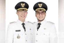 Ayep Zaki, Tak Ada Alasan Kepala Daerah Menolak Program Presiden Teropongistana.com Sukabumi - Walikota Sukabumi Ayep Zaki menegaskan, seluruh kepala daerah se Indonesia bukan hanya harus mendukung semua program Presiden Prabowo, tapi juga harus mampu menerjemahkan program-program tersebut agar terlaksana dengan baik. “Tak ada alasan para kepala daerah menolak atau tidak sejalan dengan pemerintah pusat dibawah komando Pak Prabowo. Karena semua program besar Pak Prabowo yang antara lain tercermin dalam Asta Cita sangat penting untuk diwujudkan dalam menyongsong Indonesia Emas,” katanya kepada pers di Sukabumi, Senin (10/3). Dia diminta pendapatnya terkait pernyataan Direktur Citra Komunikasi LSI Denny JA yang menilai Presiden Prabowo seperti bekerja sendirian, tak ada dukungan tegas dari sesama penyelenggara negara, salah satunya terhadap program Makan Bergizi Gratis (MBG), Efisiensi anggaran, Ketahanan pangan dan lain-lain. Menurut Ayep, seluruh program besar Prabowo sangat bagus, rasional dan bisa dieksekusi. Dia mencontohkan program efisiensi anggaran. Dalam hitungan yang sudah mulai diterapkan di Kota Sukabumi, terdapat penghematan Rp 20 miliyar per tahun setelah dilakukan aneka efisiensi pada pos-pos yang tidak terlalu penting. “Jadi, ide besar Pak Prabowo itu sangat masuk akal ditengah kondisi kesulitan keuangan negara saat ini. Kalau saja seluruh kepala daerah melakukan efisiensi yang sama, bisa dibayangkan berapa ratus triliun anggaran negara yang bisa dihemat dan dialihkan kepada pos yang lebih penting dan mendesak,” jelasnya. Begitu pun, kata Ayep, program MBG yang sedang ditunggu seluruh rakyat Indonesia. Kenapa? Karena program ini bukan saja bertujuan meningkatkan kualitas surmber daya manusia Indonesia kedepan melalui makan bergizi, tapi juga akan sangat membantu meringatkan beban rakyat, khususnya warga tidak mampu yang sangat besar. Ayep juga mendukung program ketahanan pangan yang digagas Prabowo. Menurut dia, program ini sangat penting agar Indonesia tidak terus menerus bergantung kepaa asing, yang pada saatnya bukan mustahil akan berujung pada ancaman kedaulatan negara. Dalam pandangan Ayep, jika seluruh gubernur di Indonesia memiliki komitmen yang sama mewujudkan program ini, dalam 5 sampai 10 tahun kedepan, pangan kita sudah tak bergantung lagi kepada asing. Ayep mencontohkan, sejumlah lahan tidak produktif atau tidak digarap dengan maksimal, termasuk lahan yang sudah habis HGU nya, jumlahnya sangat besar di setiap propinsi. Sehingga, kalau seluruh provinsi melakukan pemanfaatan lahan tersebut untuk ketahanan pangan, Indonesia emas kedepan akan terwujud. “Dan saya sebagai walikota Sukabumi, insha Allah siap bergerak dan mewujudkan seluruh program tersebut, tentunya dibawah komando pak gubernur, kang Dedi Mulyadi,” tandasnya.
