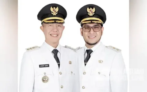 Ayep Zaki, Tak Ada Alasan Kepala Daerah Menolak Program Presiden Teropongistana.com Sukabumi - Walikota Sukabumi Ayep Zaki menegaskan, seluruh kepala daerah se Indonesia bukan hanya harus mendukung semua program Presiden Prabowo, tapi juga harus mampu menerjemahkan program-program tersebut agar terlaksana dengan baik. “Tak ada alasan para kepala daerah menolak atau tidak sejalan dengan pemerintah pusat dibawah komando Pak Prabowo. Karena semua program besar Pak Prabowo yang antara lain tercermin dalam Asta Cita sangat penting untuk diwujudkan dalam menyongsong Indonesia Emas,” katanya kepada pers di Sukabumi, Senin (10/3). Dia diminta pendapatnya terkait pernyataan Direktur Citra Komunikasi LSI Denny JA yang menilai Presiden Prabowo seperti bekerja sendirian, tak ada dukungan tegas dari sesama penyelenggara negara, salah satunya terhadap program Makan Bergizi Gratis (MBG), Efisiensi anggaran, Ketahanan pangan dan lain-lain. Menurut Ayep, seluruh program besar Prabowo sangat bagus, rasional dan bisa dieksekusi. Dia mencontohkan program efisiensi anggaran. Dalam hitungan yang sudah mulai diterapkan di Kota Sukabumi, terdapat penghematan Rp 20 miliyar per tahun setelah dilakukan aneka efisiensi pada pos-pos yang tidak terlalu penting. “Jadi, ide besar Pak Prabowo itu sangat masuk akal ditengah kondisi kesulitan keuangan negara saat ini. Kalau saja seluruh kepala daerah melakukan efisiensi yang sama, bisa dibayangkan berapa ratus triliun anggaran negara yang bisa dihemat dan dialihkan kepada pos yang lebih penting dan mendesak,” jelasnya. Begitu pun, kata Ayep, program MBG yang sedang ditunggu seluruh rakyat Indonesia. Kenapa? Karena program ini bukan saja bertujuan meningkatkan kualitas surmber daya manusia Indonesia kedepan melalui makan bergizi, tapi juga akan sangat membantu meringatkan beban rakyat, khususnya warga tidak mampu yang sangat besar. Ayep juga mendukung program ketahanan pangan yang digagas Prabowo. Menurut dia, program ini sangat penting agar Indonesia tidak terus menerus bergantung kepaa asing, yang pada saatnya bukan mustahil akan berujung pada ancaman kedaulatan negara. Dalam pandangan Ayep, jika seluruh gubernur di Indonesia memiliki komitmen yang sama mewujudkan program ini, dalam 5 sampai 10 tahun kedepan, pangan kita sudah tak bergantung lagi kepada asing. Ayep mencontohkan, sejumlah lahan tidak produktif atau tidak digarap dengan maksimal, termasuk lahan yang sudah habis HGU nya, jumlahnya sangat besar di setiap propinsi. Sehingga, kalau seluruh provinsi melakukan pemanfaatan lahan tersebut untuk ketahanan pangan, Indonesia emas kedepan akan terwujud. “Dan saya sebagai walikota Sukabumi, insha Allah siap bergerak dan mewujudkan seluruh program tersebut, tentunya dibawah komando pak gubernur, kang Dedi Mulyadi,” tandasnya.
