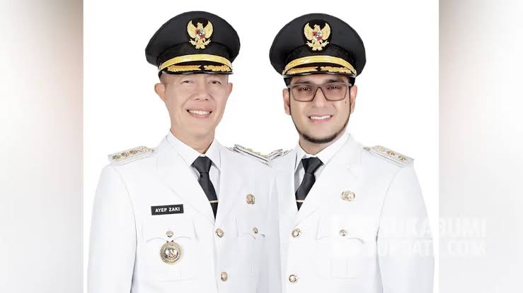 Ayep Zaki, Tak Ada Alasan Kepala Daerah Menolak Program Presiden Teropongistana.com Sukabumi - Walikota Sukabumi Ayep Zaki Menegaskan, Seluruh Kepala Daerah Se Indonesia Bukan Hanya Harus Mendukung Semua Program Presiden Prabowo, Tapi Juga Harus Mampu Menerjemahkan Program-Program Tersebut Agar Terlaksana Dengan Baik. “Tak Ada Alasan Para Kepala Daerah Menolak Atau Tidak Sejalan Dengan Pemerintah Pusat Dibawah Komando Pak Prabowo. Karena Semua Program Besar Pak Prabowo Yang Antara Lain Tercermin Dalam Asta Cita Sangat Penting Untuk Diwujudkan Dalam Menyongsong Indonesia Emas,” Katanya Kepada Pers Di Sukabumi, Senin (10/3). Dia Diminta Pendapatnya Terkait Pernyataan Direktur Citra Komunikasi Lsi Denny Ja Yang Menilai Presiden Prabowo Seperti Bekerja Sendirian, Tak Ada Dukungan Tegas Dari Sesama Penyelenggara Negara, Salah Satunya Terhadap Program Makan Bergizi Gratis (Mbg), Efisiensi Anggaran, Ketahanan Pangan Dan Lain-Lain. Menurut Ayep, Seluruh Program Besar Prabowo Sangat Bagus, Rasional Dan Bisa Dieksekusi. Dia Mencontohkan Program Efisiensi Anggaran. Dalam Hitungan Yang Sudah Mulai Diterapkan Di Kota Sukabumi, Terdapat Penghematan Rp 20 Miliyar Per Tahun Setelah Dilakukan Aneka Efisiensi Pada Pos-Pos Yang Tidak Terlalu Penting. “Jadi, Ide Besar Pak Prabowo Itu Sangat Masuk Akal Ditengah Kondisi Kesulitan Keuangan Negara Saat Ini. Kalau Saja Seluruh Kepala Daerah Melakukan Efisiensi Yang Sama, Bisa Dibayangkan Berapa Ratus Triliun Anggaran Negara Yang Bisa Dihemat Dan Dialihkan Kepada Pos Yang Lebih Penting Dan Mendesak,” Jelasnya. Begitu Pun, Kata Ayep, Program Mbg Yang Sedang Ditunggu Seluruh Rakyat Indonesia. Kenapa? Karena Program Ini Bukan Saja Bertujuan Meningkatkan Kualitas Surmber Daya Manusia Indonesia Kedepan Melalui Makan Bergizi, Tapi Juga Akan Sangat Membantu Meringatkan Beban Rakyat, Khususnya Warga Tidak Mampu Yang Sangat Besar. Ayep Juga Mendukung Program Ketahanan Pangan Yang Digagas Prabowo. Menurut Dia, Program Ini Sangat Penting Agar Indonesia Tidak Terus Menerus Bergantung Kepaa Asing, Yang Pada Saatnya Bukan Mustahil Akan Berujung Pada Ancaman Kedaulatan Negara. Dalam Pandangan Ayep, Jika Seluruh Gubernur Di Indonesia Memiliki Komitmen Yang Sama Mewujudkan Program Ini, Dalam 5 Sampai 10 Tahun Kedepan, Pangan Kita Sudah Tak Bergantung Lagi Kepada Asing. Ayep Mencontohkan, Sejumlah Lahan Tidak Produktif Atau Tidak Digarap Dengan Maksimal, Termasuk Lahan Yang Sudah Habis Hgu Nya, Jumlahnya Sangat Besar Di Setiap Propinsi. Sehingga, Kalau Seluruh Provinsi Melakukan Pemanfaatan Lahan Tersebut Untuk Ketahanan Pangan, Indonesia Emas Kedepan Akan Terwujud. “Dan Saya Sebagai Walikota Sukabumi, Insha Allah Siap Bergerak Dan Mewujudkan Seluruh Program Tersebut, Tentunya Dibawah Komando Pak Gubernur, Kang Dedi Mulyadi,” Tandasnya.