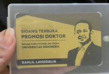 Bahlil Revisi Ulang Disertasi, Level Universitas Indonesia Dipertanyakan? Teropongistana.com Jakarta - Peneliti Prof Felix Zulhendri, Ikut Menanggapi Kasus Penangguhan Kelulusan Program Doktoral Bahlil Lahadalia Di Universitas Indonesia (Ui). Prof Felix Membagikan Pandangannya Melalui Akun Thread @Felix.zulhendri.phd Tentang Mahasiswa Doktoral Universitas Indonesia Yang Lulus Cumlaude Hanya Dalam Waktu 1 Tahun 8 Bulan. Disertasi Yang Dibuat Bahlil Ketahuan Tidak Beres Dan Memakai Cara Yang Aneh-Aneh. Meski Demikian, Pihak Universitas Indonesia Hanya Meminta Bahlil Membuat Atau Merevisi Disertasinya. &Quot;Ohhhh. Jadi Di Sini Lah Level Universitas Indonesia. Mahasiswa Doktoral Lulus Cumlaude 1 Tahun 8 Bulan,&Quot; Tulis Felix, Dikutip Threads Sabtu, (8/3/2025). Tidak Hanya Status Kelulusan Dengan Rentan Waktu Yang Sangat Singkat, Namun Felix Juga Menyoroti Hal Di Baliknya. &Quot;Ketahuan Ga Beres Dan Pake Yang Aneh-Aneh, Bukan Cuman Salah Mahasiswanya, Tapi Tim Supervisinya Juga Seperti Promotor, Examiners Dan Lain-Lain,&Quot; Lanjutnya. &Quot;Jadi Inilah Level Universitas Indonesia, Gua Jadi Tahu.. Very Good,&Quot; Pungkasnya. Diketahui Sebelumnya Bahwa Bahlil Lahadalia Telah Meraih Gelar Dokter Dalam Program Studi Kajian Strategik Dan Global Universitas Indonesia. Bahlil Lulus Dengan Predikat Cumlaude Dalam Waktu 1 Tahun 8 Bulan. Adapun Sidang Terbuka Promosi Doktor Bahlil Dilakukan Pada Rabu, (16/10/2024). Bahlil Juga Diketahui Mengikuti Program Doktoral Di Sekolah Kajian Strategik Dan Global (Sksg) Ui. Namun Karena Adanya Isu Plagiat Atas Disertasinya, Sehingga Seorang Warganet Mencoba Mengecek Disertasi Bahlil Menggunakan Turnitin. Hasil Dari Turnitin Menunjukkan Jika Similarity Index Disertasi Bahlil Mencapai 95 Persen Dengan Karya Milik Mahasiswa Asal Uin Syarif Hidayatullah, Jakarta. Dengan Bukti Tersebut, Ui Memutuskan Untuk Menangguhkan Kelulusan Dokter Bahlil Lahadalia. Keputusan Ini Diambil Ui Setelah Melaksanakan Rapat Koordinasi Organ Ui Keputusan Ini Berdasarkan Rilis Yang Dikirimkan Ketua Majelis Wali Amanat (Mwa) Ui, Kh Yahya Cholil Staquf Diterima Tepatnya Rabu, 13 November 2024. &Quot;Mengingat Langkah-Langkah Yang Telah Diambil Oleh Ui, Kelulusan Bl Mahasiswa Program Doktor (S3) Sksg Ditangguhkan, Mengikuti Peraturan Rektor Nomor 26 Tahun 2022, Selanjutnya Akan Mengikuti Keputusan Sidang Etik,&Quot; Rilis Yang Dikirim Kh Yahya Cholil. Sontak Unggahan Felix Menuai Ratusan Tanggapan Dan Like, Beberapa Setuju Dengan Pendapat Felix. &Quot;Yang Aneh Itu Hukumannya Kayak Ga Berani Padahal Yang Dilakukan Itu Sangat Fatal Sekali, Seharusnya Di Do Atau Cabut Gelar Bukan Revisi/Ditangguhkan. Bau-Bau Kepentingan Banget,&Quot; Komentar Netizen. &Quot;Katanya Kampus Keren, Integritas, Gara-Gara Dikendalikan Oleh Elit Politik Jadi Jatuh Marwahnya,&Quot; Komentar Lainnya