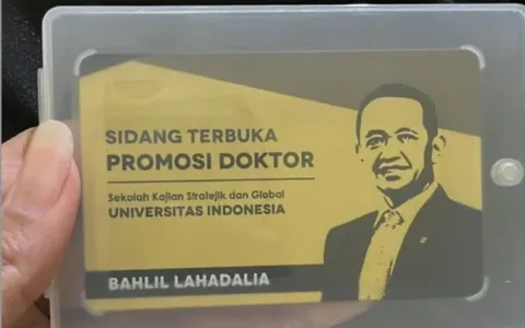 Bahlil Revisi Ulang Disertasi, Level Universitas Indonesia Dipertanyakan? Teropongistana.com Jakarta - Peneliti Prof Felix Zulhendri, ikut menanggapi kasus penangguhan kelulusan program doktoral Bahlil Lahadalia di Universitas Indonesia (UI). Prof Felix membagikan pandangannya melalui akun Thread @felix.zulhendri.phd tentang mahasiswa doktoral Universitas Indonesia yang lulus cumlaude hanya dalam waktu 1 tahun 8 bulan. Disertasi yang dibuat Bahlil ketahuan tidak beres dan memakai cara yang aneh-aneh. Meski demikian, pihak Universitas Indonesia hanya meminta Bahlil membuat atau merevisi disertasinya. "Ohhhh. jadi di sini lah level Universitas Indonesia. Mahasiswa doktoral lulus cumlaude 1 tahun 8 bulan," tulis Felix, dikutip Threads Sabtu, (8/3/2025). Tidak hanya status kelulusan dengan rentan waktu yang sangat singkat, namun Felix juga menyoroti hal di baliknya. "Ketahuan ga beres dan pake yang aneh-aneh, bukan cuman salah mahasiswanya, tapi tim supervisinya juga seperti promotor, examiners dan lain-lain," lanjutnya. "Jadi inilah level Universitas Indonesia, Gua jadi tahu.. Very Good," pungkasnya. Diketahui sebelumnya bahwa Bahlil Lahadalia telah meraih gelar dokter dalam program studi Kajian Strategik dan Global Universitas Indonesia. Bahlil lulus dengan predikat Cumlaude dalam waktu 1 tahun 8 bulan. Adapun sidang terbuka promosi doktor Bahlil dilakukan pada Rabu, (16/10/2024). Bahlil juga diketahui mengikuti program doktoral di Sekolah Kajian Strategik dan Global (SKSG) UI. Namun karena adanya isu plagiat atas disertasinya, sehingga seorang warganet mencoba mengecek disertasi Bahlil menggunakan Turnitin. Hasil dari Turnitin menunjukkan jika similarity index disertasi Bahlil mencapai 95 persen dengan karya milik Mahasiswa asal UIN Syarif Hidayatullah, Jakarta. Dengan bukti tersebut, UI memutuskan untuk menangguhkan kelulusan dokter Bahlil Lahadalia. Keputusan ini diambil UI setelah melaksanakan rapat koordinasi organ UI Keputusan ini berdasarkan rilis yang dikirimkan Ketua Majelis Wali Amanat (MWA) UI, KH Yahya Cholil Staquf diterima tepatnya Rabu, 13 November 2024. "Mengingat langkah-langkah yang telah diambil oleh UI, kelulusan BL mahasiswa Program Doktor (S3) SKSG ditangguhkan, mengikuti peraturan rektor Nomor 26 Tahun 2022, selanjutnya akan mengikuti keputusan sidang etik," Rilis Yang dikirim KH Yahya Cholil. Sontak unggahan Felix menuai ratusan tanggapan dan like, beberapa setuju dengan pendapat Felix. "Yang aneh itu hukumannya kayak ga berani padahal yang dilakukan itu sangat fatal sekali, seharusnya di DO atau cabut gelar bukan revisi/ditangguhkan. Bau-bau kepentingan banget," komentar netizen. "Katanya kampus keren, integritas, gara-gara dikendalikan oleh elit politik jadi jatuh marwahnya," komentar lainnya