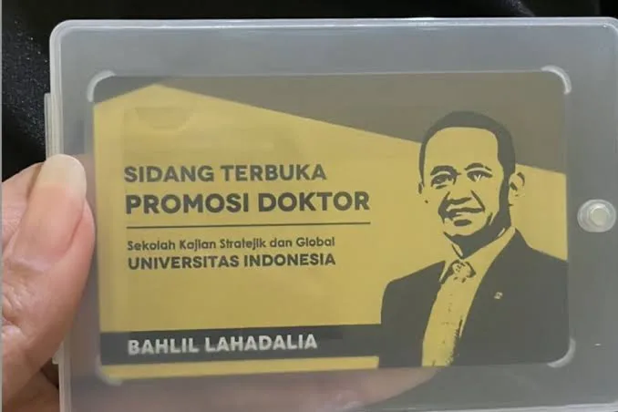 Bahlil Revisi Ulang Disertasi, Level Universitas Indonesia Dipertanyakan? Teropongistana.com Jakarta - Peneliti Prof Felix Zulhendri, ikut menanggapi kasus penangguhan kelulusan program doktoral Bahlil Lahadalia di Universitas Indonesia (UI). Prof Felix membagikan pandangannya melalui akun Thread @felix.zulhendri.phd tentang mahasiswa doktoral Universitas Indonesia yang lulus cumlaude hanya dalam waktu 1 tahun 8 bulan. Disertasi yang dibuat Bahlil ketahuan tidak beres dan memakai cara yang aneh-aneh. Meski demikian, pihak Universitas Indonesia hanya meminta Bahlil membuat atau merevisi disertasinya. "Ohhhh. jadi di sini lah level Universitas Indonesia. Mahasiswa doktoral lulus cumlaude 1 tahun 8 bulan," tulis Felix, dikutip Threads Sabtu, (8/3/2025). Tidak hanya status kelulusan dengan rentan waktu yang sangat singkat, namun Felix juga menyoroti hal di baliknya. "Ketahuan ga beres dan pake yang aneh-aneh, bukan cuman salah mahasiswanya, tapi tim supervisinya juga seperti promotor, examiners dan lain-lain," lanjutnya. "Jadi inilah level Universitas Indonesia, Gua jadi tahu.. Very Good," pungkasnya. Diketahui sebelumnya bahwa Bahlil Lahadalia telah meraih gelar dokter dalam program studi Kajian Strategik dan Global Universitas Indonesia. Bahlil lulus dengan predikat Cumlaude dalam waktu 1 tahun 8 bulan. Adapun sidang terbuka promosi doktor Bahlil dilakukan pada Rabu, (16/10/2024). Bahlil juga diketahui mengikuti program doktoral di Sekolah Kajian Strategik dan Global (SKSG) UI. Namun karena adanya isu plagiat atas disertasinya, sehingga seorang warganet mencoba mengecek disertasi Bahlil menggunakan Turnitin. Hasil dari Turnitin menunjukkan jika similarity index disertasi Bahlil mencapai 95 persen dengan karya milik Mahasiswa asal UIN Syarif Hidayatullah, Jakarta. Dengan bukti tersebut, UI memutuskan untuk menangguhkan kelulusan dokter Bahlil Lahadalia. Keputusan ini diambil UI setelah melaksanakan rapat koordinasi organ UI Keputusan ini berdasarkan rilis yang dikirimkan Ketua Majelis Wali Amanat (MWA) UI, KH Yahya Cholil Staquf diterima tepatnya Rabu, 13 November 2024. "Mengingat langkah-langkah yang telah diambil oleh UI, kelulusan BL mahasiswa Program Doktor (S3) SKSG ditangguhkan, mengikuti peraturan rektor Nomor 26 Tahun 2022, selanjutnya akan mengikuti keputusan sidang etik," Rilis Yang dikirim KH Yahya Cholil. Sontak unggahan Felix menuai ratusan tanggapan dan like, beberapa setuju dengan pendapat Felix. "Yang aneh itu hukumannya kayak ga berani padahal yang dilakukan itu sangat fatal sekali, seharusnya di DO atau cabut gelar bukan revisi/ditangguhkan. Bau-bau kepentingan banget," komentar netizen. "Katanya kampus keren, integritas, gara-gara dikendalikan oleh elit politik jadi jatuh marwahnya," komentar lainnya