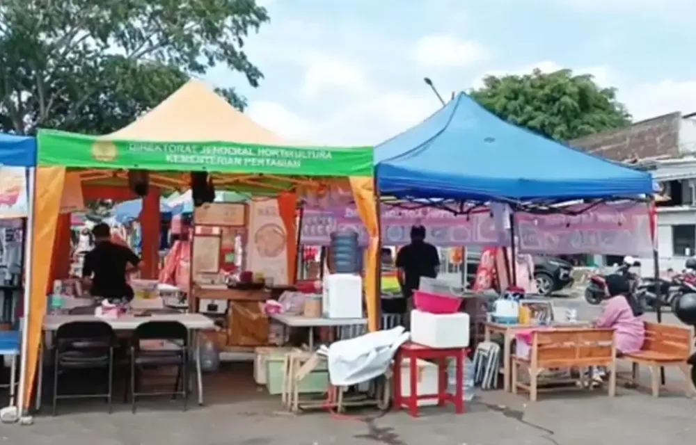 Teropongistana.com Jakarta - Proses Seleksi Pemanfaatan Aset Eks Terminal Sudirman Sukabumi Yang Saat Ini Menjadi Pusat Jajanan Kuliner Dinilai Penuh Kejanggalan. Seleksi Perusahaan Pengelola Yang Dimulai Awal Maret Lalu Dilakukan Oleh Dinas Pemuda Olahraga Dan Pariwisata (Disporapar) Kota Sukabumi. Informasi Yang Diterima Teropongistana, Semula Ada Dua Bendera Yang Saat Itu Mendaftar. Yakni Pt Putra Siliwangi Sejahtera (Pass) Selaku Pengelola Eks Terminal Lama Dan Pt Sagara Inovasi Sukabumi (Pengelola Baru/Pemenang). Namun Kemudian, Panitia Seleksi (Pansel) Yang Waktu Diketuai Sekdis Porapar Kota Sukabumi Ganjar Ramdani Saputra Mendadak Menggugurkan Proses Seleksi. Dengan Alasan Pt Pass Tidak Menyertakan Harga Penawaran Tertinggi Kepada Kas Pemerintah Daerah Dan Pt Sagara Tidak Mencantumkan Surat Di Atas Materai Terkait Pernyataan-Pernyataan Yang Menjadi Bagian Komitmen Pengelola Baru Di Area Kuliner. Seminggu Berselang Dari Kejadian Itu, 11 Maret 2025 Pansel Kembali Membuka Seleksi Lanjutan. Di Momen Itu, Ada Penambahan Perusahaan Calon Pengelola Eks Terminal Menjadi Lima Perusahaan. Dalam Proses Pra Kualifikasi, Pansel Dan Lima Perusahaan Bersepakat Untuk Mencari Pemenang Dengan Cara Skoring Penawaran Sewa Terendah Untuk Pedagang Dan Sewa Tertinggi Untuk Kas Daerah Yang Akan Menjadi Pad. Informasi Diterima Yang Sumbernya Enggan Disebutkan Namanya , Dalam Prosesnya Ada Beberapa Klasifikasi Persyaratan Seleksi Yang Diubah. Mulai Dari Kuota Sewa Untuk Jumlah Pedagang Yang Berjualan Dari Semula 150 Pedagang Menjadi 165 Pedagang Serta Perubahan Item Surat Rekomendasi Dari Perangkat Wilayah Seperti Rt/Rw Sampai Kecamatan. &Quot;Ada Persyaratan Yang Terkesan Dilonggarkan Agar Penentuan Pemenang Bisa Dilakukan Mulus Dan Tanpa Ribet Urus-Urus Rekom Ke Sana Kemari,&Quot; Ujarnya. Kemudian, Menurutnya, Dua Hari Berselang, Yaitu Pada Jum'At 14 Maret 2025, Pansel Mengumumkan Pemenang Dari Pt Sagara Tanpa Membuka Semua Dokumen Penawaran Secara Terbuka Kepada Para Peserta Seleksi, Pt Sagara Dinyatakan Lolos Dengan Penawaran Terbaik Versi Pansel. Padahal Awalnya, Jelas Dia, Semua Sudah Bersepakat Penentunan Pemenang Akan Dilakukan Secara Bersama Dan Tanpa Ditutup-Tutupi. Pt Sagara Dinyatakan Menang Dengan Harga Penawaran Sewa Terendah Sebesar Rp720 Ribu Per Bulan Untuk Satu Tenan Pedagang. Penawaran Kas Daerah Sebesar Rp1.002.000.000,- / Tahun. Masalah Di Sini Muncul Manakala Pada Proses Pembayaran Yang Dilakukan Ternyata Dicicil Selama Per Bulan Dengan Hitungan Angka Penawaran Kas Daerah Dibagi 12 Bulan Atau 12 Kali Pembayaran. &Quot;Setahu Saya Semua Perusahaan Peserta Seleksi Kecewa. Pansel Dalam Proses Seleksi Dengan Tegas Menyatakan Skema Penentuan Perusahaan Pemenang Adalah Harus Membayar Sewa Eks Terminal Untuk Satu Tahun Berjalan Dan Bukan Dicicil Sebulan Sekali. Ini Seperti Meloloskan Perusahaan Yang Menang Tapi Tidak Siap Secara Finansial,&Quot; Bebernya. Direktur Pt Pass Vega Sukma Yudha, Saat Dikonfirmasi, Tak Menampik Adanya Dugaan Kejanggalan Dalam Proses Seleksi Tersebut. Ia Bahkan Menyebut Pernah Mendatangi Dprd Kota Sukabumi Untuk Melakukan Audiensi. Waktu Itu Ia Bersama Dua Perusahaan Lainnya Yakni Pt Bitake Dan Pt Sae. Hanya Saja, Dari Hearing Bersama Sejumlah Pihak Terkait, Perusahaan Yang Dinyatakan Kalah Tak Memperoleh Jawaban Pasti. Sebab, Dprd Masih Menunggu Pertimbangan Walikota Sukabumi Ayep Zaki Soal Kejanggalan Seleksi Tersebut. &Quot;Intinya Kami Tidak Mempersoalkan Siapapun Yang Dinyatakan Menang (Seleksi). Asal Semua Dilakukan Secara Terbuka Dan Fair,&Quot; Katanya. Vega Menilai Ada Plus Minus Dari Penetapan Pemenang Yang Dilakukan Oleh Pansel Dan Dinas. Plus-Nya, Pembayaran Kas Daerah Dengan Metode Dicicil Sebulan Sekali Jelas Tidak Akan Memberatkan Siapapun Apabila Pengelola Baru Dinyatakan Didiskualifikasi Oleh Dinas Selaku Pemilik Aset Eks Terminal. Sebab, Jika Pembayaran Kas Dilakukan Satu Tahun Berjalan Ke Depan, Proses Adendum Untuk Menggugurkan Perusahaan Pengelola Yang Lalai, Akan Panjang Dan Sulit Dilakukan Secara Maksimal. Negatifnya Terang Dia, Komitmen Pemerintah Untuk Menggali Sumber Pad Jelas Tak Bisa Dilakukan Secara Optimal. Rata-Rata, Perusahaan Peserta Seleksi Sudah Menyiapkan Anggaran Sewa Setahun Untuk Membantu Mendongkrak Pad Dari Eks Terminal. &Quot;Yang Terjadi, Dinas Minta Disetor Per Bulan. Ini Sama Saja Berlawanan Dengan Konsep Walikota Baru Untuk Menambah Kas Daerah Untuk Pad. Kalau Memang Waktu Itu Kita Bersepakat Siapapun Pemenang Nya Wajib Membayar Sewa Eks Terminal Untuk Satu Tahun Ke Depan Secara Cash, Kenapa Ini Jadi Dicicil Tiap Bulan,&Quot; Tegasnya. Media Masih Berusaha Menkonfirmasi Kepada Dinas Terkait Sampai Berita Ini Tayang.