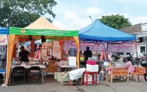Teropongistana.com Jakarta - Proses seleksi pemanfaatan aset eks Terminal Sudirman Sukabumi yang saat ini menjadi pusat jajanan kuliner dinilai penuh kejanggalan. Seleksi perusahaan pengelola yang dimulai awal Maret lalu dilakukan oleh Dinas Pemuda Olahraga dan Pariwisata (Disporapar) Kota Sukabumi. Informasi yang diterima teropongistana, semula ada dua bendera yang saat itu mendaftar. Yakni PT Putra Siliwangi Sejahtera (PASS) selaku pengelola eks terminal lama dan PT Sagara Inovasi Sukabumi (pengelola baru/pemenang). Namun kemudian, Panitia Seleksi (Pansel) yang waktu diketuai Sekdis porapar Kota Sukabumi Ganjar Ramdani Saputra mendadak menggugurkan proses seleksi. Dengan alasan PT PASS tidak menyertakan harga penawaran tertinggi kepada kas pemerintah daerah dan PT Sagara tidak mencantumkan surat di atas materai terkait pernyataan-pernyataan yang menjadi bagian komitmen pengelola baru di area kuliner. Seminggu berselang dari kejadian itu, 11 Maret 2025 Pansel kembali membuka seleksi lanjutan. Di momen itu, ada penambahan perusahaan calon pengelola eks terminal menjadi lima perusahaan. Dalam proses pra kualifikasi, pansel dan lima perusahaan bersepakat untuk mencari pemenang dengan cara skoring penawaran sewa terendah untuk pedagang dan sewa tertinggi untuk kas daerah yang akan menjadi PAD. Informasi diterima yang sumbernya enggan disebutkan namanya , dalam prosesnya ada beberapa klasifikasi persyaratan seleksi yang diubah. Mulai dari kuota sewa untuk jumlah pedagang yang berjualan dari semula 150 pedagang menjadi 165 pedagang serta perubahan item surat rekomendasi dari perangkat wilayah seperti RT/RW sampai kecamatan. "Ada persyaratan yang terkesan dilonggarkan agar penentuan pemenang bisa dilakukan mulus dan tanpa ribet urus-urus rekom ke sana kemari," ujarnya. Kemudian, menurutnya, dua hari berselang, yaitu pada Jum'at 14 Maret 2025, Pansel mengumumkan pemenang dari PT Sagara tanpa membuka semua dokumen penawaran secara terbuka kepada para peserta seleksi, PT Sagara dinyatakan lolos dengan penawaran terbaik versi Pansel. Padahal awalnya, jelas dia, semua sudah bersepakat penentunan pemenang akan dilakukan secara bersama dan tanpa ditutup-tutupi. PT Sagara dinyatakan menang dengan harga penawaran sewa terendah sebesar Rp720 ribu per bulan untuk satu tenan pedagang. Penawaran kas daerah sebesar Rp1.002.000.000,- / tahun. Masalah di sini muncul manakala pada proses pembayaran yang dilakukan ternyata dicicil selama per bulan dengan hitungan angka penawaran kas daerah dibagi 12 bulan atau 12 kali pembayaran. "Setahu saya semua perusahaan peserta seleksi kecewa. Pansel dalam proses seleksi dengan tegas menyatakan skema penentuan perusahaan pemenang adalah harus membayar sewa eks terminal untuk satu tahun berjalan dan bukan dicicil sebulan sekali. Ini seperti meloloskan perusahaan yang menang tapi tidak siap secara finansial," bebernya. Direktur PT PASS Vega Sukma Yudha, saat dikonfirmasi, tak menampik adanya dugaan kejanggalan dalam proses seleksi tersebut. Ia bahkan menyebut pernah mendatangi DPRD Kota Sukabumi untuk melakukan audiensi. Waktu itu ia bersama dua perusahaan lainnya yakni PT Bitake dan PT SAE. Hanya saja, dari hearing bersama sejumlah pihak terkait, perusahaan yang dinyatakan kalah tak memperoleh jawaban pasti. Sebab, DPRD masih menunggu pertimbangan Walikota Sukabumi Ayep Zaki soal kejanggalan seleksi tersebut. "Intinya kami tidak mempersoalkan siapapun yang dinyatakan menang (seleksi). Asal semua dilakukan secara terbuka dan fair," katanya. Vega menilai ada plus minus dari penetapan pemenang yang dilakukan oleh pansel dan dinas. Plus-nya, pembayaran kas daerah dengan metode dicicil sebulan sekali jelas tidak akan memberatkan siapapun apabila pengelola baru dinyatakan didiskualifikasi oleh dinas selaku pemilik aset eks terminal. Sebab, jika pembayaran kas dilakukan satu tahun berjalan ke depan, proses adendum untuk menggugurkan perusahaan pengelola yang lalai, akan panjang dan sulit dilakukan secara maksimal. Negatifnya terang dia, komitmen pemerintah untuk menggali sumber PAD jelas tak bisa dilakukan secara optimal. Rata-rata, perusahaan peserta seleksi sudah menyiapkan anggaran sewa setahun untuk membantu mendongkrak PAD dari eks terminal. "Yang terjadi, dinas minta disetor per bulan. Ini sama saja berlawanan dengan konsep walikota baru untuk menambah kas daerah untuk PAD. Kalau memang waktu itu kita bersepakat siapapun pemenang nya wajib membayar sewa eks terminal untuk satu tahun ke depan secara cash, kenapa ini jadi dicicil tiap bulan," tegasnya. Media masih berusaha menkonfirmasi kepada dinas terkait sampai berita ini tayang.