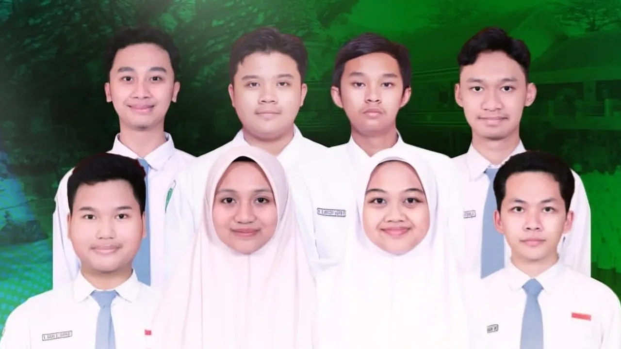 Malang- Prestasi Internasional kembali ditorehkan peserta didik Madrasah Aliyah Negeri (MAN) 2 Kota Malang. Ada delapan siswa peraih Beasiswa Indonesia Maju angkatan IV yang lolos seleksi masuk berbagai perguruan tinggi ternama dunia. "Hal ini menjadi bukti nyata kualitas pendidikan dan pembinaan yang diterapkan di MAN 2 Kota Malang dalam mengantarkan peserta didiknya menuju jenjang pendidikan tinggi bertaraf internasional," terang Kepala MAN 2 Kota Malang, Samsudin, di Kota Malang, Sabtu (12/4/2025). “Ini juga bukti bahwa madrasah mampu bersaing di tingkat global. Kami akan terus mendukung dan memfasilitasi peserta didik untuk meraih mimpi mereka di kancah internasional,” sambungnya. Samsudin berharap prestasi ini menjadi motivasi bagi peserta didik lain untuk terus berjuang dan mempersiapkan diri menghadapi tantangan global dengan kompetensi yang tentunya tidak mudah. “Kami percaya bahwa peserta didik MAN 2 Kota Malang mampu menjadi duta bangsa yang membanggakan di dunia internasional,” imbuhnya. Salah satu peserta didik, Ahmad Ayman Al Ghifary, menyatakan bahwa proses belajar di MAN 2 Kota Malang sangat mendukung pencapaiannya. “Bimbingan dari para guru, dukungan teman-teman, dan lingkungan madrasah yang positif sangat membantu saya dalam mempersiapkan diri untuk seleksi masuk kampus luar negeri,” ujarnya Berikut daftar peserta didik yang lolos seleksi masuk perguruan tinggi luar negeri beserta program studinya: 1. Ahmad Ayman Al Ghifary – Nanyang Technological University: Bachelor of Engineering (Chemical and Biomolecular Engineering) – University of Sydney: Bachelor of Engineering Honours (Chemical and Biomolecular Engineering) – Monash University: Bachelor of Engineering (Honours) – University of New South Wales: Bachelor of Engineering Honours (Chemical Product Engineering) – Wageningen University of Research: Bachelor of Science in Food Technology​​​​​​​ 2. Ahmad Haizun Tafdhila – University of Sydney: Bachelor of Advanced Computing – University of Queensland: Bachelor of Advanced Science (Honours) in Computer Science – University of Toronto (Scarborough): Bachelor of Computer Science​​​​​​​ 3. Faisal Rehan Saputra – University of Sydney: Bachelor of Advanced Computing – Monash University: Bachelor of Computer Science Advanced (Honours) 4. Moch. Alfarizky Harya Putra – University of Sydney: Bachelor of Science and Bachelor of Advanced Studies – University of New South Wales (UNSW): Bachelor of Advanced Science – University of Adelaide: Bachelor of Mathematical Sciences​​​​​​​ 5. Naistra Fathan Wirdiyan – University of Sydney: Bachelor of Advanced Computing – University of Queensland: Bachelor of Advanced Science (Honours) in Computer Science – University of Toronto (Scarborough): Bachelor of Computer Science​​​​​​​ 6. Salwa Dilara Nandra Husada – University of Sydney: Bachelor of Economics and Bachelor of Advanced Studies – Monash University: Bachelor of Science Advanced – Research (Honours) 7. Rizqi Achmad Fahrezi – University of California, Davis: Bachelor of International Relations – University of Sydney: Bachelor of Advanced Studies (International and Global Studies) – University of Queensland: Bachelor of Environmental Management – The Chinese University of Hong Kong: Bachelor of Urban Planning dan Bachelor of Global Studies​​​​​​​ 8. Mayda Syauqi Azhari – Monash University: Bachelor of Arts – University of Western Australia: Bachelor of Philosophy – University of Adelaide: Bachelor of Philosophy, Politics, and Economics – Macquarie University: Bachelor of Planning.