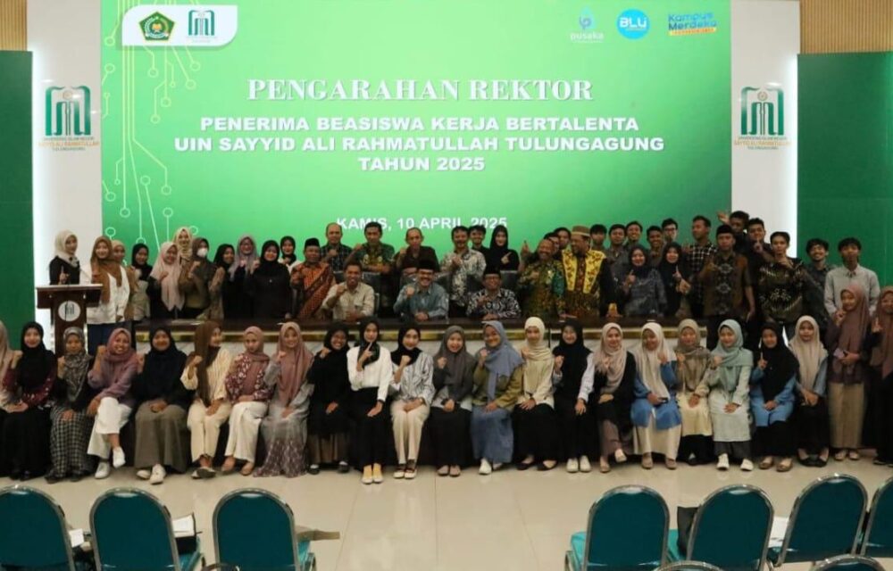 Tulungagung - Universitas Islam Negeri Sayyid Ali Rahmatullah (Uin Satu) Tulungagung Telah Mengalokasikan Anggaran Beasiswa Kerja Bertalenta Dan Subsidi Uang Kuliah Tunggal (Ukt) Bagi Mahasiswa Kurang Mampu. Hal Ini Disampaikan Rektor Uin Satu Abd Aziz Saat Memberikan Pengarahan Kepada 55 Mahasiswa Penerima Beasiswa Kerja Bertalenta Di Aula Gedung Prajna Paramitha, Kamis (10/4/2025). Menurutnya, Meski Ada Efisiensi, Uin Satu Tetap Memprioritaskan Keberlangsungan Dan Kualitas Layanan Kemahasiswaan. “Kita Tidak Akan Mengurangi Subsidi Tersebut, Karena Kita Sadari Banyak Dari Mahasiswa Kita Yang Kurang Mampu Maupun Yang Yatim Piatu. Ini Bagian Dari Komitmen Uin Satu Untuk Terus Hadir Mencerdaskan Anak Bangsa,” Tegas Abd Aziz Sejak 2020 Hingga Semester Genap 2024, Uin Satu Tulungagung Telah Menyalurkan Subsidi Ukt Kepada 8.887 Mahasiswa, Atau 33,65% Dari Total Mahasiswa Pada Periode Tersebut. Total Anggaran Yang Disiapkan Mencapai Rp73,1 Miliar. Subsidi Ini Disalurkan Secara Merata Di Seluruh Fakultas Dan Pascasarjana. Pada Saat Yang Sama, Uin Satu Tulungagung Juga Tetap Memberikan Beasiswa Kerja Bagi Mahasiswa. Tahun Ini, Uin Satu Tulungagung Menggulirkan Program Beasiswa Kerja Bertalenta. Beasiswa Ini Merupakan Program Unggulan Di Bidang Kemahasiswaan Yang Digulirkan Sebagai Wujud Pemberdayaan Mahasiswa Bertalenta. Sebanyak 55 Mahasiswa Dari Berbagai Program Studi Telah Terpilih Menjadi Penerima Beasiswa Ini. Mereka Ditempatkan Di Berbagai Unit Kampus, Seperti Di Fakultas, Pascasarjana, Subbag Layanan Akademik, Ma’had Al Jamiah, Masjid Baitul Hakim, Hingga Humas. Para Penerima Beasiswa Ini Diharapkan Aktif Menunjukkan Kualitas Dan Kreativitas Dalam Mendukung Branding Kampus. “Bukan Hanya Dari Segi Fasilitas, Tapi Kita Perlu Menunjukkan Bagaimana Kualitas Yang Kita Miliki Ini Kepada Masyarakat,” Ujar Rektor Dalam Pengarahan. Ia Pun Menekankan Pentingnya Komitmen Dan Tanggung Jawab Atas Tugas Yang Diberikan, Serta Pentingnya Berkoordinasi Dengan Pimpinan Unit Masing-Masing. Selain Itu, Rektor Mengingatkan Agar Para Mahasiswa Berhati-Hati Dalam Menggunakan Media Sosial. “Konten Yang Dipublikasikan Harus Diseleksi Dan Dipilah. Ini Juga Menjadi Bentuk Pertanggungjawaban Kita Kepada Publik Atas Apa Yang Kita Lakukan Di Kampus Ini,” Tegasnya. Rektor Berharap Penerima Beasiswa Kerja Bertalenta Dapat Menjadi Motor Penggerak Dalam Menunjukkan Keunggulan Uin Satu Tulungagung Kepada Masyarakat. Ia Juga Menegaskan Bahwa Beasiswa Ini Bukan Hanya Penghargaan, Tetapi Juga Bentuk Investasi Kampus Dalam Membentuk Mahasiswa Unggul, Berintegritas, Dan Berdaya Saing. Dengan Tetap Mengamankan Anggaran Kemahasiswaan, Uin Satu Tulungagung Meneguhkan Komitmennya Untuk Terus Mendampingi Langkah Mahasiswa Dalam Menggapai Prestasi, Meskipun Berada Di Tengah Kebijakan Efisiensi Nasional.