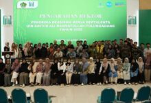 Tulungagung - Universitas Islam Negeri Sayyid Ali Rahmatullah (Uin Satu) Tulungagung Telah Mengalokasikan Anggaran Beasiswa Kerja Bertalenta Dan Subsidi Uang Kuliah Tunggal (Ukt) Bagi Mahasiswa Kurang Mampu. Hal Ini Disampaikan Rektor Uin Satu Abd Aziz Saat Memberikan Pengarahan Kepada 55 Mahasiswa Penerima Beasiswa Kerja Bertalenta Di Aula Gedung Prajna Paramitha, Kamis (10/4/2025). Menurutnya, Meski Ada Efisiensi, Uin Satu Tetap Memprioritaskan Keberlangsungan Dan Kualitas Layanan Kemahasiswaan. “Kita Tidak Akan Mengurangi Subsidi Tersebut, Karena Kita Sadari Banyak Dari Mahasiswa Kita Yang Kurang Mampu Maupun Yang Yatim Piatu. Ini Bagian Dari Komitmen Uin Satu Untuk Terus Hadir Mencerdaskan Anak Bangsa,” Tegas Abd Aziz Sejak 2020 Hingga Semester Genap 2024, Uin Satu Tulungagung Telah Menyalurkan Subsidi Ukt Kepada 8.887 Mahasiswa, Atau 33,65% Dari Total Mahasiswa Pada Periode Tersebut. Total Anggaran Yang Disiapkan Mencapai Rp73,1 Miliar. Subsidi Ini Disalurkan Secara Merata Di Seluruh Fakultas Dan Pascasarjana. Pada Saat Yang Sama, Uin Satu Tulungagung Juga Tetap Memberikan Beasiswa Kerja Bagi Mahasiswa. Tahun Ini, Uin Satu Tulungagung Menggulirkan Program Beasiswa Kerja Bertalenta. Beasiswa Ini Merupakan Program Unggulan Di Bidang Kemahasiswaan Yang Digulirkan Sebagai Wujud Pemberdayaan Mahasiswa Bertalenta. Sebanyak 55 Mahasiswa Dari Berbagai Program Studi Telah Terpilih Menjadi Penerima Beasiswa Ini. Mereka Ditempatkan Di Berbagai Unit Kampus, Seperti Di Fakultas, Pascasarjana, Subbag Layanan Akademik, Ma’had Al Jamiah, Masjid Baitul Hakim, Hingga Humas. Para Penerima Beasiswa Ini Diharapkan Aktif Menunjukkan Kualitas Dan Kreativitas Dalam Mendukung Branding Kampus. “Bukan Hanya Dari Segi Fasilitas, Tapi Kita Perlu Menunjukkan Bagaimana Kualitas Yang Kita Miliki Ini Kepada Masyarakat,” Ujar Rektor Dalam Pengarahan. Ia Pun Menekankan Pentingnya Komitmen Dan Tanggung Jawab Atas Tugas Yang Diberikan, Serta Pentingnya Berkoordinasi Dengan Pimpinan Unit Masing-Masing. Selain Itu, Rektor Mengingatkan Agar Para Mahasiswa Berhati-Hati Dalam Menggunakan Media Sosial. “Konten Yang Dipublikasikan Harus Diseleksi Dan Dipilah. Ini Juga Menjadi Bentuk Pertanggungjawaban Kita Kepada Publik Atas Apa Yang Kita Lakukan Di Kampus Ini,” Tegasnya. Rektor Berharap Penerima Beasiswa Kerja Bertalenta Dapat Menjadi Motor Penggerak Dalam Menunjukkan Keunggulan Uin Satu Tulungagung Kepada Masyarakat. Ia Juga Menegaskan Bahwa Beasiswa Ini Bukan Hanya Penghargaan, Tetapi Juga Bentuk Investasi Kampus Dalam Membentuk Mahasiswa Unggul, Berintegritas, Dan Berdaya Saing. Dengan Tetap Mengamankan Anggaran Kemahasiswaan, Uin Satu Tulungagung Meneguhkan Komitmennya Untuk Terus Mendampingi Langkah Mahasiswa Dalam Menggapai Prestasi, Meskipun Berada Di Tengah Kebijakan Efisiensi Nasional.
