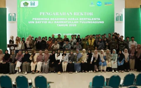 Tulungagung - Universitas Islam Negeri Sayyid Ali Rahmatullah (UIN SATU) Tulungagung telah mengalokasikan anggaran Beasiswa Kerja Bertalenta dan subsidi Uang Kuliah Tunggal (UKT) bagi mahasiswa kurang mampu. Hal ini disampaikan Rektor UIN Satu Abd Aziz saat memberikan pengarahan kepada 55 mahasiswa penerima Beasiswa Kerja Bertalenta di Aula Gedung Prajna Paramitha, Kamis (10/4/2025). Menurutnya, meski ada efisiensi, UIN SATU tetap memprioritaskan keberlangsungan dan kualitas layanan kemahasiswaan. “Kita tidak akan mengurangi subsidi tersebut, karena kita sadari banyak dari mahasiswa kita yang kurang mampu maupun yang yatim piatu. Ini bagian dari komitmen UIN SATU untuk terus hadir mencerdaskan anak bangsa,” tegas Abd Aziz Sejak 2020 hingga Semester Genap 2024, UIN SATU Tulungagung telah menyalurkan subsidi UKT kepada 8.887 mahasiswa, atau 33,65% dari total mahasiswa pada periode tersebut. Total anggaran yang disiapkan mencapai Rp73,1 miliar. Subsidi ini disalurkan secara merata di seluruh fakultas dan pascasarjana. Pada saat yang sama, UIN SATU Tulungagung juga tetap memberikan beasiswa kerja bagi mahasiswa. Tahun ini, UIN SATU Tulungagung menggulirkan program Beasiswa Kerja Bertalenta. Beasiswa ini merupakan program unggulan di bidang kemahasiswaan yang digulirkan sebagai wujud pemberdayaan mahasiswa bertalenta. Sebanyak 55 mahasiswa dari berbagai program studi telah terpilih menjadi penerima beasiswa ini. Mereka ditempatkan di berbagai unit kampus, seperti di fakultas, Pascasarjana, Subbag Layanan Akademik, Ma’had Al Jamiah, Masjid Baitul Hakim, hingga Humas. Para penerima beasiswa ini diharapkan aktif menunjukkan kualitas dan kreativitas dalam mendukung branding kampus. “Bukan hanya dari segi fasilitas, tapi kita perlu menunjukkan bagaimana kualitas yang kita miliki ini kepada masyarakat,” ujar Rektor dalam pengarahan. Ia pun menekankan pentingnya komitmen dan tanggung jawab atas tugas yang diberikan, serta pentingnya berkoordinasi dengan pimpinan unit masing-masing. Selain itu, Rektor mengingatkan agar para mahasiswa berhati-hati dalam menggunakan media sosial. “Konten yang dipublikasikan harus diseleksi dan dipilah. Ini juga menjadi bentuk pertanggungjawaban kita kepada publik atas apa yang kita lakukan di kampus ini,” tegasnya. Rektor berharap penerima Beasiswa Kerja Bertalenta dapat menjadi motor penggerak dalam menunjukkan keunggulan UIN SATU Tulungagung kepada masyarakat. Ia juga menegaskan bahwa beasiswa ini bukan hanya penghargaan, tetapi juga bentuk investasi kampus dalam membentuk mahasiswa unggul, berintegritas, dan berdaya saing. Dengan tetap mengamankan anggaran kemahasiswaan, UIN SATU Tulungagung meneguhkan komitmennya untuk terus mendampingi langkah mahasiswa dalam menggapai prestasi, meskipun berada di tengah kebijakan efisiensi nasional.