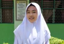 Madina - Namanya Herma Yulia. Siswa Madrasah Aliyah Negeri (Man) 3 Mandailing Natal (Madina) Lulus Seleksi Nasional Berdasarkan Prestasi (Snbp) 2025 Pada Program Studi Ilmu Hukum Fakultas Hukum Universitas Indonesia (Ui). Herma Saat Ini Duduk Di Kelas Xii-Iis Man 3 Madina. Dia Adalah Anak Ke-4 Dari Pasangan Muhammad Gunung Simatupang (57) Dan Misna Batubara (49). Sang Ayah Adalah Seorang Kuli Pasar (Mengangkat Meja Di Pasar) Dan Ibunya Penjual Kopi Keliling. &Quot;Kami Ada Enam Bersaudara. Dengan Penghasilan Orang Tua Yang Tergolong Minim Harus Menghidupi Kami Yang Masih Sekolah Ini. Kakak Dan Abang Sudah Menikah, Yang Satunya Masih Kerja. Tinggal Kami Berdua Yang Sekolah,&Quot; Ucapnya Saat Diwawancarai Di Madina, Senin (9/4/2025). Meski Demikian, Gadis Yang Hobi Memasak Ini Tidak Menyurutkan Semangatnya Untuk Bersekolah Dan Menggapai Cita-Cita Masuk Ke Perguruan Tinggi Negeri Impian. Dia Bersyukur, Saat Pengumuman Snbp Pada 18 Maret 2025, Nama Herma Yulia Keluar Dan Dunyatakan Lulus Di Universitas Indonesia Dengan Jurusan Ilmu Hukum. Diterima Di Fakultas Hukum Ui (Fhui) Bukanlah Hal Mudah. Berdasarkan Data Snbp 2024, 114 Orang Diterima Melalui Jalur Snbp Dan Keketatan Ppkb (Penerimaan Pasca Kuliah Bersama) Adalah 5,94%. Herma Pun Mengaku Tidak Menyangka Namanya Tercantum Sebagai Calon Mahasiswa Baru. Ia Mengaku Sangat Senang Dapat Mewujudkan Impiannya Menjadi Mahasiswa Ui, Terutama Di Program Studi Favoritnya. &Quot;Perasaan Saya Campur Aduk Pada Saat Kelulusan Itu. Saya Senang Karena Tidak Menyangka Bisa Lulus Di Universitas Favorit Saya. Di Sisi Lain, Saya Sedih Membayangkan Jawaban Dari Orangtua Karena Akan Terhalang Keadaan Ekonomi,” Ungkapnya. “Alhamdulillah, Setelah Saya Cerita Dan Memberi Pemahaman Kepada Kedua Orangtua, Mereka Menyetujui, Terlebih Sang Ayah Yang Sangat Mendukungnya Untuk Menempuh Pendidikan Ke Jenjang Yang Lebih Tinggi,” Sambungnya. Herma Berharap Bisa Menyelesaikan Masa Kuliahnya Dengan Cepat, Punya Pekerjaan, Mewujudkan Mimpinya, Dan Membanggakan Kedua Orangtuanya Serta Memperbaiki Keadaan Ekonomi Dan Kehidupan Keluarganya Di Waktu Keberhasilan Dan Kesuksesannya Kelak. Ia Juga Mengucapkan Rasa Terima Kasih Kepada Semua Guru Yang Sudah Membimbingnya Dengan Sabar Memberikan Pengajaran, Ilmu Dan Motivasi Serta Semangat. Kepada Wali Kelasnya Yang Selalu Mengupayakan Hal Terbaik Untuknya Ia Juga Mengucapkan Terima Kasih. Herma Juga Memohon Doa Kepada Orangtua, Keluarga Besar Man 3 Mandailing Natal, Dan Teman-Temannya Agar Selalu Diberikan Kesehatan, Kekuatan Dan Kemudahan Dalam Menggapai Cita-Citanya Menjadi Seorang Hakim Atau Jaksa Yang Arif Dan Bijaksana.(Lesmana Helawa)