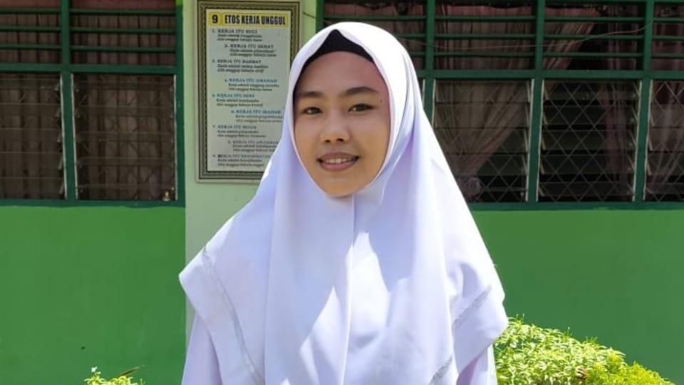 Madina - Namanya Herma Yulia. Siswa Madrasah Aliyah Negeri (Man) 3 Mandailing Natal (Madina) Lulus Seleksi Nasional Berdasarkan Prestasi (Snbp) 2025 Pada Program Studi Ilmu Hukum Fakultas Hukum Universitas Indonesia (Ui). Herma Saat Ini Duduk Di Kelas Xii-Iis Man 3 Madina. Dia Adalah Anak Ke-4 Dari Pasangan Muhammad Gunung Simatupang (57) Dan Misna Batubara (49). Sang Ayah Adalah Seorang Kuli Pasar (Mengangkat Meja Di Pasar) Dan Ibunya Penjual Kopi Keliling. &Quot;Kami Ada Enam Bersaudara. Dengan Penghasilan Orang Tua Yang Tergolong Minim Harus Menghidupi Kami Yang Masih Sekolah Ini. Kakak Dan Abang Sudah Menikah, Yang Satunya Masih Kerja. Tinggal Kami Berdua Yang Sekolah,&Quot; Ucapnya Saat Diwawancarai Di Madina, Senin (9/4/2025). Meski Demikian, Gadis Yang Hobi Memasak Ini Tidak Menyurutkan Semangatnya Untuk Bersekolah Dan Menggapai Cita-Cita Masuk Ke Perguruan Tinggi Negeri Impian. Dia Bersyukur, Saat Pengumuman Snbp Pada 18 Maret 2025, Nama Herma Yulia Keluar Dan Dunyatakan Lulus Di Universitas Indonesia Dengan Jurusan Ilmu Hukum. Diterima Di Fakultas Hukum Ui (Fhui) Bukanlah Hal Mudah. Berdasarkan Data Snbp 2024, 114 Orang Diterima Melalui Jalur Snbp Dan Keketatan Ppkb (Penerimaan Pasca Kuliah Bersama) Adalah 5,94%. Herma Pun Mengaku Tidak Menyangka Namanya Tercantum Sebagai Calon Mahasiswa Baru. Ia Mengaku Sangat Senang Dapat Mewujudkan Impiannya Menjadi Mahasiswa Ui, Terutama Di Program Studi Favoritnya. &Quot;Perasaan Saya Campur Aduk Pada Saat Kelulusan Itu. Saya Senang Karena Tidak Menyangka Bisa Lulus Di Universitas Favorit Saya. Di Sisi Lain, Saya Sedih Membayangkan Jawaban Dari Orangtua Karena Akan Terhalang Keadaan Ekonomi,” Ungkapnya. “Alhamdulillah, Setelah Saya Cerita Dan Memberi Pemahaman Kepada Kedua Orangtua, Mereka Menyetujui, Terlebih Sang Ayah Yang Sangat Mendukungnya Untuk Menempuh Pendidikan Ke Jenjang Yang Lebih Tinggi,” Sambungnya. Herma Berharap Bisa Menyelesaikan Masa Kuliahnya Dengan Cepat, Punya Pekerjaan, Mewujudkan Mimpinya, Dan Membanggakan Kedua Orangtuanya Serta Memperbaiki Keadaan Ekonomi Dan Kehidupan Keluarganya Di Waktu Keberhasilan Dan Kesuksesannya Kelak. Ia Juga Mengucapkan Rasa Terima Kasih Kepada Semua Guru Yang Sudah Membimbingnya Dengan Sabar Memberikan Pengajaran, Ilmu Dan Motivasi Serta Semangat. Kepada Wali Kelasnya Yang Selalu Mengupayakan Hal Terbaik Untuknya Ia Juga Mengucapkan Terima Kasih. Herma Juga Memohon Doa Kepada Orangtua, Keluarga Besar Man 3 Mandailing Natal, Dan Teman-Temannya Agar Selalu Diberikan Kesehatan, Kekuatan Dan Kemudahan Dalam Menggapai Cita-Citanya Menjadi Seorang Hakim Atau Jaksa Yang Arif Dan Bijaksana.(Lesmana Helawa)