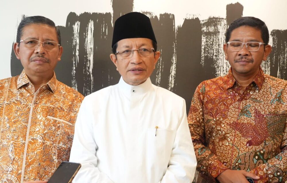 Jakarta --- Menteri Agama Nasaruddin Umar, Menyampaikan Proses Penyiapan Layanan Jemaah Haji Indonesia Di Arab Saudi Sudah Hampir Selesai. Hal Ini Disampaikan Menag Setibanya Di Tanah Air Usai Kunjungan Kerja Ke Yordania​​​​​​. Dari Yordania, Menag Ke Arab Saudi Untuk Meninjau Kesiapan Penyelenggaraan Ibadah Haji 2025. Menurutnya, Secara Umum Layanan Di Arab Saudi Telah Siap Untuk Menyambut Jemaah Haji. “Alhamdulillah, Untuk Urusan Haji, Makkah Dan Madinah Itu Sudah Hampir 100% Rampung,” Ujar Menag Di Badara Halim Perdana Kusuma, Jakarta, Rabu (16/4/2025). Saat Di Saudi, Menag Menggelar Rapat Koordinasi Bersama Panitia Penyelenggara Ibadah Haji (Ppih) Di Arab Saudi. Dijelaslan Menag, Tahun Ini Pemerintah Memang Menerapkan Sejumlah Langkah Efisiensi Dalam Penyelenggaraan Haji. Meski Biaya Lebih Terjangkau, Ia Menegaskan Bahwa Kualitas Layanan Tidak Akan Menurun. “Murah Tidak Berarti Pelayanannya Kurang. Justru Kita Akan Menampilkan Pelayanan Terbaik Dengan Harga Yang Sangat Terjangkau,” Tegasnya. Ia Mengungkapkan Bahwa Selama Ini Indonesia Dikenal Sebagai Penyelenggara Haji Terbaik, Dengan Tingkat Pelanggaran Jemaah Yang Sangat Rendah. Hal Tersebut Menurutnya Disampaikan Langsung Oleh Pemerintah Kerajaan Arab Saudi. “Ini Diakui Sendiri Oleh Kerajaan Saudi Arabia. Seperlima Jamaah Haji Dunia Berasal Dari Indonesia, Namun Tingkat Pelanggarannya Sangat Minim. Itu Membanggakan,” Tuturnya. Menutup Pernyataannya, Menag Menyebutkan Bahwa Sejumlah Terobosan Baru Juga Telah Disiapkan Untuk Meningkatkan Pelayanan Agar Pelaksanaan Haji 2025 Berjalan Sukses. “Kami Mohon Doa Dan Dukungan Dari Seluruh Masyarakat Indonesia Agar Pelaksanaan Ibadah Haji Tahun Ini Berjalan Lancar, Aman, Dan Penuh Keberkahan,” Pungkas Menag.