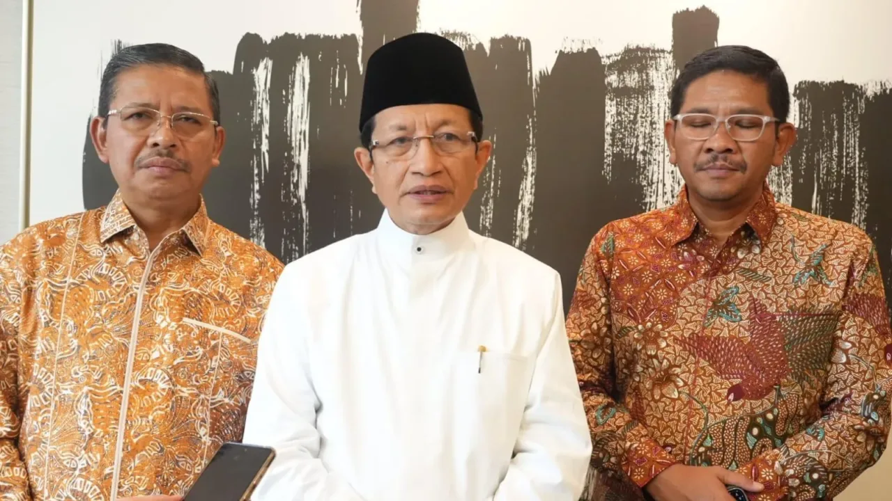 Jakarta --- Menteri Agama Nasaruddin Umar, menyampaikan proses penyiapan layanan jemaah haji Indonesia di Arab Saudi sudah hampir selesai. Hal ini disampaikan Menag setibanya di Tanah Air usai kunjungan kerja ke Yordania​​​​​​. Dari Yordania, Menag ke Arab Saudi untuk meninjau kesiapan penyelenggaraan ibadah haji 2025. Menurutnya, secara umum layanan di Arab Saudi telah siap untuk menyambut jemaah haji. “Alhamdulillah, untuk urusan haji, Makkah dan Madinah itu sudah hampir 100% rampung,” ujar Menag di Badara Halim perdana Kusuma, Jakarta, Rabu (16/4/2025). Saat di Saudi, Menag menggelar rapat koordinasi bersama Panitia Penyelenggara Ibadah Haji (PPIH) di Arab Saudi. Dijelaslan Menag, tahun ini pemerintah memang menerapkan sejumlah langkah efisiensi dalam penyelenggaraan haji. Meski biaya lebih terjangkau, ia menegaskan bahwa kualitas layanan tidak akan menurun. “Murah tidak berarti pelayanannya kurang. Justru kita akan menampilkan pelayanan terbaik dengan harga yang sangat terjangkau,” tegasnya. Ia mengungkapkan bahwa selama ini Indonesia dikenal sebagai penyelenggara haji terbaik, dengan tingkat pelanggaran jemaah yang sangat rendah. Hal tersebut menurutnya disampaikan langsung oleh pemerintah kerajaan Arab Saudi. “Ini diakui sendiri oleh Kerajaan Saudi Arabia. Seperlima jamaah haji dunia berasal dari Indonesia, namun tingkat pelanggarannya sangat minim. Itu membanggakan,” tuturnya. Menutup pernyataannya, Menag menyebutkan bahwa sejumlah terobosan baru juga telah disiapkan untuk meningkatkan pelayanan agar pelaksanaan haji 2025 berjalan sukses. “Kami mohon doa dan dukungan dari seluruh masyarakat Indonesia agar pelaksanaan ibadah haji tahun ini berjalan lancar, aman, dan penuh keberkahan,” pungkas Menag.