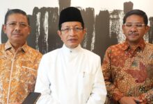 Jakarta --- Menteri Agama Nasaruddin Umar, Menyampaikan Proses Penyiapan Layanan Jemaah Haji Indonesia Di Arab Saudi Sudah Hampir Selesai. Hal Ini Disampaikan Menag Setibanya Di Tanah Air Usai Kunjungan Kerja Ke Yordania​​​​​​. Dari Yordania, Menag Ke Arab Saudi Untuk Meninjau Kesiapan Penyelenggaraan Ibadah Haji 2025. Menurutnya, Secara Umum Layanan Di Arab Saudi Telah Siap Untuk Menyambut Jemaah Haji. “Alhamdulillah, Untuk Urusan Haji, Makkah Dan Madinah Itu Sudah Hampir 100% Rampung,” Ujar Menag Di Badara Halim Perdana Kusuma, Jakarta, Rabu (16/4/2025). Saat Di Saudi, Menag Menggelar Rapat Koordinasi Bersama Panitia Penyelenggara Ibadah Haji (Ppih) Di Arab Saudi. Dijelaslan Menag, Tahun Ini Pemerintah Memang Menerapkan Sejumlah Langkah Efisiensi Dalam Penyelenggaraan Haji. Meski Biaya Lebih Terjangkau, Ia Menegaskan Bahwa Kualitas Layanan Tidak Akan Menurun. “Murah Tidak Berarti Pelayanannya Kurang. Justru Kita Akan Menampilkan Pelayanan Terbaik Dengan Harga Yang Sangat Terjangkau,” Tegasnya. Ia Mengungkapkan Bahwa Selama Ini Indonesia Dikenal Sebagai Penyelenggara Haji Terbaik, Dengan Tingkat Pelanggaran Jemaah Yang Sangat Rendah. Hal Tersebut Menurutnya Disampaikan Langsung Oleh Pemerintah Kerajaan Arab Saudi. “Ini Diakui Sendiri Oleh Kerajaan Saudi Arabia. Seperlima Jamaah Haji Dunia Berasal Dari Indonesia, Namun Tingkat Pelanggarannya Sangat Minim. Itu Membanggakan,” Tuturnya. Menutup Pernyataannya, Menag Menyebutkan Bahwa Sejumlah Terobosan Baru Juga Telah Disiapkan Untuk Meningkatkan Pelayanan Agar Pelaksanaan Haji 2025 Berjalan Sukses. “Kami Mohon Doa Dan Dukungan Dari Seluruh Masyarakat Indonesia Agar Pelaksanaan Ibadah Haji Tahun Ini Berjalan Lancar, Aman, Dan Penuh Keberkahan,” Pungkas Menag.