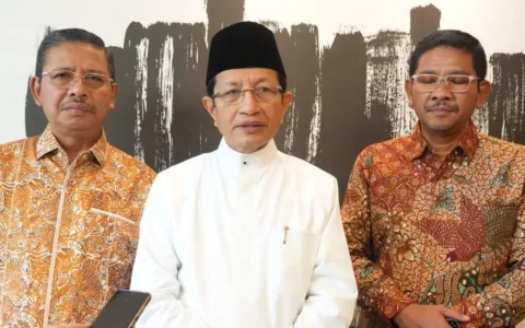 Jakarta --- Menteri Agama Nasaruddin Umar, menyampaikan proses penyiapan layanan jemaah haji Indonesia di Arab Saudi sudah hampir selesai. Hal ini disampaikan Menag setibanya di Tanah Air usai kunjungan kerja ke Yordania​​​​​​. Dari Yordania, Menag ke Arab Saudi untuk meninjau kesiapan penyelenggaraan ibadah haji 2025. Menurutnya, secara umum layanan di Arab Saudi telah siap untuk menyambut jemaah haji. “Alhamdulillah, untuk urusan haji, Makkah dan Madinah itu sudah hampir 100% rampung,” ujar Menag di Badara Halim perdana Kusuma, Jakarta, Rabu (16/4/2025). Saat di Saudi, Menag menggelar rapat koordinasi bersama Panitia Penyelenggara Ibadah Haji (PPIH) di Arab Saudi. Dijelaslan Menag, tahun ini pemerintah memang menerapkan sejumlah langkah efisiensi dalam penyelenggaraan haji. Meski biaya lebih terjangkau, ia menegaskan bahwa kualitas layanan tidak akan menurun. “Murah tidak berarti pelayanannya kurang. Justru kita akan menampilkan pelayanan terbaik dengan harga yang sangat terjangkau,” tegasnya. Ia mengungkapkan bahwa selama ini Indonesia dikenal sebagai penyelenggara haji terbaik, dengan tingkat pelanggaran jemaah yang sangat rendah. Hal tersebut menurutnya disampaikan langsung oleh pemerintah kerajaan Arab Saudi. “Ini diakui sendiri oleh Kerajaan Saudi Arabia. Seperlima jamaah haji dunia berasal dari Indonesia, namun tingkat pelanggarannya sangat minim. Itu membanggakan,” tuturnya. Menutup pernyataannya, Menag menyebutkan bahwa sejumlah terobosan baru juga telah disiapkan untuk meningkatkan pelayanan agar pelaksanaan haji 2025 berjalan sukses. “Kami mohon doa dan dukungan dari seluruh masyarakat Indonesia agar pelaksanaan ibadah haji tahun ini berjalan lancar, aman, dan penuh keberkahan,” pungkas Menag.