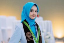 Asahan --- Perjalanan Meraih Impian Sering Kali Melewati Banyak Rintangan Dan Berhasil Mewujudkannya Adalah Sesuatu Pencapaian Yang Luar Biasa Membanggakan. Itulah Yang Dirasakan Gadis Cantik Bernama Dara Ayu Panjaitan Yang Berhasil Mewujudkan Mimpinya Sejak Kecil Menjadi Dokter Dan Kini Siap Mengabdikan Diri Kepada Masyarakat. Dr. Dara Ayu Panjaitan Dulunya Adalah Salah Satu Peserta Didik Terbaik Lulusan Madrasah Aliyah Negeri (Man) Asahan. Dr. Dara Lulus Dari Man Asahan Pada 2018. Semasa Mengenyam Pendidikan Di Man Asahan, Ia Adalah Peserta Didik Yang Berprestasi Dengan Raihan Juara Umum 1 Di Setiap Semesternya Sejak Kelas X Sampai Dengan Kelas Xii. Dr. Dara Juga Pernah Meraih Juara 1 Kompetisi Sains Madrasah Tingkat Kabupaten Asahan. Kepada Humas, Rabu (16/4/2025), Dr. Dara Berbagi Cerita Bahwa Menjadi Dokter Adalah Cita-Citanya Sedari Kecil. Sejak Duduk Dibangku Madrasah Ibtidaiyah, Ia Aktif Mengikuti Organisasi Ekstrakurikuler Yang Berhubungan Dengan Kesehatan Yakni Dokter Cilik, Kemudian Dibangku Madrasah Tsanawiyah Dan Madrasah Aliyah Ia Aktif Mengikuti Organisasi Palang Merah Remaja (Pmr). Dr. Dara Menceritakan Pengalamannya Dalam Memilih Jurusan Dan Universitas Setelah Lulus Man Asahan. Setelah Berdiskusi Dengan Orangtua, Dr. Dara Mantab Dengan Pilihannya Yaitu Fakultas Kedokteran Di Universitas Sumatera Utara. “Waktu Itu Orangtua Saya Tetap Mendukung Atas Apa Yang Saya Ingingkan, Namun Pilihannya Harus Tetap Di Sumatera Utara. Akhirnya Saya Putuskan Untuk Memilih Fakultas Kedokteran Usu,” Ucapnya. Untuk Melanjutkan Pendidikan Di Fakultas Kedokteran Tanpa Ada Dukungan Biaya Yang Mapan Hanyalah Sebuah Harapan. Di Situlah Dr. Dara Mulai Berpikir Jika Kuliah Di Fakultas Kedokteran Membutuhkan Biaya Yang Tidak Sedikit, Apalagi Saat Itu Keluarganya Sedang Menghadapi Masa Sulit. Ditambah Lagi Sang Ayah Mengalami Kecelakaan Yang Mengakibatkan Kaki Sang Ayah Patah, Setelah Ditabrak Lari Oleh Remaja Yang Mabuk Sambil Membawa Sepeda Motor. Tidak Berputus Asa, Dr. Dara Saat Itu Mulai Mencari-Cari Informasi Tentang Beasiswa Bidikmisi. Dengan Tekad Kuat Serta Dukungan Dari Orangtuanya, Ia Pun Mencoba Untuk Masuk Fakultas Kedokteran Universitas Sumatera Utara (Fk Usu) Melalui Jalur Snmptn Dan Mendaftar Bidikmisi. Awalnya Dr. Dara Sempat Berkecil Hati, Mengingat Pilihannya Merupakan Jalur Yang Sulit Dan Mengingat Riwayat Kakak Kelasnya Di Man Asahan Terdahulu Sudah Lama Tidak Ada Yang Memilih Fakultas Kedokteran. Sehingga, Ia Pun Pasrah Dengan Hasilnya. Berkat Doa Orangtua Dan Atas Segala Usaha Yang Telah Dilakukanya, Akhirnya Dr. Dara Saat Itu Dinyatakan Lulus Snmptn Di Fakultas Kedokteran Universitas Sumatera Utara Dengan Beasiswa Bidikmisi. &Quot;Saat Dinyatakan Lulus Itu Rasanya Seperti Mimpi, Seakan Tidak Percaya. Pastinya Sangat Terharu Sekali, Alhamdulillah Allah Telah Mengabulkan Doa-Doa Kami,&Quot; Kenangnya. Diterima Masuk Fakultas Kedokteran Usu, Dr. Dara Merasa Bahwa Mimpinya Saat Itu Mulai Terwujud. Namun, Saat Memasuki Masa Kuliah Ternyata Benar-Benar Banyak Rintangan Yang Harus Ia Jalani. Beradaptasi Dengan Cara Belajar Dengan Materi-Materi Yang Melelahkan Dan Jadwal Yang Cukup Padat Ditambah Lagi Ada Ujian Yang Harus Diikuti Disetiap Bulannya. “Kalau Merasa Capek Mungkin Iya, Sebab Semester Awal Jadwal Cukup Padat, Ada Praktikum, Tutorial, Kelas Materi, Skill Lab, Ditambah Ujian Yang Setiap Bulan Ada, Memang Harus Adaptasi Dulu. Dan Di Saat Sudah Bisa Beradaptasi, Di Semester Tiga Malah Masuk Masa-Masa Covid, Dan Belajar Secara Daring Kurang Menyenangkan Menurut Saya,” Ujarnya. Tahun Demi Tahun Dilalui Dengan Berbagai Tantangannya Berhasil Dilewati Dr. Dara, Semua Itu Tidak Lepas Dari Motivasinya Untuk Membanggakan Kedua Orangtua. Ia Pun Sukses Meraih Gelar Sarjana Kedokterannya Pada Januari 2022. “Alhamdulillah Satu Tahap Ini Sudah Saya Lewati Penuh Dengan Lika-Likunya, Itu Semua Atas Doa-Doa Orangtua Saya Yang Tak Pernah Putus Untuk Anak Perempuannya Ini,” Ujar Dr. Dara Melanjutkan. Berhasil Meraih Gelar Sarjana Kedokteran, Dr. Dara Lanjut Mengikuti Koas (Co-Assistant) Di Rsu Universitas Sumatera Utara Dan Rsup H. Adam Malik Medan Selama 2 Tahun. Kemudian Untuk Meraih Gelar Dokternya, Dr. Dara Harus Mengikuti Ujian Kompetensi Mahasiswa Program Profesi Dokter (Ukmppd) Yang Digelar Pada Bulan Agustus 2024 Dan Hasilnya Nama Dara Ayu Panjaitan Pun Dinyatakan Lulus. “Pengumuman Kelulusannya Saat Itu Diumumkan Pada Bulan September 2024. Alhamdulillah Saya Lulus Oneshot, Alhamdulillah Juga Akhirnya Cita-Cita Saya Terwujud Dan Telah Sah Meraih Gelar Dokter,” Ucap Dr. Dara Penuh Syukur. Dan Saat Ini Dr. Dara Ayu Panjaitan Sedang Penempatan Program Internship Di Rsud Bekasi Dan Di Puskesmas Lambangsari Di Kabupaten Bekasi. Ditengah Keberhasilannya Itu, Dr. Dara Tidak Lupa Menyampaikan Rasa Terima Kasih Kepada Segenap Bapak Dan Ibu Gurunya Di Man Asahan Yang Telah Memberikan Ilmu Yang Sangat Berarti Dan Dukungannya Dalam Meraih Prestasi. “Terima Kasih Atas Ilmu Yang Diberikan, Bantuan Dan Dukungan Yang Telah Diberikan Selama Saya Di Man Asahan. Saya Doakan Semoga Bapak Dan Ibu Guru Di Man Asahan Selalu Dalam Perlindungan Allah Swt Dan Dapat Terus Mencetak Generasi Berprestasi Ke Depannya”, Ucapnya. Dr. Dara Menceritakan Kisah Perjalanannya Ini Untuk Mengajarkan Arti Dari Sebuah Proses Perjuangan Meraih Impian, Meskipun Kadang Itu Terasa Sulit Untuk Diraih, Jangan Pernah Menyerah Pada Mimpi. “Orang Yang Memiliki Mimpi Akan Lebih Sukses Daripada Orang Tidak Memiliki Mimpi, Karena Orang Yang Mempunyai Mimpi Akan Lebih Terarah Dalam Meraih Tujuannya”, Katanya Penuh Semangat.