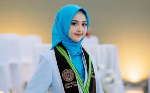 Asahan --- Perjalanan meraih impian sering kali melewati banyak rintangan dan berhasil mewujudkannya adalah sesuatu pencapaian yang luar biasa membanggakan. Itulah yang dirasakan gadis cantik bernama Dara Ayu Panjaitan yang berhasil mewujudkan mimpinya sejak kecil menjadi dokter dan kini siap mengabdikan diri kepada masyarakat. dr. Dara Ayu Panjaitan dulunya adalah salah satu peserta didik terbaik lulusan Madrasah Aliyah Negeri (MAN) Asahan. dr. Dara lulus dari MAN Asahan pada 2018. Semasa mengenyam pendidikan di MAN Asahan, ia adalah peserta didik yang berprestasi dengan raihan Juara Umum 1 di setiap semesternya sejak kelas X sampai dengan kelas XII. dr. Dara juga pernah meraih Juara 1 Kompetisi Sains Madrasah tingkat Kabupaten Asahan. Kepada Humas, Rabu (16/4/2025), dr. Dara berbagi cerita bahwa menjadi dokter adalah cita-citanya sedari kecil. Sejak duduk dibangku madrasah ibtidaiyah, Ia aktif mengikuti organisasi ekstrakurikuler yang berhubungan dengan kesehatan yakni dokter cilik, kemudian dibangku madrasah tsanawiyah dan madrasah aliyah Ia aktif mengikuti organisasi Palang Merah Remaja (PMR). dr. Dara menceritakan pengalamannya dalam memilih jurusan dan universitas setelah lulus MAN Asahan. Setelah berdiskusi dengan orangtua, dr. Dara mantab dengan pilihannya yaitu Fakultas Kedokteran di Universitas Sumatera Utara. “Waktu itu orangtua saya tetap mendukung atas apa yang saya ingingkan, namun pilihannya harus tetap di Sumatera Utara. Akhirnya saya putuskan untuk memilih Fakultas Kedokteran USU,” ucapnya. Untuk melanjutkan pendidikan di Fakultas Kedokteran tanpa ada dukungan biaya yang mapan hanyalah sebuah harapan. Di situlah dr. Dara mulai berpikir jika kuliah di Fakultas Kedokteran membutuhkan biaya yang tidak sedikit, apalagi saat itu keluarganya sedang menghadapi masa sulit. Ditambah lagi sang Ayah mengalami kecelakaan yang mengakibatkan kaki sang Ayah patah, setelah ditabrak lari oleh remaja yang mabuk sambil membawa sepeda motor. Tidak berputus asa, dr. Dara saat itu mulai mencari-cari informasi tentang beasiswa Bidikmisi. Dengan tekad kuat serta dukungan dari orangtuanya, Ia pun mencoba untuk masuk Fakultas Kedokteran Universitas Sumatera Utara (FK USU) melalui jalur SNMPTN dan mendaftar Bidikmisi. Awalnya dr. Dara sempat berkecil hati, mengingat pilihannya merupakan jalur yang sulit dan mengingat riwayat kakak kelasnya di MAN Asahan terdahulu sudah lama tidak ada yang memilih Fakultas Kedokteran. Sehingga, Ia pun pasrah dengan hasilnya. Berkat doa orangtua dan atas segala usaha yang telah dilakukanya, akhirnya dr. Dara saat itu dinyatakan lulus SNMPTN di Fakultas Kedokteran Universitas Sumatera Utara dengan beasiswa Bidikmisi. "Saat dinyatakan lulus itu rasanya seperti mimpi, seakan tidak percaya. Pastinya sangat terharu sekali, Alhamdulillah Allah telah mengabulkan doa-doa kami," kenangnya. Diterima masuk Fakultas Kedokteran USU, dr. Dara merasa bahwa mimpinya saat itu mulai terwujud. Namun, saat memasuki masa kuliah ternyata benar-benar banyak rintangan yang harus Ia jalani. Beradaptasi dengan cara belajar dengan materi-materi yang melelahkan dan jadwal yang cukup padat ditambah lagi ada ujian yang harus diikuti disetiap bulannya. “Kalau merasa capek mungkin iya, sebab semester awal jadwal cukup padat, ada praktikum, tutorial, kelas materi, skill lab, ditambah ujian yang setiap bulan ada, memang harus adaptasi dulu. Dan di saat sudah bisa beradaptasi, di semester tiga malah masuk masa-masa covid, dan belajar secara daring kurang menyenangkan menurut saya,” ujarnya. Tahun demi tahun dilalui dengan berbagai tantangannya berhasil dilewati dr. Dara, semua itu tidak lepas dari motivasinya untuk membanggakan kedua orangtua. Ia pun sukses meraih gelar sarjana kedokterannya pada Januari 2022. “Alhamdulillah satu tahap ini sudah saya lewati penuh dengan lika-likunya, itu semua atas doa-doa orangtua saya yang tak pernah putus untuk anak perempuannya ini,” ujar dr. Dara melanjutkan. Berhasil meraih gelar Sarjana Kedokteran, dr. Dara lanjut mengikuti Koas (Co-Assistant) di RSU Universitas Sumatera Utara dan RSUP H. Adam Malik Medan selama 2 tahun. Kemudian untuk meraih gelar dokternya, dr. Dara harus mengikuti Ujian Kompetensi Mahasiswa Program Profesi Dokter (UKMPPD) yang digelar pada bulan Agustus 2024 dan hasilnya nama Dara Ayu Panjaitan pun dinyatakan lulus. “Pengumuman kelulusannya saat itu diumumkan pada bulan September 2024. Alhamdulillah saya lulus Oneshot, Alhamdulillah juga akhirnya cita-cita saya terwujud dan telah sah meraih gelar dokter,” ucap dr. Dara penuh syukur. Dan saat ini dr. Dara Ayu Panjaitan sedang penempatan Program Internship di RSUD Bekasi dan di Puskesmas Lambangsari di Kabupaten Bekasi. Ditengah keberhasilannya itu, dr. Dara tidak lupa menyampaikan rasa terima kasih kepada segenap Bapak dan Ibu gurunya di MAN Asahan yang telah memberikan ilmu yang sangat berarti dan dukungannya dalam meraih prestasi. “Terima kasih atas ilmu yang diberikan, bantuan dan dukungan yang telah diberikan selama saya di MAN Asahan. Saya doakan semoga Bapak dan Ibu guru di MAN Asahan selalu dalam perlindungan Allah SWT dan dapat terus mencetak generasi berprestasi ke depannya”, ucapnya. dr. Dara menceritakan kisah perjalanannya ini untuk mengajarkan arti dari sebuah proses perjuangan meraih impian, meskipun kadang itu terasa sulit untuk diraih, jangan pernah menyerah pada mimpi. “Orang yang memiliki mimpi akan lebih sukses daripada orang tidak memiliki mimpi, karena orang yang mempunyai mimpi akan lebih terarah dalam meraih tujuannya”, katanya penuh semangat.