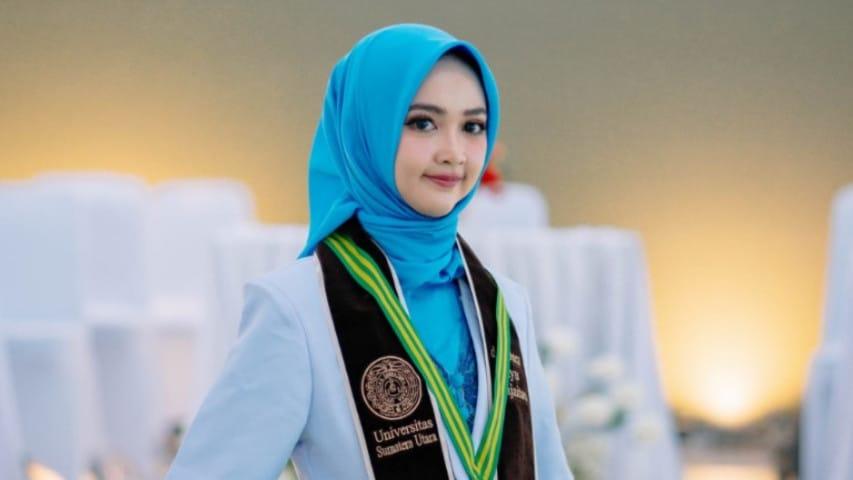 Asahan --- Perjalanan Meraih Impian Sering Kali Melewati Banyak Rintangan Dan Berhasil Mewujudkannya Adalah Sesuatu Pencapaian Yang Luar Biasa Membanggakan. Itulah Yang Dirasakan Gadis Cantik Bernama Dara Ayu Panjaitan Yang Berhasil Mewujudkan Mimpinya Sejak Kecil Menjadi Dokter Dan Kini Siap Mengabdikan Diri Kepada Masyarakat. Dr. Dara Ayu Panjaitan Dulunya Adalah Salah Satu Peserta Didik Terbaik Lulusan Madrasah Aliyah Negeri (Man) Asahan. Dr. Dara Lulus Dari Man Asahan Pada 2018. Semasa Mengenyam Pendidikan Di Man Asahan, Ia Adalah Peserta Didik Yang Berprestasi Dengan Raihan Juara Umum 1 Di Setiap Semesternya Sejak Kelas X Sampai Dengan Kelas Xii. Dr. Dara Juga Pernah Meraih Juara 1 Kompetisi Sains Madrasah Tingkat Kabupaten Asahan. Kepada Humas, Rabu (16/4/2025), Dr. Dara Berbagi Cerita Bahwa Menjadi Dokter Adalah Cita-Citanya Sedari Kecil. Sejak Duduk Dibangku Madrasah Ibtidaiyah, Ia Aktif Mengikuti Organisasi Ekstrakurikuler Yang Berhubungan Dengan Kesehatan Yakni Dokter Cilik, Kemudian Dibangku Madrasah Tsanawiyah Dan Madrasah Aliyah Ia Aktif Mengikuti Organisasi Palang Merah Remaja (Pmr). Dr. Dara Menceritakan Pengalamannya Dalam Memilih Jurusan Dan Universitas Setelah Lulus Man Asahan. Setelah Berdiskusi Dengan Orangtua, Dr. Dara Mantab Dengan Pilihannya Yaitu Fakultas Kedokteran Di Universitas Sumatera Utara. “Waktu Itu Orangtua Saya Tetap Mendukung Atas Apa Yang Saya Ingingkan, Namun Pilihannya Harus Tetap Di Sumatera Utara. Akhirnya Saya Putuskan Untuk Memilih Fakultas Kedokteran Usu,” Ucapnya. Untuk Melanjutkan Pendidikan Di Fakultas Kedokteran Tanpa Ada Dukungan Biaya Yang Mapan Hanyalah Sebuah Harapan. Di Situlah Dr. Dara Mulai Berpikir Jika Kuliah Di Fakultas Kedokteran Membutuhkan Biaya Yang Tidak Sedikit, Apalagi Saat Itu Keluarganya Sedang Menghadapi Masa Sulit. Ditambah Lagi Sang Ayah Mengalami Kecelakaan Yang Mengakibatkan Kaki Sang Ayah Patah, Setelah Ditabrak Lari Oleh Remaja Yang Mabuk Sambil Membawa Sepeda Motor. Tidak Berputus Asa, Dr. Dara Saat Itu Mulai Mencari-Cari Informasi Tentang Beasiswa Bidikmisi. Dengan Tekad Kuat Serta Dukungan Dari Orangtuanya, Ia Pun Mencoba Untuk Masuk Fakultas Kedokteran Universitas Sumatera Utara (Fk Usu) Melalui Jalur Snmptn Dan Mendaftar Bidikmisi. Awalnya Dr. Dara Sempat Berkecil Hati, Mengingat Pilihannya Merupakan Jalur Yang Sulit Dan Mengingat Riwayat Kakak Kelasnya Di Man Asahan Terdahulu Sudah Lama Tidak Ada Yang Memilih Fakultas Kedokteran. Sehingga, Ia Pun Pasrah Dengan Hasilnya. Berkat Doa Orangtua Dan Atas Segala Usaha Yang Telah Dilakukanya, Akhirnya Dr. Dara Saat Itu Dinyatakan Lulus Snmptn Di Fakultas Kedokteran Universitas Sumatera Utara Dengan Beasiswa Bidikmisi. &Quot;Saat Dinyatakan Lulus Itu Rasanya Seperti Mimpi, Seakan Tidak Percaya. Pastinya Sangat Terharu Sekali, Alhamdulillah Allah Telah Mengabulkan Doa-Doa Kami,&Quot; Kenangnya. Diterima Masuk Fakultas Kedokteran Usu, Dr. Dara Merasa Bahwa Mimpinya Saat Itu Mulai Terwujud. Namun, Saat Memasuki Masa Kuliah Ternyata Benar-Benar Banyak Rintangan Yang Harus Ia Jalani. Beradaptasi Dengan Cara Belajar Dengan Materi-Materi Yang Melelahkan Dan Jadwal Yang Cukup Padat Ditambah Lagi Ada Ujian Yang Harus Diikuti Disetiap Bulannya. “Kalau Merasa Capek Mungkin Iya, Sebab Semester Awal Jadwal Cukup Padat, Ada Praktikum, Tutorial, Kelas Materi, Skill Lab, Ditambah Ujian Yang Setiap Bulan Ada, Memang Harus Adaptasi Dulu. Dan Di Saat Sudah Bisa Beradaptasi, Di Semester Tiga Malah Masuk Masa-Masa Covid, Dan Belajar Secara Daring Kurang Menyenangkan Menurut Saya,” Ujarnya. Tahun Demi Tahun Dilalui Dengan Berbagai Tantangannya Berhasil Dilewati Dr. Dara, Semua Itu Tidak Lepas Dari Motivasinya Untuk Membanggakan Kedua Orangtua. Ia Pun Sukses Meraih Gelar Sarjana Kedokterannya Pada Januari 2022. “Alhamdulillah Satu Tahap Ini Sudah Saya Lewati Penuh Dengan Lika-Likunya, Itu Semua Atas Doa-Doa Orangtua Saya Yang Tak Pernah Putus Untuk Anak Perempuannya Ini,” Ujar Dr. Dara Melanjutkan. Berhasil Meraih Gelar Sarjana Kedokteran, Dr. Dara Lanjut Mengikuti Koas (Co-Assistant) Di Rsu Universitas Sumatera Utara Dan Rsup H. Adam Malik Medan Selama 2 Tahun. Kemudian Untuk Meraih Gelar Dokternya, Dr. Dara Harus Mengikuti Ujian Kompetensi Mahasiswa Program Profesi Dokter (Ukmppd) Yang Digelar Pada Bulan Agustus 2024 Dan Hasilnya Nama Dara Ayu Panjaitan Pun Dinyatakan Lulus. “Pengumuman Kelulusannya Saat Itu Diumumkan Pada Bulan September 2024. Alhamdulillah Saya Lulus Oneshot, Alhamdulillah Juga Akhirnya Cita-Cita Saya Terwujud Dan Telah Sah Meraih Gelar Dokter,” Ucap Dr. Dara Penuh Syukur. Dan Saat Ini Dr. Dara Ayu Panjaitan Sedang Penempatan Program Internship Di Rsud Bekasi Dan Di Puskesmas Lambangsari Di Kabupaten Bekasi. Ditengah Keberhasilannya Itu, Dr. Dara Tidak Lupa Menyampaikan Rasa Terima Kasih Kepada Segenap Bapak Dan Ibu Gurunya Di Man Asahan Yang Telah Memberikan Ilmu Yang Sangat Berarti Dan Dukungannya Dalam Meraih Prestasi. “Terima Kasih Atas Ilmu Yang Diberikan, Bantuan Dan Dukungan Yang Telah Diberikan Selama Saya Di Man Asahan. Saya Doakan Semoga Bapak Dan Ibu Guru Di Man Asahan Selalu Dalam Perlindungan Allah Swt Dan Dapat Terus Mencetak Generasi Berprestasi Ke Depannya”, Ucapnya. Dr. Dara Menceritakan Kisah Perjalanannya Ini Untuk Mengajarkan Arti Dari Sebuah Proses Perjuangan Meraih Impian, Meskipun Kadang Itu Terasa Sulit Untuk Diraih, Jangan Pernah Menyerah Pada Mimpi. “Orang Yang Memiliki Mimpi Akan Lebih Sukses Daripada Orang Tidak Memiliki Mimpi, Karena Orang Yang Mempunyai Mimpi Akan Lebih Terarah Dalam Meraih Tujuannya”, Katanya Penuh Semangat.