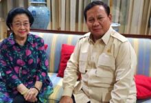 Sufmi Dasco Ahmad, Figur Kunci Di Balik Rekonsiliasi Teropongistana.com Jakarta - Melalui Tangan Dingin Sufmi Dasco Ahmad, Pertemuan Antara Presiden Prabowo Subianto Dan Presiden Ri Ke-5 Megawati Soekarnoputri Pada Senin, 7 April 2025Bisa Terwujud. Hal Ini Menandai Babak Baru Konsolidasi Elite Nasional Di Tengah Situasi Ekonomi Dan Geopolitik Global Yang Penuh Gejolak. Patut Diapresiasi Bahwa Peran Strategis Sufmi Dasco Ahmad Sebagai Wakil Ketua Dpr Ri, Dan Juga Ketua Harian Partai Gerindra Adalah Arsitek Dan Aktor Kunci Dibalik Pertemuan Politik Tingkat Tinggi Ini. Ditengah Lanskap Politik Yang Kerap Terfragmentasi, Sufmi Dasco Ahmad Menunjukkan Kapasitas Seorang Negarawan Karena Mampu Menjembatani Dua Kekuatan Politik Yang Berhadap-Hadapan Ketika Pilpres Bisa Bertemu Demi Kepentingan Nasional. Menurut Saya Dalam Situasi Seperti Ini, Figur Seperti Sufmi Dasco Ahmad Menjadi Penting Dan Harus Diapresiasi. Dengan Kecermatan Membaca Peta Kekuasaan Dan Ketajaman Intuisi Politik, Dasco Berhasil Menginisiasi Kanal Komunikasi Yang Produktif Di Antara Dua Poros Besar Politik Nasional. Langkahnya Memperkuat Posisi Presiden Prabowo Dalam Menghadapi Tantangan Global Sekaligus Membuka Jalan Bagi Terbentuknya Grand Coalition For National Resilience—Sebuah Koalisi Besar Yang Tidak Sekadar Bertumpu Pada Kekuasaan, Tetapi Berorientasi Pada Penyelamatan Ekonomi Nasional Dan Pertahanan Kepentingan Strategis Bangsa. *Badai Geopolitik: Gejolak Ekonomi Domestik Hingga Tekanan Tarif Dagang Washington* Indonesia Kini Berada Di Persimpangan Krisis. Dari Dalam, Tekanan Terhadap Pasar Domestik Terlihat Nyata, Ihsg Terus Merosot, Nilai Tukar Rupiah Melemah, Dan Kepercayaan Investor Dibayangi Ketidakpastian Arah Kebijakan Ekonomi. Dari Luar, Bayang-Bayang Perang Dagang Dan Tekanan Ideologis Kembali Muncul Seiring Kembalinya Donald Trump Ke Gedung Putih, Membawa Serta Kebijakan “Reciprocal Tariffs” Yang Agresif. Dalam Situasi Seperti Ini, Sinyal Stabilitas Politik Dan Arah Kebijakan Ekonomi Jangka Menengah Menjadi Sangat Dibutuhkan. Pertemuan Prabowo-Megawati Dipandang Sebagai Komitmen Untuk Menciptakan Kepastian—Baik Bagi Pelaku Pasar, Investor, Maupun Rakyat Indonesia. Tarif 32% Terhadap Produk Ekspor Indonesia Yang Baru Diberlakukan Oleh As Bukan Hanya Masalah Ekonomi, Tetapi Juga Soal Kedaulatan Kebijakan Pembangunan Nasional. Kebijakan Seperti Tkdn, Kontrol Ekspor Sumber Daya Alam (Sda), Dan Proteksi Terhadap Industri Strategis Nasional Menjadi Sasaran Langsung Retorika Proteksionis As. Dalam Konteks Inilah, Pertemuan Prabowo-Megawati Menjadi Lebih Dari Sekadar Simbol. Pertemuan Ini Adalah Manuver Politik Strategis Untuk Memperkuat Fondasi Kebangsaan. Sebagai Ketua Umum Pdi Perjuangan, Megawati Masih Memegang Pengaruh Besar Atas Struktur Politik Dan Birokrasi Nasional, Serta Jejaring Elite Daerah. Dengan Menjalin Komunikasi Dan Kerja Sama Antara Presiden Prabowo Dan Megawati, Terbuka Ruang Konsolidasi Lintas Partai Untuk Memperkuat Daya Tahan Ekonomi Domestik—Baik Melalui Penyusunan Langkah Respon Atas Kebijakan Tarif As, Percepatan Substitusi Impor Lewat Hilirisasi, Hingga Revisi Kebijakan Perdagangan Luar Negeri Yang Lebih Adaptif Dan Berdaulat. Langkah Ini Juga Memperkuat Legitimasi Presiden Prabowo Didalam Maupun Luar Negeri. Dunia Internasional Mencermati Bahwa Indonesia Bersatu Di Bawah Kepemimpinan Sipil Yang Kuat, Inklusif, Dan Berakar Dalam Prinsip Demokrasi. Meskipun Berasal Dari Spektrum Politik Berbeda, Prabowo Dan Megawati Menunjukkan Bahwa Kepentingan Nasional Berada Di Atas Segala Perbedaan. Pertemuan Prabowo–Megawati Adalah Cerminan Bahwa Indonesia, Dalam Menghadapi Bada Geopolitik, Memilih Jalan Persatuan. Ini Bukan Hanya Gestur Simbolik, Tetapi Bagian Dari Strategi Membangun National Unity In Times Of Economic War. Seperti Trump Yang Mengusung “New Golden Era” Untuk Amerika, Maka Inisiatif Konsolidasi Nasional Ini Bisa Menjadi Tonggak Awal Bagi Lahirnya “Zaman Kebangkitan Indonesia”—Sebuah Era Baru Di Mana Kekuatan Bangsa Ditentukan Bukan Oleh Siapa Lawan Politik Kita, Tetapi Oleh Seberapa Kuat Kita Mampu Bersatu Di Dalam. Pertemuan Prabowo-Megawati Ini, Sangat Saya Apresiasi Setinggi-Tingginya Kepada Presiden Prabowo Dan Megawati Soekarnoputri (Presiden Ri Ke-5) Atas Niat Baik Dan Pada Bulan Baik Ke-2 Tokoh Bangsa Bisa Bertemu.