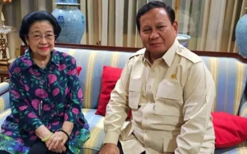 Sufmi Dasco Ahmad, Figur Kunci di Balik Rekonsiliasi Teropongistana.com Jakarta - Melalui tangan dingin Sufmi Dasco Ahmad, pertemuan antara Presiden Prabowo Subianto dan Presiden RI ke-5 Megawati Soekarnoputri pada Senin, 7 April 2025bisa terwujud. Hal ini menandai babak baru konsolidasi elite nasional di tengah situasi ekonomi dan geopolitik global yang penuh gejolak. Patut diapresiasi bahwa peran strategis Sufmi Dasco Ahmad sebagai Wakil Ketua DPR RI, dan juga Ketua Harian Partai Gerindra adalah arsitek dan aktor kunci dibalik pertemuan politik tingkat tinggi ini. Ditengah lanskap politik yang kerap terfragmentasi, Sufmi Dasco Ahmad menunjukkan kapasitas seorang negarawan karena mampu menjembatani dua kekuatan politik yang berhadap-hadapan ketika Pilpres bisa bertemu demi kepentingan nasional. Menurut saya dalam situasi seperti ini, figur seperti Sufmi Dasco Ahmad menjadi penting dan harus diapresiasi. Dengan kecermatan membaca peta kekuasaan dan ketajaman intuisi politik, Dasco berhasil menginisiasi kanal komunikasi yang produktif di antara dua poros besar politik nasional. Langkahnya memperkuat posisi Presiden Prabowo dalam menghadapi tantangan global sekaligus membuka jalan bagi terbentuknya Grand Coalition for National Resilience—sebuah koalisi besar yang tidak sekadar bertumpu pada kekuasaan, tetapi berorientasi pada penyelamatan ekonomi nasional dan pertahanan kepentingan strategis bangsa. *Badai Geopolitik: Gejolak Ekonomi Domestik hingga Tekanan Tarif Dagang Washington* Indonesia kini berada di persimpangan krisis. Dari dalam, tekanan terhadap pasar domestik terlihat nyata, IHSG terus merosot, nilai tukar rupiah melemah, dan kepercayaan investor dibayangi ketidakpastian arah kebijakan ekonomi. Dari luar, bayang-bayang perang dagang dan tekanan ideologis kembali muncul seiring kembalinya Donald Trump ke Gedung Putih, membawa serta kebijakan “reciprocal tariffs” yang agresif. Dalam situasi seperti ini, sinyal stabilitas politik dan arah kebijakan ekonomi jangka menengah menjadi sangat dibutuhkan. Pertemuan Prabowo-Megawati dipandang sebagai komitmen untuk menciptakan kepastian—baik bagi pelaku pasar, investor, maupun rakyat Indonesia. Tarif 32% terhadap produk ekspor Indonesia yang baru diberlakukan oleh AS bukan hanya masalah ekonomi, tetapi juga soal kedaulatan kebijakan pembangunan nasional. Kebijakan seperti TKDN, kontrol ekspor Sumber Daya Alam (SDA), dan proteksi terhadap industri strategis nasional menjadi sasaran langsung retorika proteksionis AS. Dalam konteks inilah, pertemuan Prabowo-Megawati menjadi lebih dari sekadar simbol. Pertemuan ini adalah manuver politik strategis untuk memperkuat fondasi kebangsaan. Sebagai Ketua Umum PDI Perjuangan, Megawati masih memegang pengaruh besar atas struktur politik dan birokrasi nasional, serta jejaring elite daerah. Dengan menjalin komunikasi dan kerja sama antara Presiden Prabowo dan Megawati, terbuka ruang konsolidasi lintas partai untuk memperkuat daya tahan ekonomi domestik—baik melalui penyusunan langkah respon atas kebijakan tarif AS, percepatan substitusi impor lewat hilirisasi, hingga revisi kebijakan perdagangan luar negeri yang lebih adaptif dan berdaulat. Langkah ini juga memperkuat legitimasi Presiden Prabowo didalam maupun luar negeri. Dunia internasional mencermati bahwa Indonesia bersatu di bawah kepemimpinan sipil yang kuat, inklusif, dan berakar dalam prinsip demokrasi. Meskipun berasal dari spektrum politik berbeda, Prabowo dan Megawati menunjukkan bahwa kepentingan nasional berada di atas segala perbedaan. Pertemuan Prabowo–Megawati adalah cerminan bahwa Indonesia, dalam menghadapi Bada Geopolitik, memilih jalan persatuan. Ini bukan hanya gestur simbolik, tetapi bagian dari strategi membangun national unity in times of economic war. Seperti Trump yang mengusung “New Golden Era” untuk Amerika, maka inisiatif konsolidasi nasional ini bisa menjadi tonggak awal bagi lahirnya “Zaman Kebangkitan Indonesia”—sebuah era baru di mana kekuatan bangsa ditentukan bukan oleh siapa lawan politik kita, tetapi oleh seberapa kuat kita mampu bersatu di dalam. Pertemuan Prabowo-Megawati ini, sangat saya apresiasi setinggi-tingginya kepada Presiden Prabowo dan Megawati Soekarnoputri (Presiden RI ke-5) atas niat baik dan pada bulan baik ke-2 tokoh bangsa bisa bertemu.