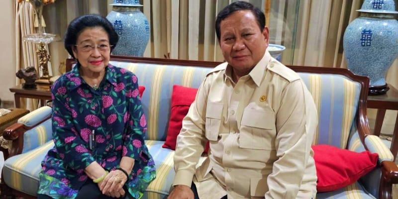 Sufmi Dasco Ahmad, Figur Kunci Di Balik Rekonsiliasi Teropongistana.com Jakarta - Melalui Tangan Dingin Sufmi Dasco Ahmad, Pertemuan Antara Presiden Prabowo Subianto Dan Presiden Ri Ke-5 Megawati Soekarnoputri Pada Senin, 7 April 2025Bisa Terwujud. Hal Ini Menandai Babak Baru Konsolidasi Elite Nasional Di Tengah Situasi Ekonomi Dan Geopolitik Global Yang Penuh Gejolak. Patut Diapresiasi Bahwa Peran Strategis Sufmi Dasco Ahmad Sebagai Wakil Ketua Dpr Ri, Dan Juga Ketua Harian Partai Gerindra Adalah Arsitek Dan Aktor Kunci Dibalik Pertemuan Politik Tingkat Tinggi Ini. Ditengah Lanskap Politik Yang Kerap Terfragmentasi, Sufmi Dasco Ahmad Menunjukkan Kapasitas Seorang Negarawan Karena Mampu Menjembatani Dua Kekuatan Politik Yang Berhadap-Hadapan Ketika Pilpres Bisa Bertemu Demi Kepentingan Nasional. Menurut Saya Dalam Situasi Seperti Ini, Figur Seperti Sufmi Dasco Ahmad Menjadi Penting Dan Harus Diapresiasi. Dengan Kecermatan Membaca Peta Kekuasaan Dan Ketajaman Intuisi Politik, Dasco Berhasil Menginisiasi Kanal Komunikasi Yang Produktif Di Antara Dua Poros Besar Politik Nasional. Langkahnya Memperkuat Posisi Presiden Prabowo Dalam Menghadapi Tantangan Global Sekaligus Membuka Jalan Bagi Terbentuknya Grand Coalition For National Resilience—Sebuah Koalisi Besar Yang Tidak Sekadar Bertumpu Pada Kekuasaan, Tetapi Berorientasi Pada Penyelamatan Ekonomi Nasional Dan Pertahanan Kepentingan Strategis Bangsa. *Badai Geopolitik: Gejolak Ekonomi Domestik Hingga Tekanan Tarif Dagang Washington* Indonesia Kini Berada Di Persimpangan Krisis. Dari Dalam, Tekanan Terhadap Pasar Domestik Terlihat Nyata, Ihsg Terus Merosot, Nilai Tukar Rupiah Melemah, Dan Kepercayaan Investor Dibayangi Ketidakpastian Arah Kebijakan Ekonomi. Dari Luar, Bayang-Bayang Perang Dagang Dan Tekanan Ideologis Kembali Muncul Seiring Kembalinya Donald Trump Ke Gedung Putih, Membawa Serta Kebijakan “Reciprocal Tariffs” Yang Agresif. Dalam Situasi Seperti Ini, Sinyal Stabilitas Politik Dan Arah Kebijakan Ekonomi Jangka Menengah Menjadi Sangat Dibutuhkan. Pertemuan Prabowo-Megawati Dipandang Sebagai Komitmen Untuk Menciptakan Kepastian—Baik Bagi Pelaku Pasar, Investor, Maupun Rakyat Indonesia. Tarif 32% Terhadap Produk Ekspor Indonesia Yang Baru Diberlakukan Oleh As Bukan Hanya Masalah Ekonomi, Tetapi Juga Soal Kedaulatan Kebijakan Pembangunan Nasional. Kebijakan Seperti Tkdn, Kontrol Ekspor Sumber Daya Alam (Sda), Dan Proteksi Terhadap Industri Strategis Nasional Menjadi Sasaran Langsung Retorika Proteksionis As. Dalam Konteks Inilah, Pertemuan Prabowo-Megawati Menjadi Lebih Dari Sekadar Simbol. Pertemuan Ini Adalah Manuver Politik Strategis Untuk Memperkuat Fondasi Kebangsaan. Sebagai Ketua Umum Pdi Perjuangan, Megawati Masih Memegang Pengaruh Besar Atas Struktur Politik Dan Birokrasi Nasional, Serta Jejaring Elite Daerah. Dengan Menjalin Komunikasi Dan Kerja Sama Antara Presiden Prabowo Dan Megawati, Terbuka Ruang Konsolidasi Lintas Partai Untuk Memperkuat Daya Tahan Ekonomi Domestik—Baik Melalui Penyusunan Langkah Respon Atas Kebijakan Tarif As, Percepatan Substitusi Impor Lewat Hilirisasi, Hingga Revisi Kebijakan Perdagangan Luar Negeri Yang Lebih Adaptif Dan Berdaulat. Langkah Ini Juga Memperkuat Legitimasi Presiden Prabowo Didalam Maupun Luar Negeri. Dunia Internasional Mencermati Bahwa Indonesia Bersatu Di Bawah Kepemimpinan Sipil Yang Kuat, Inklusif, Dan Berakar Dalam Prinsip Demokrasi. Meskipun Berasal Dari Spektrum Politik Berbeda, Prabowo Dan Megawati Menunjukkan Bahwa Kepentingan Nasional Berada Di Atas Segala Perbedaan. Pertemuan Prabowo–Megawati Adalah Cerminan Bahwa Indonesia, Dalam Menghadapi Bada Geopolitik, Memilih Jalan Persatuan. Ini Bukan Hanya Gestur Simbolik, Tetapi Bagian Dari Strategi Membangun National Unity In Times Of Economic War. Seperti Trump Yang Mengusung “New Golden Era” Untuk Amerika, Maka Inisiatif Konsolidasi Nasional Ini Bisa Menjadi Tonggak Awal Bagi Lahirnya “Zaman Kebangkitan Indonesia”—Sebuah Era Baru Di Mana Kekuatan Bangsa Ditentukan Bukan Oleh Siapa Lawan Politik Kita, Tetapi Oleh Seberapa Kuat Kita Mampu Bersatu Di Dalam. Pertemuan Prabowo-Megawati Ini, Sangat Saya Apresiasi Setinggi-Tingginya Kepada Presiden Prabowo Dan Megawati Soekarnoputri (Presiden Ri Ke-5) Atas Niat Baik Dan Pada Bulan Baik Ke-2 Tokoh Bangsa Bisa Bertemu.