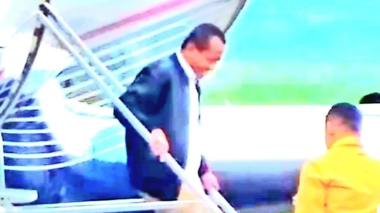 Momen detik-detik Bahlil bersama istri dan anak-anaknya turun dari jet pribadi salah satunya diunggah melalui akun akun TikTok officiallambeturah yang terlihat pada Rabu 9 April 2025.