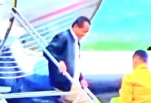 Momen Detik-Detik Bahlil Bersama Istri Dan Anak-Anaknya Turun Dari Jet Pribadi Salah Satunya Diunggah Melalui Akun Akun Tiktok Officiallambeturah Yang Terlihat Pada Rabu 9 April 2025.