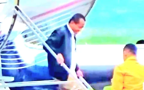 Momen detik-detik Bahlil bersama istri dan anak-anaknya turun dari jet pribadi salah satunya diunggah melalui akun akun TikTok officiallambeturah yang terlihat pada Rabu 9 April 2025.