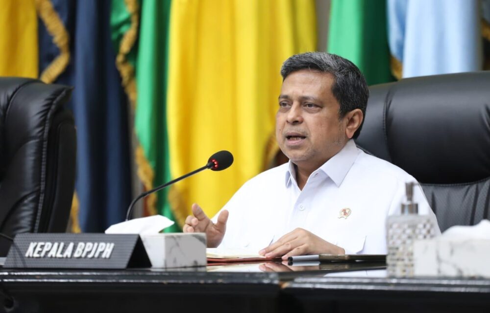 Jakarta --- Sikap Tegas Pemerintah Untuk Mengumumkan Sanksi Penarikan Sembilan Produk Pangan Olahan Yang Terdeteksi Mengandung Unsur Babi (Porcine) Dari Peredaran Melalui Siaran Pers Pada Senin (21/4/2025) Lalu Adalah Bentuk Tanggung Jawab Pemerintah Dalam Melaksanakan Amanat Perundang-Undangan Jaminan Produk Halal (Jph). &Quot;Kami (Bpjph) Dan Bpom Terus Berkoordinasi Dalam Melaksanakan Pengawasan Produk Yang Beredar Di Tengah Masyarakat Sebagai Bentuk Tanggung Jawab Kami Atas Amanat Peraturan Perundang-Undangan Yang Berlaku, Demi Melindungi Segenap Bangsa Indonesia.&Quot; Ungkap Kepala Bpjph Ahmad Haikal Hasan Di Jakarta, Rabu (23/4/2025). &Quot;Ini Merupakan Pelaksanaan Tugas Dan Fungsi Bpjph, Khususnya Dalam Pengawasan Produk. Sebab, Meskipun Suatu Produk Sudah Mendapatkan Sertifikat Halal, Pengawasan Secara Terus Menerus Tetap Harus Kita Laksanakan Sebagaimana Perintah Undang-Undang. Ini Untuk Memastikan Bahwa Pelaku Usaha Konsisten Dalam Menjalankan Komitmen Halalnya.&Quot; Lanjutnya. Sesuai Amanat Peraturan Pemerintah Nomor 42 Tahun 2024 Tentang Penyelenggaraan Bidang Jaminan Produk Halal, Lanjutnya, Pengawasan Jaminan Produk Halal Dapat Dilakukan Oleh Bpjph, Kementerian Atau Lembaga Terkait, Dan/Atau Pemerintah Daerah Provinsi/Kabupaten/Kota, Sesuai Dengan Kewenangannya Baik Secara Sendiri-Sendiri Atau Bersama-Sama. &Quot;Bahkan, Begitu Pentingnya Pengawasan Jaminan Produk Halal, Undang-Undang Memberikan Ruang Bagi Masyarakat Untuk Berperan Serta Dalam Pengawasan Jph.&Quot; Sambungnya Pria Yang Akrab Disapa Babe Haikal Tersebut. &Quot;Karenanya, Saya Mengimbau Masyarakat Untuk Turut Berpartisipasi Aktif Dalam Pengawasan Produk Yang Beredar. Siapa Saja Yang Mendapati Suatu Produk Di Peredaran Diduga Tidak Memenuhi Ketentuan Regulasi Jaminan Produk Halal Yang Berlaku, Silahkan Segera Melaporkan Melalui Email Layanan@Halal.go.id.&Quot; Tegasnya. 