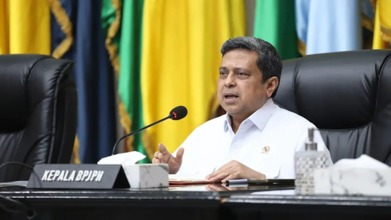 Jakarta --- Sikap tegas pemerintah untuk mengumumkan sanksi penarikan sembilan produk pangan olahan yang terdeteksi mengandung unsur babi (porcine) dari peredaran melalui siaran pers pada Senin (21/4/2025) lalu adalah bentuk tanggung jawab pemerintah dalam melaksanakan amanat perundang-undangan Jaminan Produk Halal (JPH). "Kami (BPJPH) dan BPOM terus berkoordinasi dalam melaksanakan pengawasan produk yang beredar di tengah masyarakat sebagai bentuk tanggung jawab kami atas amanat peraturan perundang-undangan yang berlaku, demi melindungi segenap bangsa Indonesia." ungkap Kepala BPJPH Ahmad Haikal Hasan di Jakarta, Rabu (23/4/2025). "Ini merupakan pelaksanaan tugas dan fungsi BPJPH, khususnya dalam pengawasan produk. Sebab, meskipun suatu produk sudah mendapatkan sertifikat halal, pengawasan secara terus menerus tetap harus kita laksanakan sebagaimana perintah Undang-undang. Ini untuk memastikan bahwa pelaku usaha konsisten dalam menjalankan komitmen halalnya." lanjutnya. Sesuai amanat Peraturan Pemerintah Nomor 42 Tahun 2024 tentang penyelenggaraan Bidang Jaminan Produk Halal, lanjutnya, pengawasan jaminan produk halal dapat dilakukan oleh BPJPH, kementerian atau lembaga terkait, dan/atau pemerintah daerah provinsi/kabupaten/kota, sesuai dengan kewenangannya baik secara sendiri-sendiri atau bersama-sama. "Bahkan, begitu pentingnya pengawasan jaminan produk halal, Undang-undang memberikan ruang bagi masyarakat untuk berperan serta dalam pengawasan JPH." sambungnya pria yang akrab disapa Babe Haikal tersebut. "Karenanya, saya mengimbau masyarakat untuk turut berpartisipasi aktif dalam pengawasan produk yang beredar. Siapa saja yang mendapati suatu produk di peredaran diduga tidak memenuhi ketentuan regulasi jaminan produk halal yang berlaku, silahkan segera melaporkan melalui email layanan@halal.go.id." tegasnya. 