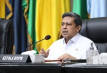 Jakarta --- Sikap Tegas Pemerintah Untuk Mengumumkan Sanksi Penarikan Sembilan Produk Pangan Olahan Yang Terdeteksi Mengandung Unsur Babi (Porcine) Dari Peredaran Melalui Siaran Pers Pada Senin (21/4/2025) Lalu Adalah Bentuk Tanggung Jawab Pemerintah Dalam Melaksanakan Amanat Perundang-Undangan Jaminan Produk Halal (Jph). &Amp;Quot;Kami (Bpjph) Dan Bpom Terus Berkoordinasi Dalam Melaksanakan Pengawasan Produk Yang Beredar Di Tengah Masyarakat Sebagai Bentuk Tanggung Jawab Kami Atas Amanat Peraturan Perundang-Undangan Yang Berlaku, Demi Melindungi Segenap Bangsa Indonesia.&Amp;Quot; Ungkap Kepala Bpjph Ahmad Haikal Hasan Di Jakarta, Rabu (23/4/2025). &Amp;Quot;Ini Merupakan Pelaksanaan Tugas Dan Fungsi Bpjph, Khususnya Dalam Pengawasan Produk. Sebab, Meskipun Suatu Produk Sudah Mendapatkan Sertifikat Halal, Pengawasan Secara Terus Menerus Tetap Harus Kita Laksanakan Sebagaimana Perintah Undang-Undang. Ini Untuk Memastikan Bahwa Pelaku Usaha Konsisten Dalam Menjalankan Komitmen Halalnya.&Amp;Quot; Lanjutnya. Sesuai Amanat Peraturan Pemerintah Nomor 42 Tahun 2024 Tentang Penyelenggaraan Bidang Jaminan Produk Halal, Lanjutnya, Pengawasan Jaminan Produk Halal Dapat Dilakukan Oleh Bpjph, Kementerian Atau Lembaga Terkait, Dan/Atau Pemerintah Daerah Provinsi/Kabupaten/Kota, Sesuai Dengan Kewenangannya Baik Secara Sendiri-Sendiri Atau Bersama-Sama. &Amp;Quot;Bahkan, Begitu Pentingnya Pengawasan Jaminan Produk Halal, Undang-Undang Memberikan Ruang Bagi Masyarakat Untuk Berperan Serta Dalam Pengawasan Jph.&Amp;Quot; Sambungnya Pria Yang Akrab Disapa Babe Haikal Tersebut. &Amp;Quot;Karenanya, Saya Mengimbau Masyarakat Untuk Turut Berpartisipasi Aktif Dalam Pengawasan Produk Yang Beredar. Siapa Saja Yang Mendapati Suatu Produk Di Peredaran Diduga Tidak Memenuhi Ketentuan Regulasi Jaminan Produk Halal Yang Berlaku, Silahkan Segera Melaporkan Melalui Email Layanan@Halal.go.id.&Amp;Quot; Tegasnya. 