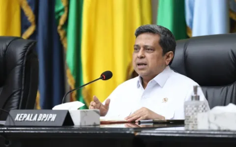 Jakarta --- Sikap tegas pemerintah untuk mengumumkan sanksi penarikan sembilan produk pangan olahan yang terdeteksi mengandung unsur babi (porcine) dari peredaran melalui siaran pers pada Senin (21/4/2025) lalu adalah bentuk tanggung jawab pemerintah dalam melaksanakan amanat perundang-undangan Jaminan Produk Halal (JPH). "Kami (BPJPH) dan BPOM terus berkoordinasi dalam melaksanakan pengawasan produk yang beredar di tengah masyarakat sebagai bentuk tanggung jawab kami atas amanat peraturan perundang-undangan yang berlaku, demi melindungi segenap bangsa Indonesia." ungkap Kepala BPJPH Ahmad Haikal Hasan di Jakarta, Rabu (23/4/2025). "Ini merupakan pelaksanaan tugas dan fungsi BPJPH, khususnya dalam pengawasan produk. Sebab, meskipun suatu produk sudah mendapatkan sertifikat halal, pengawasan secara terus menerus tetap harus kita laksanakan sebagaimana perintah Undang-undang. Ini untuk memastikan bahwa pelaku usaha konsisten dalam menjalankan komitmen halalnya." lanjutnya. Sesuai amanat Peraturan Pemerintah Nomor 42 Tahun 2024 tentang penyelenggaraan Bidang Jaminan Produk Halal, lanjutnya, pengawasan jaminan produk halal dapat dilakukan oleh BPJPH, kementerian atau lembaga terkait, dan/atau pemerintah daerah provinsi/kabupaten/kota, sesuai dengan kewenangannya baik secara sendiri-sendiri atau bersama-sama. "Bahkan, begitu pentingnya pengawasan jaminan produk halal, Undang-undang memberikan ruang bagi masyarakat untuk berperan serta dalam pengawasan JPH." sambungnya pria yang akrab disapa Babe Haikal tersebut. "Karenanya, saya mengimbau masyarakat untuk turut berpartisipasi aktif dalam pengawasan produk yang beredar. Siapa saja yang mendapati suatu produk di peredaran diduga tidak memenuhi ketentuan regulasi jaminan produk halal yang berlaku, silahkan segera melaporkan melalui email layanan@halal.go.id." tegasnya. 