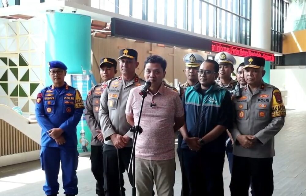 Ketua Komisi Iii Dpr Ri Sebut Mudik 2024 Paling Lancar Teropongistana.com Banten. Ketua Komisi Iii Dpr Ri, Habiburrohman, Menyatakan Bahwa Arus Mudik Tahun Ini Menjadi Salah Satu Yang Paling Lancar Sejak Tahun 2000. Ia Menyoroti Kelancaran Tidak Hanya Di Pelabuhan Merak, Tetapi Juga Di Wilayah Banten Dan Seluruh Indonesia. “Kita Menjadi Saksi Bahwa Ini Salah Satu Pengaturan Mudik Terlancar Sejak Tahun 2000. Bukan Hanya Di Merak, Tapi Di Banten, Bahkan Seluruh Indonesia Mudik Tahun Ini Lancar. Saya Harap Akan Lancar Juga Sampai Besok Dan Seterusnya,” Ujar Habiburrohman, Selasa (1/4/2025). Kelancaran Arus Mudik Ini Tidak Terlepas Dari Kerja Keras Dan Koordinasi Berbagai Pihak, Terutama Korps Lalu Lintas (Korlantas) Polri, Jajaran Kepolisian Di Berbagai Daerah, Kementerian Perhubungan (Kemenhub), Pt Asdp Indonesia Ferry, Serta Kementerian Dan Lembaga Terkait Lainnya. Sinergi Antara Instansi-Instansi Ini Memastikan Pengaturan Lalu Lintas Yang Optimal, Kesiapan Infrastruktur, Serta Pelayanan Yang Lebih Baik Bagi Para Pemudik. Meningkatnya Kualitas Layanan Mudik Tahun Ini Juga Mencerminkan Perbaikan Dalam Strategi Pengelolaan Transportasi Dan Kesiapan Aparat Di Lapangan. Penerapan Rekayasa Lalu Lintas, Pemantauan Arus Kendaraan Secara Real-Time, Serta Kesiagaan Petugas Di Titik-Titik Krusial Telah Berkontribusi Besar Dalam Menjaga Kelancaran Perjalanan Masyarakat. Dengan Masih Berlangsungnya Arus Balik Dalam Beberapa Hari Ke Depan, Diharapkan Sinergi Ini Terus Berjalan Optimal Agar Seluruh Pemudik Dapat Kembali Ke Tempat Asal Dengan Aman Dan Nyaman. Dpr Ri Juga Mengapresiasi Seluruh Pemangku Kepentingan Yang Telah Bekerja Keras Dalam Mengawal Perjalanan Mudik Tahun Ini.