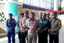 Ketua Komisi Iii Dpr Ri Sebut Mudik 2024 Paling Lancar Teropongistana.com Banten. Ketua Komisi Iii Dpr Ri, Habiburrohman, Menyatakan Bahwa Arus Mudik Tahun Ini Menjadi Salah Satu Yang Paling Lancar Sejak Tahun 2000. Ia Menyoroti Kelancaran Tidak Hanya Di Pelabuhan Merak, Tetapi Juga Di Wilayah Banten Dan Seluruh Indonesia. “Kita Menjadi Saksi Bahwa Ini Salah Satu Pengaturan Mudik Terlancar Sejak Tahun 2000. Bukan Hanya Di Merak, Tapi Di Banten, Bahkan Seluruh Indonesia Mudik Tahun Ini Lancar. Saya Harap Akan Lancar Juga Sampai Besok Dan Seterusnya,” Ujar Habiburrohman, Selasa (1/4/2025). Kelancaran Arus Mudik Ini Tidak Terlepas Dari Kerja Keras Dan Koordinasi Berbagai Pihak, Terutama Korps Lalu Lintas (Korlantas) Polri, Jajaran Kepolisian Di Berbagai Daerah, Kementerian Perhubungan (Kemenhub), Pt Asdp Indonesia Ferry, Serta Kementerian Dan Lembaga Terkait Lainnya. Sinergi Antara Instansi-Instansi Ini Memastikan Pengaturan Lalu Lintas Yang Optimal, Kesiapan Infrastruktur, Serta Pelayanan Yang Lebih Baik Bagi Para Pemudik. Meningkatnya Kualitas Layanan Mudik Tahun Ini Juga Mencerminkan Perbaikan Dalam Strategi Pengelolaan Transportasi Dan Kesiapan Aparat Di Lapangan. Penerapan Rekayasa Lalu Lintas, Pemantauan Arus Kendaraan Secara Real-Time, Serta Kesiagaan Petugas Di Titik-Titik Krusial Telah Berkontribusi Besar Dalam Menjaga Kelancaran Perjalanan Masyarakat. Dengan Masih Berlangsungnya Arus Balik Dalam Beberapa Hari Ke Depan, Diharapkan Sinergi Ini Terus Berjalan Optimal Agar Seluruh Pemudik Dapat Kembali Ke Tempat Asal Dengan Aman Dan Nyaman. Dpr Ri Juga Mengapresiasi Seluruh Pemangku Kepentingan Yang Telah Bekerja Keras Dalam Mengawal Perjalanan Mudik Tahun Ini.