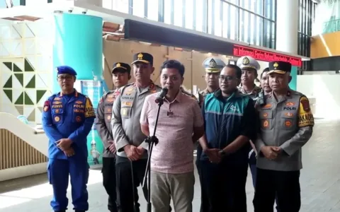 Ketua Komisi III DPR RI Sebut Mudik 2024 Paling Lancar Teropongistana.com Banten. Ketua Komisi III DPR RI, Habiburrohman, menyatakan bahwa arus mudik tahun ini menjadi salah satu yang paling lancar sejak tahun 2000. Ia menyoroti kelancaran tidak hanya di Pelabuhan Merak, tetapi juga di wilayah Banten dan seluruh Indonesia. “Kita menjadi saksi bahwa ini salah satu pengaturan mudik terlancar sejak tahun 2000. Bukan hanya di Merak, tapi di Banten, bahkan seluruh Indonesia mudik tahun ini lancar. Saya harap akan lancar juga sampai besok dan seterusnya,” ujar Habiburrohman, Selasa (1/4/2025). Kelancaran arus mudik ini tidak terlepas dari kerja keras dan koordinasi berbagai pihak, terutama Korps Lalu Lintas (Korlantas) Polri, jajaran kepolisian di berbagai daerah, Kementerian Perhubungan (Kemenhub), PT ASDP Indonesia Ferry, serta kementerian dan lembaga terkait lainnya. Sinergi antara instansi-instansi ini memastikan pengaturan lalu lintas yang optimal, kesiapan infrastruktur, serta pelayanan yang lebih baik bagi para pemudik. Meningkatnya kualitas layanan mudik tahun ini juga mencerminkan perbaikan dalam strategi pengelolaan transportasi dan kesiapan aparat di lapangan. Penerapan rekayasa lalu lintas, pemantauan arus kendaraan secara real-time, serta kesiagaan petugas di titik-titik krusial telah berkontribusi besar dalam menjaga kelancaran perjalanan masyarakat. Dengan masih berlangsungnya arus balik dalam beberapa hari ke depan, diharapkan sinergi ini terus berjalan optimal agar seluruh pemudik dapat kembali ke tempat asal dengan aman dan nyaman. DPR RI juga mengapresiasi seluruh pemangku kepentingan yang telah bekerja keras dalam mengawal perjalanan mudik tahun ini.