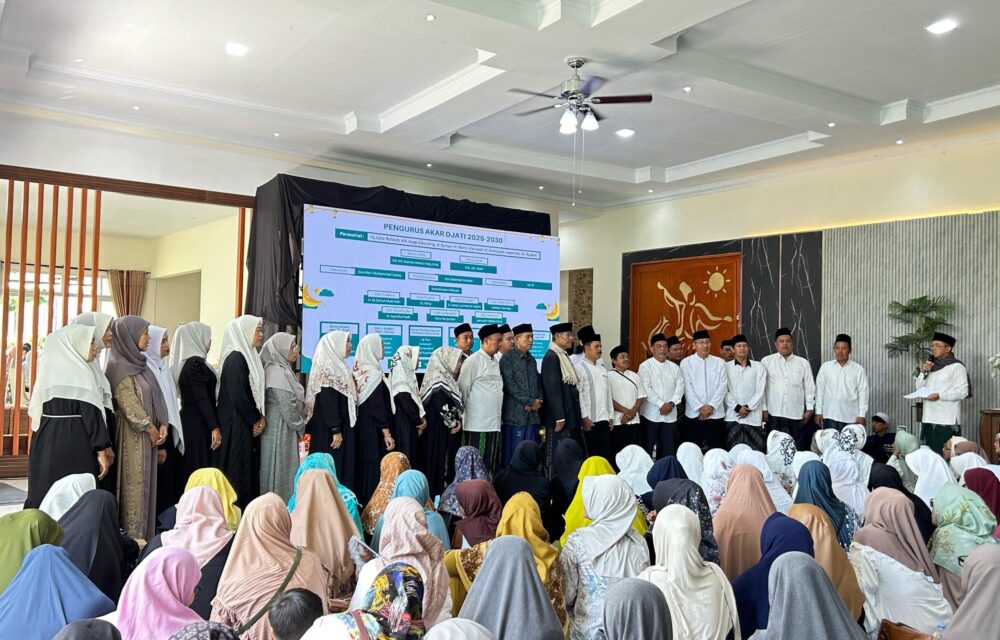 Akar Djati: Menjawab Kekisruhan Dunia Dengan Sholawat  Teropongistana.com Majalengka – Di Tengah Dunia Yang Dilanda Kekisruhan Akibat Perang Dagang Dan Ketidakpastian Global Yang Dipicu Oleh Kebijakan Proteksionis Donald Trump, Indonesia Menghadirkan Oase Keteduhan Dari Akar Tradisi Spiritualnya. Salah Satunya Adalah Paguyuban Sholawat Akar Djati. Pagi Tadi, Senin (7/4), Ribuan Jamaah Akar Djati Berkumpul Dalam Doa Bersama Bertajuk &Quot;Seruan Damai Untuk Dunia&Quot; Yang Digelar Di Pondok Pesantren Al Mizan Jatiwangi, Majalengka. Acara Ini Menjadi Bentuk Nyata Kepedulian Spiritual Masyarakat Terhadap Situasi Global Yang Tengah Diwarnai Konflik Dan Krisis Kemanusiaan. Dipimpin Oleh Tokoh Muda Nahdlatul Ulama (Nu), Kh. Maman Imanulhaq, Akar Djati Hadir Bukan Sekadar Sebagai Paguyuban Sholawat, Melainkan Sebagai Gerakan Kebudayaan Yang Mengusung Pesan Kasih Sayang, Keadilan Sosial, Dan Perdamaian Dunia. Dalam Setiap Lantunan Sholawatnya, Terselip Tekad Untuk Meneruskan Misi Rahmatan Lil ‘Alamin, Menyejukkan Dunia Yang Panas Oleh Konflik Dan Ketamakan Ekonomi Global. “Dari Paguyuban Ini Yang Dijalankan Dengan Penuh Nilai-Nilai Akhlak Dan Kearifan, Kita Suarakan Harapan Dan Komitmen Untuk Dunia Yang Lebih Damai. Agama Harus Menjadi Energi Cinta, Bukan Alat Permusuhan,” Ujar Kh. Maman Imanulhaq Di Hadapan Ribuan Jamaah Yang Hadir. Kiai Maman Juga Menyoroti Pentingnya Peran Indonesia Sebagai Negara Dengan Penduduk Muslim Terbesar Di Dunia Untuk Menjadi Contoh Dalam Merawat Kerukunan. “Kita Ingin Dunia Melihat Bahwa Islam Indonesia, Islam Cirebon, Adalah Islam Yang Ramah, Solutif, Dan Membawa Rahmat Bagi Seluruh Alam,” Tambahnya. Wakil Sekretaris Dewan Syuro Dpp Pkb Ini Pun Mengajak Seluruh Jamaah Akar Djati Untuk Lebih Serius Dalam Membangun Ketahanan Pangan, Memperkuat Solidaritas Sosial Dengan Saling Membantu Sesama, Serta Menumbuhkan Nilai-Nilai Spiritualitas Dalam Kehidupan Sehari-Hari. “Kita Tidak Cukup Hanya Berdoa, Tapi Juga Harus Membangun Kemandirian, Memperkuat Persaudaraan, Dan Menyucikan Niat Dalam Setiap Gerakan Kita,” Tegas Kiai Maman Di Hadapan Ribuan Jamaah. Akar Djati, Imbuh Kiai Maman, Tumbuh Menjadi Gerakan Spiritual-Masyarakat Dengan Ribuan Jamaah Yang Tersebar Di Wilayah 3 Cirebon, Sumedang, Subang, Dan Bandung. Dengan Semangat Islam Nusantara Yang Inklusif Dan Penuh Cinta, Akar Djati Meyakini Bahwa Indonesia Bisa Menjadi Penutur Damai Di Tengah Hiruk Pikuk Geopolitik Dunia. &Quot;Lewat Budaya, Spiritualitas, Ketahanan Sosial-Ekonomi, Dan Keterlibatan Aktif Di Tengah Masyarakat, Akar Djati Ingin Menyuarakan Bahwa Dunia Bisa Damai, Jika Kita Kembali Pada Akar Kemanusiaan Dan Ketuhanan,&Quot; Katanya Menutup. Hadir Pada Acara Itu Pula Sejumlah Tokoh Seperti Pimpinan Ponpes Al Mizan Nyai H. Upik Rofikoh Yang Juga Penasehat Akar Djati. Juga Kh. Acep T. Khozin, H. Sumari, H. Ramli, Kiai Said, Hj. Srimulyati, Kasmirah, Serta Hj. Ruskini. Hadir Pula Ketua Harian Akar Djati Drs Hariri, Sekretaris Gus Mari Muhammad Hadiq, Dan Bendahara Umum Hj. Eli. Akar Djati, Sebagai Gerakan Spiritual-Kebudayaan Yang Menggabungkan Nilai Keislaman Dengan Akar Lokal Nusantara, Telah Lama Mengusung Semangat Dialog, Toleransi, Dan Persaudaraan Lintas Iman. Dalam Acara Ini, Tak Hanya Doa Bersama Saja, Namun Pula Turut Ditampilkan Pertunjukan Seni Budaya Lokal Serta Pembacaan Syair Perdamaian.