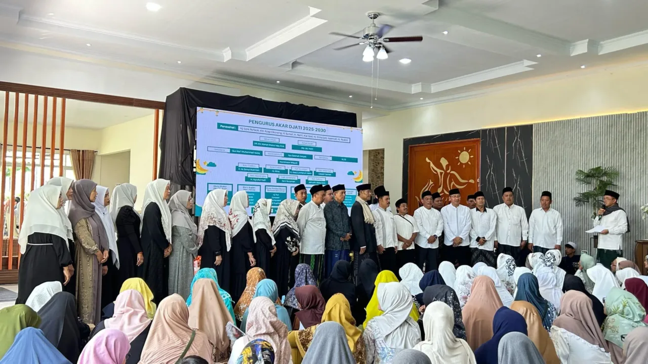Akar Djati: Menjawab Kekisruhan Dunia dengan Sholawat  Teropongistana.com Majalengka – Di tengah dunia yang dilanda kekisruhan akibat perang dagang dan ketidakpastian global yang dipicu oleh kebijakan proteksionis Donald Trump, Indonesia menghadirkan oase keteduhan dari akar tradisi spiritualnya. Salah satunya adalah Paguyuban Sholawat Akar Djati. Pagi tadi, Senin (7/4), ribuan jamaah Akar Djati berkumpul dalam doa bersama bertajuk "Seruan Damai untuk Dunia" yang digelar di Pondok Pesantren Al Mizan Jatiwangi, Majalengka. Acara ini menjadi bentuk nyata kepedulian spiritual masyarakat terhadap situasi global yang tengah diwarnai konflik dan krisis kemanusiaan. Dipimpin oleh tokoh muda Nahdlatul Ulama (NU), KH. Maman Imanulhaq, Akar Djati hadir bukan sekadar sebagai paguyuban sholawat, melainkan sebagai gerakan kebudayaan yang mengusung pesan kasih sayang, keadilan sosial, dan perdamaian dunia. Dalam setiap lantunan sholawatnya, terselip tekad untuk meneruskan misi rahmatan lil ‘alamin, menyejukkan dunia yang panas oleh konflik dan ketamakan ekonomi global. “Dari paguyuban ini yang dijalankan dengan penuh nilai-nilai akhlak dan kearifan, kita suarakan harapan dan komitmen untuk dunia yang lebih damai. Agama harus menjadi energi cinta, bukan alat permusuhan,” ujar KH. Maman Imanulhaq di hadapan ribuan jamaah yang hadir. Kiai Maman juga menyoroti pentingnya peran Indonesia sebagai negara dengan penduduk muslim terbesar di dunia untuk menjadi contoh dalam merawat kerukunan. “Kita ingin dunia melihat bahwa Islam Indonesia, Islam Cirebon, adalah Islam yang ramah, solutif, dan membawa rahmat bagi seluruh alam,” tambahnya. Wakil Sekretaris Dewan Syuro DPP PKB ini pun mengajak seluruh jamaah Akar Djati untuk lebih serius dalam membangun ketahanan pangan, memperkuat solidaritas sosial dengan saling membantu sesama, serta menumbuhkan nilai-nilai spiritualitas dalam kehidupan sehari-hari. “Kita tidak cukup hanya berdoa, tapi juga harus membangun kemandirian, memperkuat persaudaraan, dan menyucikan niat dalam setiap gerakan kita,” tegas Kiai Maman di hadapan ribuan jamaah. Akar Djati, imbuh Kiai Maman, tumbuh menjadi gerakan spiritual-masyarakat dengan ribuan jamaah yang tersebar di wilayah 3 Cirebon, Sumedang, Subang, dan Bandung. Dengan semangat Islam Nusantara yang inklusif dan penuh cinta, Akar Djati meyakini bahwa Indonesia bisa menjadi penutur damai di tengah hiruk pikuk geopolitik dunia. "Lewat budaya, spiritualitas, ketahanan sosial-ekonomi, dan keterlibatan aktif di tengah masyarakat, Akar Djati ingin menyuarakan bahwa dunia bisa damai, jika kita kembali pada akar kemanusiaan dan ketuhanan," katanya menutup. Hadir pada acara itu pula sejumlah tokoh seperti Pimpinan Ponpes Al Mizan Nyai H. Upik Rofikoh yang juga penasehat Akar Djati. Juga KH. Acep T. Khozin, H. Sumari, H. Ramli, Kiai Said, Hj. Srimulyati, Kasmirah, serta Hj. Ruskini. Hadir pula Ketua Harian Akar Djati Drs Hariri, Sekretaris Gus Mari Muhammad Hadiq, dan Bendahara Umum Hj. Eli. Akar Djati, sebagai gerakan spiritual-kebudayaan yang menggabungkan nilai keislaman dengan akar lokal Nusantara, telah lama mengusung semangat dialog, toleransi, dan persaudaraan lintas iman. Dalam acara ini, tak hanya doa bersama saja, namun pula turut ditampilkan pertunjukan seni budaya lokal serta pembacaan syair perdamaian.