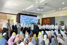 Akar Djati: Menjawab Kekisruhan Dunia Dengan Sholawat  Teropongistana.com Majalengka – Di Tengah Dunia Yang Dilanda Kekisruhan Akibat Perang Dagang Dan Ketidakpastian Global Yang Dipicu Oleh Kebijakan Proteksionis Donald Trump, Indonesia Menghadirkan Oase Keteduhan Dari Akar Tradisi Spiritualnya. Salah Satunya Adalah Paguyuban Sholawat Akar Djati. Pagi Tadi, Senin (7/4), Ribuan Jamaah Akar Djati Berkumpul Dalam Doa Bersama Bertajuk &Quot;Seruan Damai Untuk Dunia&Quot; Yang Digelar Di Pondok Pesantren Al Mizan Jatiwangi, Majalengka. Acara Ini Menjadi Bentuk Nyata Kepedulian Spiritual Masyarakat Terhadap Situasi Global Yang Tengah Diwarnai Konflik Dan Krisis Kemanusiaan. Dipimpin Oleh Tokoh Muda Nahdlatul Ulama (Nu), Kh. Maman Imanulhaq, Akar Djati Hadir Bukan Sekadar Sebagai Paguyuban Sholawat, Melainkan Sebagai Gerakan Kebudayaan Yang Mengusung Pesan Kasih Sayang, Keadilan Sosial, Dan Perdamaian Dunia. Dalam Setiap Lantunan Sholawatnya, Terselip Tekad Untuk Meneruskan Misi Rahmatan Lil ‘Alamin, Menyejukkan Dunia Yang Panas Oleh Konflik Dan Ketamakan Ekonomi Global. “Dari Paguyuban Ini Yang Dijalankan Dengan Penuh Nilai-Nilai Akhlak Dan Kearifan, Kita Suarakan Harapan Dan Komitmen Untuk Dunia Yang Lebih Damai. Agama Harus Menjadi Energi Cinta, Bukan Alat Permusuhan,” Ujar Kh. Maman Imanulhaq Di Hadapan Ribuan Jamaah Yang Hadir. Kiai Maman Juga Menyoroti Pentingnya Peran Indonesia Sebagai Negara Dengan Penduduk Muslim Terbesar Di Dunia Untuk Menjadi Contoh Dalam Merawat Kerukunan. “Kita Ingin Dunia Melihat Bahwa Islam Indonesia, Islam Cirebon, Adalah Islam Yang Ramah, Solutif, Dan Membawa Rahmat Bagi Seluruh Alam,” Tambahnya. Wakil Sekretaris Dewan Syuro Dpp Pkb Ini Pun Mengajak Seluruh Jamaah Akar Djati Untuk Lebih Serius Dalam Membangun Ketahanan Pangan, Memperkuat Solidaritas Sosial Dengan Saling Membantu Sesama, Serta Menumbuhkan Nilai-Nilai Spiritualitas Dalam Kehidupan Sehari-Hari. “Kita Tidak Cukup Hanya Berdoa, Tapi Juga Harus Membangun Kemandirian, Memperkuat Persaudaraan, Dan Menyucikan Niat Dalam Setiap Gerakan Kita,” Tegas Kiai Maman Di Hadapan Ribuan Jamaah. Akar Djati, Imbuh Kiai Maman, Tumbuh Menjadi Gerakan Spiritual-Masyarakat Dengan Ribuan Jamaah Yang Tersebar Di Wilayah 3 Cirebon, Sumedang, Subang, Dan Bandung. Dengan Semangat Islam Nusantara Yang Inklusif Dan Penuh Cinta, Akar Djati Meyakini Bahwa Indonesia Bisa Menjadi Penutur Damai Di Tengah Hiruk Pikuk Geopolitik Dunia. &Quot;Lewat Budaya, Spiritualitas, Ketahanan Sosial-Ekonomi, Dan Keterlibatan Aktif Di Tengah Masyarakat, Akar Djati Ingin Menyuarakan Bahwa Dunia Bisa Damai, Jika Kita Kembali Pada Akar Kemanusiaan Dan Ketuhanan,&Quot; Katanya Menutup. Hadir Pada Acara Itu Pula Sejumlah Tokoh Seperti Pimpinan Ponpes Al Mizan Nyai H. Upik Rofikoh Yang Juga Penasehat Akar Djati. Juga Kh. Acep T. Khozin, H. Sumari, H. Ramli, Kiai Said, Hj. Srimulyati, Kasmirah, Serta Hj. Ruskini. Hadir Pula Ketua Harian Akar Djati Drs Hariri, Sekretaris Gus Mari Muhammad Hadiq, Dan Bendahara Umum Hj. Eli. Akar Djati, Sebagai Gerakan Spiritual-Kebudayaan Yang Menggabungkan Nilai Keislaman Dengan Akar Lokal Nusantara, Telah Lama Mengusung Semangat Dialog, Toleransi, Dan Persaudaraan Lintas Iman. Dalam Acara Ini, Tak Hanya Doa Bersama Saja, Namun Pula Turut Ditampilkan Pertunjukan Seni Budaya Lokal Serta Pembacaan Syair Perdamaian.