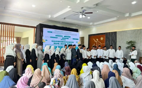 Akar Djati: Menjawab Kekisruhan Dunia dengan Sholawat  Teropongistana.com Majalengka – Di tengah dunia yang dilanda kekisruhan akibat perang dagang dan ketidakpastian global yang dipicu oleh kebijakan proteksionis Donald Trump, Indonesia menghadirkan oase keteduhan dari akar tradisi spiritualnya. Salah satunya adalah Paguyuban Sholawat Akar Djati. Pagi tadi, Senin (7/4), ribuan jamaah Akar Djati berkumpul dalam doa bersama bertajuk "Seruan Damai untuk Dunia" yang digelar di Pondok Pesantren Al Mizan Jatiwangi, Majalengka. Acara ini menjadi bentuk nyata kepedulian spiritual masyarakat terhadap situasi global yang tengah diwarnai konflik dan krisis kemanusiaan. Dipimpin oleh tokoh muda Nahdlatul Ulama (NU), KH. Maman Imanulhaq, Akar Djati hadir bukan sekadar sebagai paguyuban sholawat, melainkan sebagai gerakan kebudayaan yang mengusung pesan kasih sayang, keadilan sosial, dan perdamaian dunia. Dalam setiap lantunan sholawatnya, terselip tekad untuk meneruskan misi rahmatan lil ‘alamin, menyejukkan dunia yang panas oleh konflik dan ketamakan ekonomi global. “Dari paguyuban ini yang dijalankan dengan penuh nilai-nilai akhlak dan kearifan, kita suarakan harapan dan komitmen untuk dunia yang lebih damai. Agama harus menjadi energi cinta, bukan alat permusuhan,” ujar KH. Maman Imanulhaq di hadapan ribuan jamaah yang hadir. Kiai Maman juga menyoroti pentingnya peran Indonesia sebagai negara dengan penduduk muslim terbesar di dunia untuk menjadi contoh dalam merawat kerukunan. “Kita ingin dunia melihat bahwa Islam Indonesia, Islam Cirebon, adalah Islam yang ramah, solutif, dan membawa rahmat bagi seluruh alam,” tambahnya. Wakil Sekretaris Dewan Syuro DPP PKB ini pun mengajak seluruh jamaah Akar Djati untuk lebih serius dalam membangun ketahanan pangan, memperkuat solidaritas sosial dengan saling membantu sesama, serta menumbuhkan nilai-nilai spiritualitas dalam kehidupan sehari-hari. “Kita tidak cukup hanya berdoa, tapi juga harus membangun kemandirian, memperkuat persaudaraan, dan menyucikan niat dalam setiap gerakan kita,” tegas Kiai Maman di hadapan ribuan jamaah. Akar Djati, imbuh Kiai Maman, tumbuh menjadi gerakan spiritual-masyarakat dengan ribuan jamaah yang tersebar di wilayah 3 Cirebon, Sumedang, Subang, dan Bandung. Dengan semangat Islam Nusantara yang inklusif dan penuh cinta, Akar Djati meyakini bahwa Indonesia bisa menjadi penutur damai di tengah hiruk pikuk geopolitik dunia. "Lewat budaya, spiritualitas, ketahanan sosial-ekonomi, dan keterlibatan aktif di tengah masyarakat, Akar Djati ingin menyuarakan bahwa dunia bisa damai, jika kita kembali pada akar kemanusiaan dan ketuhanan," katanya menutup. Hadir pada acara itu pula sejumlah tokoh seperti Pimpinan Ponpes Al Mizan Nyai H. Upik Rofikoh yang juga penasehat Akar Djati. Juga KH. Acep T. Khozin, H. Sumari, H. Ramli, Kiai Said, Hj. Srimulyati, Kasmirah, serta Hj. Ruskini. Hadir pula Ketua Harian Akar Djati Drs Hariri, Sekretaris Gus Mari Muhammad Hadiq, dan Bendahara Umum Hj. Eli. Akar Djati, sebagai gerakan spiritual-kebudayaan yang menggabungkan nilai keislaman dengan akar lokal Nusantara, telah lama mengusung semangat dialog, toleransi, dan persaudaraan lintas iman. Dalam acara ini, tak hanya doa bersama saja, namun pula turut ditampilkan pertunjukan seni budaya lokal serta pembacaan syair perdamaian.