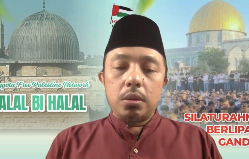 Free Palestine Network Bentuk Pokja Di 67 Seluruh Indonesia Teropongistana.com Jakarta - Free Palestine Network (Fpn) Membentuk Pokja (Kelompok Kerja) Di 67 Kabupaten/Kota Yang Tersebar Di 31 Provinsi Di Seluruh Indonesia Untuk Mengonsolidasikan Perjuangan Mendukung Kemerdekaan Palestina. Hal Ini Terungkap Dalam Halal Bihalal Anggota Fpn Yang Diselenggarakan Secara Daring, Sabtu (5/4/2025). &Quot;Pembentukan Pokja Di 67 Kabupaten/Kota Ini Untuk Mengonsolidasikan Kerja-Kerja Perjuangan Ribuan Anggota Fpn Di Seluruh Indonesia,&Quot; Ungkap Sekretaris Jenderal Fpn, Furqan Amc. &Quot;Semangat Pembelaan Terhadap Kaum Mustad'Afin Yang Terzalimi Di Palestina Harus Dikanal Menjadi Gerakan Yang Terpimpin, Terorganisir Dan Berlipat Ganda,&Quot; Tegas Furqan. &Quot;Tidak Hanya Di Indonesia, Fpn Juga Membentuk Pokja Luar Negeri Dari Berbagai Negara, Di Antaranya Belanda, Amerika Serikat, Mesir, Iran, Turki, Dan Malaysia,&Quot; Tambah Furqan. Dalam Halal Bihalal Yang Bertemakan &Quot;Silaturahmi Berlipat Ganda&Quot; Tersebut, Ketua Dewan Pakar Fpn, Dr. Dina Yulianti, S.s., M.si. Memaparkan Update Terkini Di Palestina. &Quot;Kementerian Kesehatan Telah Merilis Dokumen Setebal 1.516 Halaman Yang Mencantumkan Nama Lebih Dari 50 Ribu Warga Palestina Yang Dipastikan Gugur Di Gaza Sejak 7 Oktober 2023. Ada Total 474 Halaman Yang Mencantumkan 15.600+ Nama Anak-Anak. 27 Halaman Pertama Mencantumkan Usia 0-, Yaitu Anak-Anak Di Bawah 1 Tahun&Quot;, Ungkap Dina. Lebih Lanjut Dina Mengajak Semua Anggota Fpn Untuk Tidak Berputus Asa, Karena Israel Juga Sedang Mengalami Krisis, Mulai Dari Krisis Ekonomi, Eksodus Penduduk Besar-Besaran Dan Krisis Psikologis. &Quot;Insyaallah Zionis Israel Akan Tumbang,&Quot; Tegas Dina. Untuk Mendapat Keberkahan, Di Awal Acara Dr. Usri, M.pd. Yang Bertindak Sebagai Mc Mengajak Semua Peserta Halal Bihalal Untuk Menyimak Pembacaan Ayat Suci Al Quran Oleh Bapak Nardjus, Sebelum Kemudian Dilanjutkan Dengan Performance Oleh Maestro Pantomim Indonesia, Wanggi Hood. Pembacaan Puisi Oleh Beberapa Anggota Fpn (Marwah Namphal, Supriadi Dan Mousha Haekal) Membuat Suasana Halal Bihalal Menjadi Semakin Larut Dalam Emosi Kesedihan. Tak Ketinggalan Musisi Balada Dari Bandung, Edi Risana, Memantik Semangat Peserta Halal Bihalal Dengan Lagu Free Palestine. Di Akhir Acara, Sekjen Fpn, Furqan Amc, Mengajak Semua Anggota Fpn Untuk Menunaikan Tugas Perjuangan. &Quot;Semoga Berkah Revolusioner Dari Ramadhan Bisa Kita Kristalisasikan Menjadi Langkah-Langkah Perjuangan Ke Depan,&Quot; Pungkas Furqan Menutup Halal Bihalal.