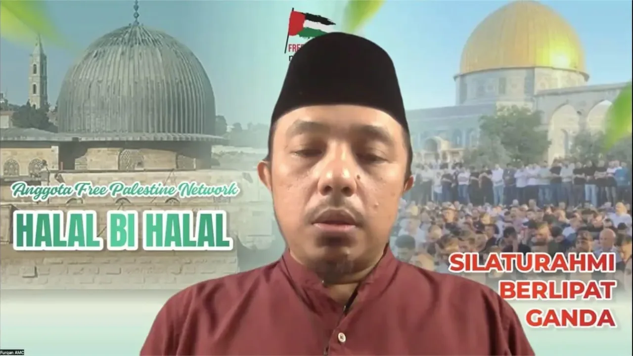 Free Palestine Network Bentuk Pokja di 67 Seluruh Indonesia Teropongistana.com Jakarta - Free Palestine Network (FPN) membentuk POKJA (Kelompok Kerja) di 67 Kabupaten/Kota yang tersebar di 31 provinsi di seluruh Indonesia untuk mengonsolidasikan perjuangan mendukung kemerdekaan Palestina. Hal ini terungkap dalam halal bihalal anggota FPN yang diselenggarakan secara daring, Sabtu (5/4/2025). "Pembentukan Pokja di 67 Kabupaten/Kota ini untuk mengonsolidasikan kerja-kerja perjuangan ribuan anggota FPN di seluruh Indonesia," ungkap Sekretaris Jenderal FPN, Furqan AMC. "Semangat pembelaan terhadap kaum mustad'afin yang terzalimi di Palestina harus dikanal menjadi gerakan yang terpimpin, terorganisir dan berlipat ganda," tegas Furqan. "Tidak hanya di Indonesia, FPN juga membentuk Pokja luar negeri dari berbagai negara, di antaranya Belanda, Amerika Serikat, Mesir, Iran, Turki, dan Malaysia," tambah Furqan. Dalam halal bihalal yang bertemakan "Silaturahmi Berlipat Ganda" tersebut, Ketua Dewan Pakar FPN, Dr. Dina Yulianti, S.S., M.Si. memaparkan update terkini di palestina. "Kementerian kesehatan telah merilis dokumen setebal 1.516 halaman yang mencantumkan nama lebih dari 50 ribu warga Palestina yang dipastikan gugur di Gaza sejak 7 Oktober 2023. Ada total 474 halaman yang mencantumkan 15.600+ nama anak-anak. 27 halaman pertama mencantumkan usia 0-, yaitu anak-anak di bawah 1 tahun", ungkap Dina. Lebih lanjut Dina mengajak semua anggota FPN untuk tidak berputus asa, karena Israel juga sedang mengalami krisis, mulai dari krisis ekonomi, eksodus penduduk besar-besaran dan krisis psikologis. "InsyaAllah zionis Israel akan tumbang," tegas Dina. Untuk mendapat keberkahan, di awal acara Dr. Usri, M.Pd. yang bertindak sebagai MC mengajak semua peserta halal bihalal untuk menyimak pembacaan ayat suci Al Quran oleh Bapak Nardjus, sebelum kemudian dilanjutkan dengan performance oleh maestro pantomim Indonesia, Wanggi Hood. Pembacaan puisi oleh beberapa anggota FPN (Marwah Namphal, Supriadi dan Mousha Haekal) membuat suasana halal bihalal menjadi semakin larut dalam emosi kesedihan. Tak ketinggalan musisi balada dari Bandung, Edi Risana, memantik semangat peserta halal bihalal dengan lagu Free Palestine. Di akhir acara, Sekjen FPN, Furqan AMC, mengajak semua anggota FPN untuk menunaikan tugas perjuangan. "Semoga berkah revolusioner dari Ramadhan bisa kita kristalisasikan menjadi langkah-langkah perjuangan ke depan," pungkas Furqan menutup Halal bihalal.