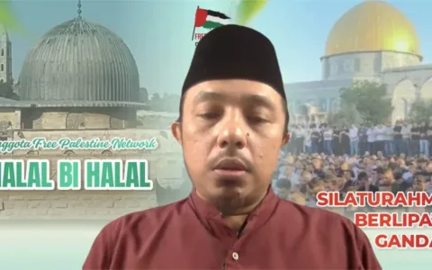Free Palestine Network Bentuk Pokja di 67 Seluruh Indonesia Teropongistana.com Jakarta - Free Palestine Network (FPN) membentuk POKJA (Kelompok Kerja) di 67 Kabupaten/Kota yang tersebar di 31 provinsi di seluruh Indonesia untuk mengonsolidasikan perjuangan mendukung kemerdekaan Palestina. Hal ini terungkap dalam halal bihalal anggota FPN yang diselenggarakan secara daring, Sabtu (5/4/2025). "Pembentukan Pokja di 67 Kabupaten/Kota ini untuk mengonsolidasikan kerja-kerja perjuangan ribuan anggota FPN di seluruh Indonesia," ungkap Sekretaris Jenderal FPN, Furqan AMC. "Semangat pembelaan terhadap kaum mustad'afin yang terzalimi di Palestina harus dikanal menjadi gerakan yang terpimpin, terorganisir dan berlipat ganda," tegas Furqan. "Tidak hanya di Indonesia, FPN juga membentuk Pokja luar negeri dari berbagai negara, di antaranya Belanda, Amerika Serikat, Mesir, Iran, Turki, dan Malaysia," tambah Furqan. Dalam halal bihalal yang bertemakan "Silaturahmi Berlipat Ganda" tersebut, Ketua Dewan Pakar FPN, Dr. Dina Yulianti, S.S., M.Si. memaparkan update terkini di palestina. "Kementerian kesehatan telah merilis dokumen setebal 1.516 halaman yang mencantumkan nama lebih dari 50 ribu warga Palestina yang dipastikan gugur di Gaza sejak 7 Oktober 2023. Ada total 474 halaman yang mencantumkan 15.600+ nama anak-anak. 27 halaman pertama mencantumkan usia 0-, yaitu anak-anak di bawah 1 tahun", ungkap Dina. Lebih lanjut Dina mengajak semua anggota FPN untuk tidak berputus asa, karena Israel juga sedang mengalami krisis, mulai dari krisis ekonomi, eksodus penduduk besar-besaran dan krisis psikologis. "InsyaAllah zionis Israel akan tumbang," tegas Dina. Untuk mendapat keberkahan, di awal acara Dr. Usri, M.Pd. yang bertindak sebagai MC mengajak semua peserta halal bihalal untuk menyimak pembacaan ayat suci Al Quran oleh Bapak Nardjus, sebelum kemudian dilanjutkan dengan performance oleh maestro pantomim Indonesia, Wanggi Hood. Pembacaan puisi oleh beberapa anggota FPN (Marwah Namphal, Supriadi dan Mousha Haekal) membuat suasana halal bihalal menjadi semakin larut dalam emosi kesedihan. Tak ketinggalan musisi balada dari Bandung, Edi Risana, memantik semangat peserta halal bihalal dengan lagu Free Palestine. Di akhir acara, Sekjen FPN, Furqan AMC, mengajak semua anggota FPN untuk menunaikan tugas perjuangan. "Semoga berkah revolusioner dari Ramadhan bisa kita kristalisasikan menjadi langkah-langkah perjuangan ke depan," pungkas Furqan menutup Halal bihalal.