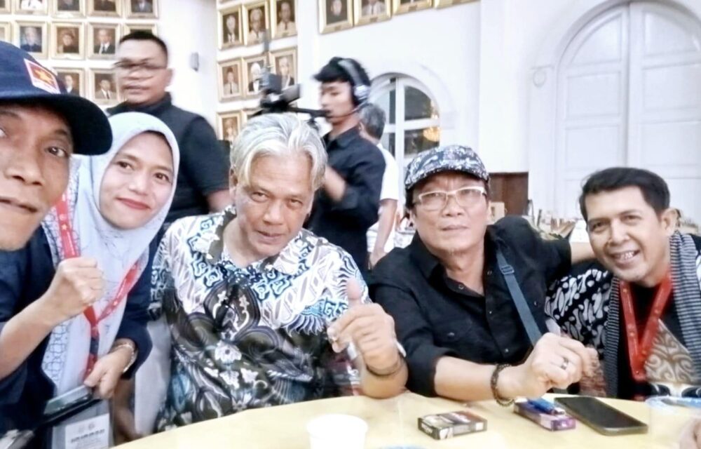 Jakarta - Pada Awalnya, Tempo Adalah Majalah Bonafid Yang Disukai Banyak Orang. Karena Mereka Menulis Berita Dengan Diksi Indah Dan Fakta Yang Jujur. Bahkan Berani Melawan Rezim Orde Baru. Namun Sayangnya Tempo Versi Kekinian Makin Diragukan Krediblitasnya, Karena Membuat Kekacauan Dan Tak Lagi Netral. Sebuah Media (Cetak Maupun Online), Dituntut Untuk Tidak Memihak Ke 1 Orang Atau Organisasi Tertentu. Ia Juga Mengandung Berita Yang Valid, Tidak Hoax, Dan Memberi Pengetahuan Baru Kepada Masyarakat. Kriteria Ini Dulu Ada Di Dalam Majalah Tempo Yang Sudah Terbit Sejak Tahun 1971. Sayang Sebuah Media (Cetak Maupun Online), Dituntut Untuk Tidak Memihak Ke 1 Orang Atau Organisasi Tertentu. Ia Juga Mengandung Berita Yang Valid, Tidak Hoax, Dan Memberi Pengetahuan Baru Kepada Masyarakat. Dikatakan Revitriyoso Husodo Aktivis 98, Majalah Tempo Edisi 7-13 April 2025 Dengan Head Line “Tentakel Judi Kamboja”, Yang Mengaitkan Nama Tokoh-Tokoh Tertentu Dengan Judi Di Kamboja Secara Serampangan: Pertama, Sisi Kelam Dari Kebebasan Pers Seringkali Melahirkan “Penghakiman Sepihak”. Kita Menghormati Kemerdekaan Pers Yang Dijamin Konstitusi. Namun, Menurut Saya Pemberitaan Tanpa Disertai Data Dan Fakta Yang Kredibel Adalah Sebuah “Penghakiman Sepihak”, Trial By The Press. Bagi Saya, Trial By The Press Adalah Malapetaka Jurnalisme. Kedua, Itulah Yang Terjadi Pada Pemberitaan Majalah Tempo Edisi 7-13 April 2025 Dengan Head Line “Tentakel Judi Kamboja”, Yang Mengaitkan Nama Sufmi Dasco Ahmad Dengan Bisnis Kasino Di Kamboja. Saya Menilai Pemberitaan Tempo Yang Mengaitkan Sufmi Dasco Ahmad Tersebut Sebagai Sebuah Bentuk “Penghakiman Sepihak”. &Quot; Ketiga, Saya Menilai Cover Both Side Yang Diterapkan Tempo Dalam Peliputan Tersebut Hanya Sekedar Formalitas Sebagai Pembenaran Atas Rumor Dan Desas-Desus Yang Direkayasa Sebagai Fakta Dan Data. Jadi, Sangat Wajar Jika Sufmi Dasco Ahmad Berhak Tidak Meladeni Konfirmasi Rumor Dan Desas-Desus Yang Ditulis Tempo. Karena Memang Sudah Menjadi Kebiasan Tempo Menjadikan Cover Both Side Sebagai Pelengkap Semata Untuk Penulisan Rumor Dan Desas-Desus Yang Telah Dipaksakan Sebagai Fakta Ditulis Sebagai Berita. Di Era Post Jurnalisme, Kita Tidak Hanya Mengenal Berita Palsu (Hoaks), Tapi Juga Berkembang Fakta Palsu, Yaitu Opini Dan Peristiwa Hasil Rekayasa Yang Dikembangkan Jadi Fakta. Keempat, Sekalipun Sufmi Dasco Ahmad Menggunakan Hak Jawabnya Melalui Mekanisme Dewan Pers, Namun “Penghakiman Sepihak” Seperti Yang Dilakukan Majalah Tempo Tidak Akan Sepenuhnya Dapat Memulihkan Kredibilitas Dan Nama Baik Yang Sudah Terlanjur Dicemarkan Dan Dirusak Melalui Berbagai Platform Media Sosial. Menurut Saya, Memang Pemberitaan Tempo Bertendensi Politik Yang Bertujuan Merusak Nama Baik Dan Kredibilitas Sufmi Dasco Ahmad Sebagai Pejabat Pemerintah Dan “Orang Dekat” Presiden Prabowo Subianto. Kelima, Setelah Saya Membaca Dengan Teliti Tiap Huruf, Kata Dan Kalimat, Tidak Ada Satupun Data Dan Fakta Yang Diungkap Oleh Tempo Untuk Memperkuat “Penghakiman Sepihak” Terhadap Sufmi Dasco Ahmad Yang Dikaitkan Dengan Judi Kasino Di Kamboja. Keenam, Karena Itu Saya Dapat Memastikan Pemberitaan Tempo Yang Mengaitkan Nama Sufmi Dasco Ahmad Dengan Judi Kasino Di Kamboja Berbasis Pada Rumor Dan Desas-Desus, Tanpa Fakta Dan Data. Saya Yakin Tempo Pasti Dapat Pasokan Rekayasa Rumor Dan Desas-Desus Dari Kelompok Kepentingan Yang Terganggu Dengan Peran Strategis Sufmi Dasco Ahmad Di Era Pemerintahan Presiden Prabowo Subianto. Ketujuh, Berdasarkan Pengalaman Pribadi Saya Yang Sering Mendengar Berbagai Informasi Dari Berbagai Pihak Dan Kepentingan, Nama Sufmi Dasco Ahmad Memang Sering Kali Dipakai-Pakai Oleh Berbagai Pihak Yang Mau Cari Aman, Cari Untung, Cari Project Dan Cari Jabatan, Tentu Tanpa Sepengetahuan Sufmi Dasco Ahmad. Kedelapan, Terakhir Sufmi Dasco Ahmad Mengundurkan Diri Dari Posisi Komisaris Utama Mnc Digital Entertainment, Tbk Pada Mei 2023. Menurut Cv Di Mnc Digital Entertainment, Tbk Sufmi Dasco Ahmad Pernah Berhubungan Bisnis Dengan Berbagai Perusahaan Di Luar Negeri, Termasuk Golden Oasis Entertainment Co Ltd. Kesembilan, Sebetulnya Tempo Edisi Agustus 2024, Mengaku Telah Mendapatkan Nama-Nama Pengelola Bisnis Tersebut Dari Sumber Resmi Kementerian Perdagangan Kamboja Dimana Sebagian Merupakan Warga Negara Kamboja Dan Tak Ada Nama Sufmi Dasco Ahmad Di Sana. Kesepuluh, Anehnya Pada Edisi 7-13 April 2025 Seiring Meningkatnya Situasi Politik, Tempo Menyangkutpautkan Nama Sufmi Dasco Ahmad Dengan Bisnis Kasino Di Kamboja. Penulisan Berita Mengaitkan Nama Sufmi Dasco Ahmad Tersebut Bernuansa Insinuatif Dan Bertendensi Politik. Padahal Dengan Nama-Nama Pengelola Golden Oasis Entertainment Co Ltd Termutakhir Yang Sudah Dikantonginya, Tempo Justru Tidak Melakukan Pendalaman Terhadap Mereka Dan Malah Melemparkan Rumor Dan Gosip Yang Secara Kejam Membunuh Karakter Personal Tanpa Bukti Yang Kuat. Kesebelas, Saya Kuatir Media Tempo Telah Terjebak Menjadi Media Rumor Dan Gosip Yang Diperalat Oleh Kelompok Kepentingan, Baik Kepentingan Bisnis Maupun Kepentingan Geopolitik, Sebagai Alat Untuk Melancarkan Intrik Politik. Keduabelas, Menurut Saya Pers Yang Dalam Pemberitaanya Melakukan “Penghakiman Sepihak” Sangat Berperan Dalam Merusak Kredibilitasnya Yang Diklaim Sebagai Salah Satu Pilar Demokrasi. Ketigabelas, Saya Berharap Pers Tidak Bertindak Menjadi Bagian Dari Operasi Pembusukan Terhadap Kebenaran (Truth Decay), Ketika Opini, Rumor Dan Desas-Desus Diolah Dan Direkayasa Sebagai Fakta Dan Informasi.