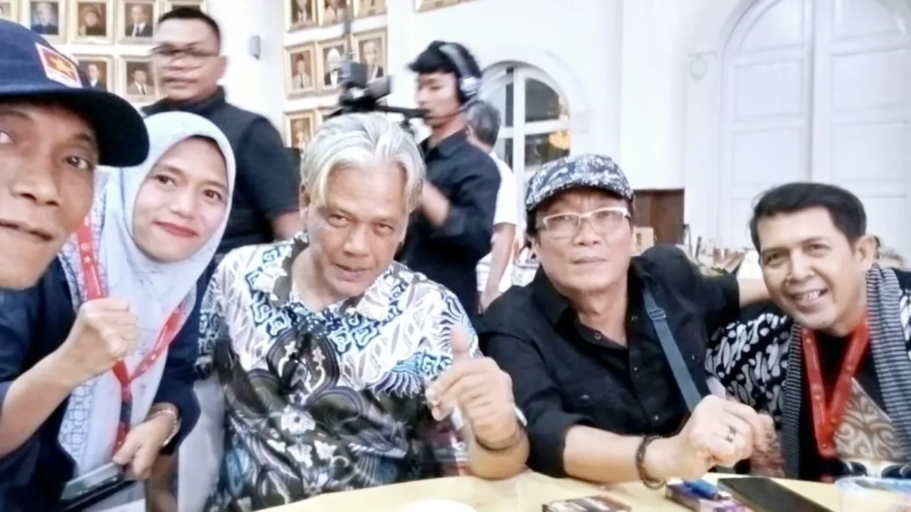 Jakarta - Pada awalnya, Tempo adalah majalah bonafid yang disukai banyak orang. Karena mereka menulis berita dengan diksi indah dan fakta yang jujur. Bahkan berani melawan rezim orde baru. Namun sayangnya Tempo versi kekinian makin diragukan krediblitasnya, karena membuat kekacauan dan tak lagi netral. Sebuah media (cetak maupun online), dituntut untuk tidak memihak ke 1 orang atau organisasi tertentu. Ia juga mengandung berita yang valid, tidak hoax, dan memberi pengetahuan baru kepada masyarakat. Kriteria ini dulu ada di dalam majalah Tempo yang sudah terbit sejak tahun 1971. Sayang Sebuah media (cetak maupun online), dituntut untuk tidak memihak ke 1 orang atau organisasi tertentu. Ia juga mengandung berita yang valid, tidak hoax, dan memberi pengetahuan baru kepada masyarakat. Dikatakan Revitriyoso Husodo aktivis 98, Majalah Tempo edisi 7-13 April 2025 dengan head line “Tentakel Judi Kamboja”, yang mengaitkan nama tokoh-tokoh tertentu dengan judi di Kamboja secara serampangan: Pertama, sisi kelam dari kebebasan pers seringkali melahirkan “penghakiman sepihak”. Kita menghormati kemerdekaan pers yang dijamin konstitusi. Namun, menurut saya pemberitaan tanpa disertai data dan fakta yang kredibel adalah sebuah “penghakiman sepihak”, trial by the press. Bagi saya, trial by the press adalah malapetaka jurnalisme. Kedua, itulah yang terjadi pada pemberitaan Majalah Tempo edisi 7-13 April 2025 dengan head line “Tentakel Judi Kamboja”, yang mengaitkan nama Sufmi Dasco Ahmad dengan bisnis kasino di Kamboja. Saya menilai pemberitaan Tempo yang mengaitkan Sufmi Dasco Ahmad tersebut sebagai sebuah bentuk “penghakiman sepihak”. " Ketiga, saya menilai cover both side yang diterapkan Tempo dalam peliputan tersebut hanya sekedar formalitas sebagai pembenaran atas rumor dan desas-desus yang direkayasa sebagai fakta dan data. Jadi, sangat wajar jika Sufmi Dasco Ahmad berhak tidak meladeni konfirmasi rumor dan desas-desus yang ditulis Tempo. Karena memang sudah menjadi kebiasan Tempo menjadikan cover both side sebagai pelengkap semata untuk penulisan rumor dan desas-desus yang telah dipaksakan sebagai fakta ditulis sebagai berita. Di era post jurnalisme, kita tidak hanya mengenal berita palsu (hoaks), tapi juga berkembang fakta palsu, yaitu opini dan peristiwa hasil rekayasa yang dikembangkan jadi fakta. Keempat, sekalipun Sufmi Dasco Ahmad menggunakan hak jawabnya melalui mekanisme Dewan Pers, namun “penghakiman sepihak” seperti yang dilakukan majalah Tempo tidak akan sepenuhnya dapat memulihkan kredibilitas dan nama baik yang sudah terlanjur dicemarkan dan dirusak melalui berbagai platform media sosial. Menurut saya, memang pemberitaan Tempo bertendensi politik yang bertujuan merusak nama baik dan kredibilitas Sufmi Dasco Ahmad sebagai pejabat pemerintah dan “orang dekat” Presiden Prabowo Subianto. Kelima, setelah saya membaca dengan teliti tiap huruf, kata dan kalimat, tidak ada satupun data dan fakta yang diungkap oleh Tempo untuk memperkuat “penghakiman sepihak” terhadap Sufmi Dasco Ahmad yang dikaitkan dengan judi kasino di Kamboja. Keenam, karena itu saya dapat memastikan pemberitaan Tempo yang mengaitkan nama Sufmi Dasco Ahmad dengan judi kasino di Kamboja berbasis pada rumor dan desas-desus, tanpa fakta dan data. Saya yakin Tempo pasti dapat pasokan rekayasa rumor dan desas-desus dari kelompok kepentingan yang terganggu dengan peran strategis Sufmi Dasco Ahmad di era Pemerintahan Presiden Prabowo Subianto. Ketujuh, berdasarkan pengalaman pribadi saya yang sering mendengar berbagai informasi dari berbagai pihak dan kepentingan, nama Sufmi Dasco Ahmad memang sering kali dipakai-pakai oleh berbagai pihak yang mau cari aman, cari untung, cari project dan cari jabatan, tentu tanpa sepengetahuan Sufmi Dasco Ahmad. Kedelapan, terakhir Sufmi Dasco Ahmad mengundurkan diri dari posisi Komisaris Utama MNC Digital Entertainment, Tbk pada Mei 2023. Menurut CV di MNC Digital Entertainment, Tbk Sufmi Dasco Ahmad pernah berhubungan bisnis dengan berbagai perusahaan di luar negeri, termasuk Golden Oasis Entertainment Co Ltd. Kesembilan, sebetulnya Tempo edisi Agustus 2024, mengaku telah mendapatkan nama-nama pengelola bisnis tersebut dari sumber resmi Kementerian Perdagangan Kamboja dimana sebagian merupakan Warga Negara Kamboja dan tak ada nama Sufmi Dasco Ahmad di sana. Kesepuluh, anehnya pada edisi 7-13 April 2025 seiring meningkatnya situasi politik, Tempo menyangkutpautkan nama Sufmi Dasco Ahmad dengan bisnis kasino di Kamboja. Penulisan berita mengaitkan nama Sufmi Dasco Ahmad tersebut bernuansa insinuatif dan bertendensi politik. Padahal dengan nama-nama pengelola Golden Oasis Entertainment Co Ltd termutakhir yang sudah dikantonginya, Tempo justru tidak melakukan pendalaman terhadap mereka dan malah melemparkan rumor dan gosip yang secara kejam membunuh karakter personal tanpa bukti yang kuat. Kesebelas, saya kuatir media Tempo telah terjebak menjadi media rumor dan gosip yang diperalat oleh kelompok kepentingan, baik kepentingan bisnis maupun kepentingan geopolitik, sebagai alat untuk melancarkan intrik politik. Keduabelas, menurut saya pers yang dalam pemberitaanya melakukan “penghakiman sepihak” sangat berperan dalam merusak kredibilitasnya yang diklaim sebagai salah satu pilar demokrasi. Ketigabelas, saya berharap pers tidak bertindak menjadi bagian dari operasi pembusukan terhadap kebenaran (truth decay), ketika opini, rumor dan desas-desus diolah dan direkayasa sebagai fakta dan informasi.