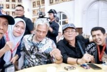 Jakarta - Pada Awalnya, Tempo Adalah Majalah Bonafid Yang Disukai Banyak Orang. Karena Mereka Menulis Berita Dengan Diksi Indah Dan Fakta Yang Jujur. Bahkan Berani Melawan Rezim Orde Baru. Namun Sayangnya Tempo Versi Kekinian Makin Diragukan Krediblitasnya, Karena Membuat Kekacauan Dan Tak Lagi Netral. Sebuah Media (Cetak Maupun Online), Dituntut Untuk Tidak Memihak Ke 1 Orang Atau Organisasi Tertentu. Ia Juga Mengandung Berita Yang Valid, Tidak Hoax, Dan Memberi Pengetahuan Baru Kepada Masyarakat. Kriteria Ini Dulu Ada Di Dalam Majalah Tempo Yang Sudah Terbit Sejak Tahun 1971. Sayang Sebuah Media (Cetak Maupun Online), Dituntut Untuk Tidak Memihak Ke 1 Orang Atau Organisasi Tertentu. Ia Juga Mengandung Berita Yang Valid, Tidak Hoax, Dan Memberi Pengetahuan Baru Kepada Masyarakat. Dikatakan Revitriyoso Husodo Aktivis 98, Majalah Tempo Edisi 7-13 April 2025 Dengan Head Line “Tentakel Judi Kamboja”, Yang Mengaitkan Nama Tokoh-Tokoh Tertentu Dengan Judi Di Kamboja Secara Serampangan: Pertama, Sisi Kelam Dari Kebebasan Pers Seringkali Melahirkan “Penghakiman Sepihak”. Kita Menghormati Kemerdekaan Pers Yang Dijamin Konstitusi. Namun, Menurut Saya Pemberitaan Tanpa Disertai Data Dan Fakta Yang Kredibel Adalah Sebuah “Penghakiman Sepihak”, Trial By The Press. Bagi Saya, Trial By The Press Adalah Malapetaka Jurnalisme. Kedua, Itulah Yang Terjadi Pada Pemberitaan Majalah Tempo Edisi 7-13 April 2025 Dengan Head Line “Tentakel Judi Kamboja”, Yang Mengaitkan Nama Sufmi Dasco Ahmad Dengan Bisnis Kasino Di Kamboja. Saya Menilai Pemberitaan Tempo Yang Mengaitkan Sufmi Dasco Ahmad Tersebut Sebagai Sebuah Bentuk “Penghakiman Sepihak”. &Quot; Ketiga, Saya Menilai Cover Both Side Yang Diterapkan Tempo Dalam Peliputan Tersebut Hanya Sekedar Formalitas Sebagai Pembenaran Atas Rumor Dan Desas-Desus Yang Direkayasa Sebagai Fakta Dan Data. Jadi, Sangat Wajar Jika Sufmi Dasco Ahmad Berhak Tidak Meladeni Konfirmasi Rumor Dan Desas-Desus Yang Ditulis Tempo. Karena Memang Sudah Menjadi Kebiasan Tempo Menjadikan Cover Both Side Sebagai Pelengkap Semata Untuk Penulisan Rumor Dan Desas-Desus Yang Telah Dipaksakan Sebagai Fakta Ditulis Sebagai Berita. Di Era Post Jurnalisme, Kita Tidak Hanya Mengenal Berita Palsu (Hoaks), Tapi Juga Berkembang Fakta Palsu, Yaitu Opini Dan Peristiwa Hasil Rekayasa Yang Dikembangkan Jadi Fakta. Keempat, Sekalipun Sufmi Dasco Ahmad Menggunakan Hak Jawabnya Melalui Mekanisme Dewan Pers, Namun “Penghakiman Sepihak” Seperti Yang Dilakukan Majalah Tempo Tidak Akan Sepenuhnya Dapat Memulihkan Kredibilitas Dan Nama Baik Yang Sudah Terlanjur Dicemarkan Dan Dirusak Melalui Berbagai Platform Media Sosial. Menurut Saya, Memang Pemberitaan Tempo Bertendensi Politik Yang Bertujuan Merusak Nama Baik Dan Kredibilitas Sufmi Dasco Ahmad Sebagai Pejabat Pemerintah Dan “Orang Dekat” Presiden Prabowo Subianto. Kelima, Setelah Saya Membaca Dengan Teliti Tiap Huruf, Kata Dan Kalimat, Tidak Ada Satupun Data Dan Fakta Yang Diungkap Oleh Tempo Untuk Memperkuat “Penghakiman Sepihak” Terhadap Sufmi Dasco Ahmad Yang Dikaitkan Dengan Judi Kasino Di Kamboja. Keenam, Karena Itu Saya Dapat Memastikan Pemberitaan Tempo Yang Mengaitkan Nama Sufmi Dasco Ahmad Dengan Judi Kasino Di Kamboja Berbasis Pada Rumor Dan Desas-Desus, Tanpa Fakta Dan Data. Saya Yakin Tempo Pasti Dapat Pasokan Rekayasa Rumor Dan Desas-Desus Dari Kelompok Kepentingan Yang Terganggu Dengan Peran Strategis Sufmi Dasco Ahmad Di Era Pemerintahan Presiden Prabowo Subianto. Ketujuh, Berdasarkan Pengalaman Pribadi Saya Yang Sering Mendengar Berbagai Informasi Dari Berbagai Pihak Dan Kepentingan, Nama Sufmi Dasco Ahmad Memang Sering Kali Dipakai-Pakai Oleh Berbagai Pihak Yang Mau Cari Aman, Cari Untung, Cari Project Dan Cari Jabatan, Tentu Tanpa Sepengetahuan Sufmi Dasco Ahmad. Kedelapan, Terakhir Sufmi Dasco Ahmad Mengundurkan Diri Dari Posisi Komisaris Utama Mnc Digital Entertainment, Tbk Pada Mei 2023. Menurut Cv Di Mnc Digital Entertainment, Tbk Sufmi Dasco Ahmad Pernah Berhubungan Bisnis Dengan Berbagai Perusahaan Di Luar Negeri, Termasuk Golden Oasis Entertainment Co Ltd. Kesembilan, Sebetulnya Tempo Edisi Agustus 2024, Mengaku Telah Mendapatkan Nama-Nama Pengelola Bisnis Tersebut Dari Sumber Resmi Kementerian Perdagangan Kamboja Dimana Sebagian Merupakan Warga Negara Kamboja Dan Tak Ada Nama Sufmi Dasco Ahmad Di Sana. Kesepuluh, Anehnya Pada Edisi 7-13 April 2025 Seiring Meningkatnya Situasi Politik, Tempo Menyangkutpautkan Nama Sufmi Dasco Ahmad Dengan Bisnis Kasino Di Kamboja. Penulisan Berita Mengaitkan Nama Sufmi Dasco Ahmad Tersebut Bernuansa Insinuatif Dan Bertendensi Politik. Padahal Dengan Nama-Nama Pengelola Golden Oasis Entertainment Co Ltd Termutakhir Yang Sudah Dikantonginya, Tempo Justru Tidak Melakukan Pendalaman Terhadap Mereka Dan Malah Melemparkan Rumor Dan Gosip Yang Secara Kejam Membunuh Karakter Personal Tanpa Bukti Yang Kuat. Kesebelas, Saya Kuatir Media Tempo Telah Terjebak Menjadi Media Rumor Dan Gosip Yang Diperalat Oleh Kelompok Kepentingan, Baik Kepentingan Bisnis Maupun Kepentingan Geopolitik, Sebagai Alat Untuk Melancarkan Intrik Politik. Keduabelas, Menurut Saya Pers Yang Dalam Pemberitaanya Melakukan “Penghakiman Sepihak” Sangat Berperan Dalam Merusak Kredibilitasnya Yang Diklaim Sebagai Salah Satu Pilar Demokrasi. Ketigabelas, Saya Berharap Pers Tidak Bertindak Menjadi Bagian Dari Operasi Pembusukan Terhadap Kebenaran (Truth Decay), Ketika Opini, Rumor Dan Desas-Desus Diolah Dan Direkayasa Sebagai Fakta Dan Informasi.