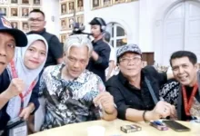 Jakarta - Pada awalnya, Tempo adalah majalah bonafid yang disukai banyak orang. Karena mereka menulis berita dengan diksi indah dan fakta yang jujur. Bahkan berani melawan rezim orde baru. Namun sayangnya Tempo versi kekinian makin diragukan krediblitasnya, karena membuat kekacauan dan tak lagi netral. Sebuah media (cetak maupun online), dituntut untuk tidak memihak ke 1 orang atau organisasi tertentu. Ia juga mengandung berita yang valid, tidak hoax, dan memberi pengetahuan baru kepada masyarakat. Kriteria ini dulu ada di dalam majalah Tempo yang sudah terbit sejak tahun 1971. Sayang Sebuah media (cetak maupun online), dituntut untuk tidak memihak ke 1 orang atau organisasi tertentu. Ia juga mengandung berita yang valid, tidak hoax, dan memberi pengetahuan baru kepada masyarakat. Dikatakan Revitriyoso Husodo aktivis 98, Majalah Tempo edisi 7-13 April 2025 dengan head line “Tentakel Judi Kamboja”, yang mengaitkan nama tokoh-tokoh tertentu dengan judi di Kamboja secara serampangan: Pertama, sisi kelam dari kebebasan pers seringkali melahirkan “penghakiman sepihak”. Kita menghormati kemerdekaan pers yang dijamin konstitusi. Namun, menurut saya pemberitaan tanpa disertai data dan fakta yang kredibel adalah sebuah “penghakiman sepihak”, trial by the press. Bagi saya, trial by the press adalah malapetaka jurnalisme. Kedua, itulah yang terjadi pada pemberitaan Majalah Tempo edisi 7-13 April 2025 dengan head line “Tentakel Judi Kamboja”, yang mengaitkan nama Sufmi Dasco Ahmad dengan bisnis kasino di Kamboja. Saya menilai pemberitaan Tempo yang mengaitkan Sufmi Dasco Ahmad tersebut sebagai sebuah bentuk “penghakiman sepihak”. " Ketiga, saya menilai cover both side yang diterapkan Tempo dalam peliputan tersebut hanya sekedar formalitas sebagai pembenaran atas rumor dan desas-desus yang direkayasa sebagai fakta dan data. Jadi, sangat wajar jika Sufmi Dasco Ahmad berhak tidak meladeni konfirmasi rumor dan desas-desus yang ditulis Tempo. Karena memang sudah menjadi kebiasan Tempo menjadikan cover both side sebagai pelengkap semata untuk penulisan rumor dan desas-desus yang telah dipaksakan sebagai fakta ditulis sebagai berita. Di era post jurnalisme, kita tidak hanya mengenal berita palsu (hoaks), tapi juga berkembang fakta palsu, yaitu opini dan peristiwa hasil rekayasa yang dikembangkan jadi fakta. Keempat, sekalipun Sufmi Dasco Ahmad menggunakan hak jawabnya melalui mekanisme Dewan Pers, namun “penghakiman sepihak” seperti yang dilakukan majalah Tempo tidak akan sepenuhnya dapat memulihkan kredibilitas dan nama baik yang sudah terlanjur dicemarkan dan dirusak melalui berbagai platform media sosial. Menurut saya, memang pemberitaan Tempo bertendensi politik yang bertujuan merusak nama baik dan kredibilitas Sufmi Dasco Ahmad sebagai pejabat pemerintah dan “orang dekat” Presiden Prabowo Subianto. Kelima, setelah saya membaca dengan teliti tiap huruf, kata dan kalimat, tidak ada satupun data dan fakta yang diungkap oleh Tempo untuk memperkuat “penghakiman sepihak” terhadap Sufmi Dasco Ahmad yang dikaitkan dengan judi kasino di Kamboja. Keenam, karena itu saya dapat memastikan pemberitaan Tempo yang mengaitkan nama Sufmi Dasco Ahmad dengan judi kasino di Kamboja berbasis pada rumor dan desas-desus, tanpa fakta dan data. Saya yakin Tempo pasti dapat pasokan rekayasa rumor dan desas-desus dari kelompok kepentingan yang terganggu dengan peran strategis Sufmi Dasco Ahmad di era Pemerintahan Presiden Prabowo Subianto. Ketujuh, berdasarkan pengalaman pribadi saya yang sering mendengar berbagai informasi dari berbagai pihak dan kepentingan, nama Sufmi Dasco Ahmad memang sering kali dipakai-pakai oleh berbagai pihak yang mau cari aman, cari untung, cari project dan cari jabatan, tentu tanpa sepengetahuan Sufmi Dasco Ahmad. Kedelapan, terakhir Sufmi Dasco Ahmad mengundurkan diri dari posisi Komisaris Utama MNC Digital Entertainment, Tbk pada Mei 2023. Menurut CV di MNC Digital Entertainment, Tbk Sufmi Dasco Ahmad pernah berhubungan bisnis dengan berbagai perusahaan di luar negeri, termasuk Golden Oasis Entertainment Co Ltd. Kesembilan, sebetulnya Tempo edisi Agustus 2024, mengaku telah mendapatkan nama-nama pengelola bisnis tersebut dari sumber resmi Kementerian Perdagangan Kamboja dimana sebagian merupakan Warga Negara Kamboja dan tak ada nama Sufmi Dasco Ahmad di sana. Kesepuluh, anehnya pada edisi 7-13 April 2025 seiring meningkatnya situasi politik, Tempo menyangkutpautkan nama Sufmi Dasco Ahmad dengan bisnis kasino di Kamboja. Penulisan berita mengaitkan nama Sufmi Dasco Ahmad tersebut bernuansa insinuatif dan bertendensi politik. Padahal dengan nama-nama pengelola Golden Oasis Entertainment Co Ltd termutakhir yang sudah dikantonginya, Tempo justru tidak melakukan pendalaman terhadap mereka dan malah melemparkan rumor dan gosip yang secara kejam membunuh karakter personal tanpa bukti yang kuat. Kesebelas, saya kuatir media Tempo telah terjebak menjadi media rumor dan gosip yang diperalat oleh kelompok kepentingan, baik kepentingan bisnis maupun kepentingan geopolitik, sebagai alat untuk melancarkan intrik politik. Keduabelas, menurut saya pers yang dalam pemberitaanya melakukan “penghakiman sepihak” sangat berperan dalam merusak kredibilitasnya yang diklaim sebagai salah satu pilar demokrasi. Ketigabelas, saya berharap pers tidak bertindak menjadi bagian dari operasi pembusukan terhadap kebenaran (truth decay), ketika opini, rumor dan desas-desus diolah dan direkayasa sebagai fakta dan informasi.
