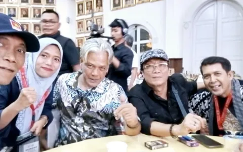 Jakarta - Pada awalnya, Tempo adalah majalah bonafid yang disukai banyak orang. Karena mereka menulis berita dengan diksi indah dan fakta yang jujur. Bahkan berani melawan rezim orde baru. Namun sayangnya Tempo versi kekinian makin diragukan krediblitasnya, karena membuat kekacauan dan tak lagi netral. Sebuah media (cetak maupun online), dituntut untuk tidak memihak ke 1 orang atau organisasi tertentu. Ia juga mengandung berita yang valid, tidak hoax, dan memberi pengetahuan baru kepada masyarakat. Kriteria ini dulu ada di dalam majalah Tempo yang sudah terbit sejak tahun 1971. Sayang Sebuah media (cetak maupun online), dituntut untuk tidak memihak ke 1 orang atau organisasi tertentu. Ia juga mengandung berita yang valid, tidak hoax, dan memberi pengetahuan baru kepada masyarakat. Dikatakan Revitriyoso Husodo aktivis 98, Majalah Tempo edisi 7-13 April 2025 dengan head line “Tentakel Judi Kamboja”, yang mengaitkan nama tokoh-tokoh tertentu dengan judi di Kamboja secara serampangan: Pertama, sisi kelam dari kebebasan pers seringkali melahirkan “penghakiman sepihak”. Kita menghormati kemerdekaan pers yang dijamin konstitusi. Namun, menurut saya pemberitaan tanpa disertai data dan fakta yang kredibel adalah sebuah “penghakiman sepihak”, trial by the press. Bagi saya, trial by the press adalah malapetaka jurnalisme. Kedua, itulah yang terjadi pada pemberitaan Majalah Tempo edisi 7-13 April 2025 dengan head line “Tentakel Judi Kamboja”, yang mengaitkan nama Sufmi Dasco Ahmad dengan bisnis kasino di Kamboja. Saya menilai pemberitaan Tempo yang mengaitkan Sufmi Dasco Ahmad tersebut sebagai sebuah bentuk “penghakiman sepihak”. " Ketiga, saya menilai cover both side yang diterapkan Tempo dalam peliputan tersebut hanya sekedar formalitas sebagai pembenaran atas rumor dan desas-desus yang direkayasa sebagai fakta dan data. Jadi, sangat wajar jika Sufmi Dasco Ahmad berhak tidak meladeni konfirmasi rumor dan desas-desus yang ditulis Tempo. Karena memang sudah menjadi kebiasan Tempo menjadikan cover both side sebagai pelengkap semata untuk penulisan rumor dan desas-desus yang telah dipaksakan sebagai fakta ditulis sebagai berita. Di era post jurnalisme, kita tidak hanya mengenal berita palsu (hoaks), tapi juga berkembang fakta palsu, yaitu opini dan peristiwa hasil rekayasa yang dikembangkan jadi fakta. Keempat, sekalipun Sufmi Dasco Ahmad menggunakan hak jawabnya melalui mekanisme Dewan Pers, namun “penghakiman sepihak” seperti yang dilakukan majalah Tempo tidak akan sepenuhnya dapat memulihkan kredibilitas dan nama baik yang sudah terlanjur dicemarkan dan dirusak melalui berbagai platform media sosial. Menurut saya, memang pemberitaan Tempo bertendensi politik yang bertujuan merusak nama baik dan kredibilitas Sufmi Dasco Ahmad sebagai pejabat pemerintah dan “orang dekat” Presiden Prabowo Subianto. Kelima, setelah saya membaca dengan teliti tiap huruf, kata dan kalimat, tidak ada satupun data dan fakta yang diungkap oleh Tempo untuk memperkuat “penghakiman sepihak” terhadap Sufmi Dasco Ahmad yang dikaitkan dengan judi kasino di Kamboja. Keenam, karena itu saya dapat memastikan pemberitaan Tempo yang mengaitkan nama Sufmi Dasco Ahmad dengan judi kasino di Kamboja berbasis pada rumor dan desas-desus, tanpa fakta dan data. Saya yakin Tempo pasti dapat pasokan rekayasa rumor dan desas-desus dari kelompok kepentingan yang terganggu dengan peran strategis Sufmi Dasco Ahmad di era Pemerintahan Presiden Prabowo Subianto. Ketujuh, berdasarkan pengalaman pribadi saya yang sering mendengar berbagai informasi dari berbagai pihak dan kepentingan, nama Sufmi Dasco Ahmad memang sering kali dipakai-pakai oleh berbagai pihak yang mau cari aman, cari untung, cari project dan cari jabatan, tentu tanpa sepengetahuan Sufmi Dasco Ahmad. Kedelapan, terakhir Sufmi Dasco Ahmad mengundurkan diri dari posisi Komisaris Utama MNC Digital Entertainment, Tbk pada Mei 2023. Menurut CV di MNC Digital Entertainment, Tbk Sufmi Dasco Ahmad pernah berhubungan bisnis dengan berbagai perusahaan di luar negeri, termasuk Golden Oasis Entertainment Co Ltd. Kesembilan, sebetulnya Tempo edisi Agustus 2024, mengaku telah mendapatkan nama-nama pengelola bisnis tersebut dari sumber resmi Kementerian Perdagangan Kamboja dimana sebagian merupakan Warga Negara Kamboja dan tak ada nama Sufmi Dasco Ahmad di sana. Kesepuluh, anehnya pada edisi 7-13 April 2025 seiring meningkatnya situasi politik, Tempo menyangkutpautkan nama Sufmi Dasco Ahmad dengan bisnis kasino di Kamboja. Penulisan berita mengaitkan nama Sufmi Dasco Ahmad tersebut bernuansa insinuatif dan bertendensi politik. Padahal dengan nama-nama pengelola Golden Oasis Entertainment Co Ltd termutakhir yang sudah dikantonginya, Tempo justru tidak melakukan pendalaman terhadap mereka dan malah melemparkan rumor dan gosip yang secara kejam membunuh karakter personal tanpa bukti yang kuat. Kesebelas, saya kuatir media Tempo telah terjebak menjadi media rumor dan gosip yang diperalat oleh kelompok kepentingan, baik kepentingan bisnis maupun kepentingan geopolitik, sebagai alat untuk melancarkan intrik politik. Keduabelas, menurut saya pers yang dalam pemberitaanya melakukan “penghakiman sepihak” sangat berperan dalam merusak kredibilitasnya yang diklaim sebagai salah satu pilar demokrasi. Ketigabelas, saya berharap pers tidak bertindak menjadi bagian dari operasi pembusukan terhadap kebenaran (truth decay), ketika opini, rumor dan desas-desus diolah dan direkayasa sebagai fakta dan informasi.