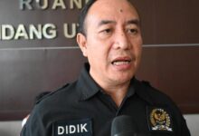 Didik Mukrianto Pastikan Karang Taruna Siap Sukseskan Pembentukan Dan Pengelolaan Koperasi Merah Putih Di Seluruh Indonesia Ketua Umum Karang Taruna Dukung Program Pemerintah Wujudkan Swasembada Pangan Lewat Koperasi Merah Putih Jakarta - Dalam Rangka Mendorong Kemandirian Bangsa Melalui Swasembada Pangan Berkelanjutan Dan Pembangunan Ekonomi Desa, Melalui Instruksi Presiden (Inpres) Nomor 9 Tahun 2025, Presiden Prabowo Menginstruksikan Untuk Mempercepat Pembentukan Koperasi Desa/Kelurahan Dengan Melibatkan Karang Taruna Dan Pkk. Menanggapi Hal Tersebut, Ketua Umum Karang Taruna Nasional Dr. Didik Mukrianto Menyampaikan Bahwa Itu Langkah Yang Tepat Dan Strategis Untuk Mewujudkan Percepatan Pembentukan Koperasi Merah Putih. &Quot;Melibatkan Karang Taruna Dalam Tim Percepatan Koperasi Itu Adalah Langkah Tepat Dan Strategis Karena Karang Taruna Sudah Menjadi Bagian Dari Struktur Sosial Di Desa/Kelurahan Sejak Tahun 1960&Quot;, Kata Didik Menurut Didik Untuk Mempercepat Pendirian Koperasi Merah Putih Di Setiap Desa/Kelurahan Yang Ditujukan Untuk Mempercepat Swasembada Pangan Dan Pemerataan Ekonomi Melalui Pembangunan Desa, Sangat Penting Untuk Melibatkan Para Generasi Muda Sebagai Pilar Dan Motor Penggerak Yang Progresif Pembangunan Desa. &Quot;Karang Taruna Yang Ada Di Seluruh Desa/Kelurahan Dan Diawaki Anak Muda Yang Syarat Dengan Jiwa Dan Solidaritas Sosial, Akan Membawa Energi Dan Ide-Ide Segar, Serta Mempunyai Kemampuan Mobilisasi Dan Pemahaman Yang Mendalam Soal Kebutuhan Dan Ekosistem Di Desa/Kelurahan,&Quot; Tutur Didik. Didik Juga Menyampaikan Bahwa Anak-Anak Muda Di Karang Taruna Sangat Informatif, Adaptif, Dan Ramah Dengan Perkembangan Tehnologi. Sementara Itu Koperasi Dalam Konteks Kekinian, Secara Managerial Sangat Membutuhkan Update Terhadap Setiap Perkembangan Dan Tehnologi. &Quot;Koperasi Itu Bukan Cuma Soal Membuat Badan Usaha Saja, Tapi Juga Soal Tata Kelola Yang Transparan, Akuntable Dan Modern. Pengelola Koperasi Harus Punya Kapasitas, Kapabilitas Dan Kompetensi Teknis, Mulai Dari Administrasi, Keuangan, Sampai Strategi Bisnis,&Quot; Terangnya. Dikawatirkan Didik, Tanpa Pemahaman Manajemen Yang Solid, Koperasi Hanya Jadi Formalitas Atau Malah Mati Suri. Sebagai Ketua Umum Karang Taruna, Didik Juga Memastikan Bahwa Karang Taruna Mempunyai Sumber Daya Manusia Yang Berkualitas Dan Tangguh Di Setiap Desa/Kelurahan Se Indonesia Dalam Rangka Mendorong Dan Mempercepat Pendirian Koperasi Merah Putih Termasuk Pengelolaan Dan Pengembangannya Kedepan. &Quot;Secara Keseluruhan, Saya Optimis Ini Bisa Jadi Langkah Awal Untuk Bikin Desa Lebih Mandiri Secara Ekonomi. Tapi Keberhasilannya Tentu Sangat Tergantung Pada Eksekusi Di Lapangan Dan Komitmen Semua Pihak,&Quot; Pungkasnya.