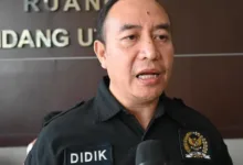Didik Mukrianto Pastikan Karang Taruna Siap Sukseskan Pembentukan dan Pengelolaan Koperasi Merah Putih di Seluruh Indonesia Ketua Umum Karang Taruna Dukung Program Pemerintah Wujudkan Swasembada Pangan Lewat Koperasi Merah Putih Jakarta - Dalam rangka mendorong kemandirian bangsa melalui swasembada pangan berkelanjutan dan pembangunan ekonomi desa, melalui Instruksi Presiden (Inpres) Nomor 9 Tahun 2025, Presiden Prabowo menginstruksikan untuk mempercepat pembentukan Koperasi Desa/Kelurahan dengan melibatkan Karang Taruna dan PKK. Menanggapi hal tersebut, Ketua Umum Karang Taruna Nasional Dr. Didik Mukrianto menyampaikan bahwa itu langkah yang tepat dan strategis untuk mewujudkan percepatan pembentukan Koperasi Merah Putih. "Melibatkan Karang Taruna dalam tim percepatan koperasi itu adalah langkah tepat dan strategis karena Karang Taruna sudah menjadi bagian dari struktur sosial di desa/kelurahan sejak tahun 1960", kata Didik Menurut Didik untuk mempercepat pendirian Koperasi Merah Putih di setiap desa/kelurahan yang ditujukan untuk mempercepat swasembada pangan dan pemerataan ekonomi melalui pembangunan desa, sangat penting untuk melibatkan para generasi muda sebagai pilar dan motor penggerak yang progresif pembangunan desa. "Karang Taruna yang ada di seluruh desa/kelurahan dan diawaki anak muda yang syarat dengan jiwa dan solidaritas sosial, akan membawa energi dan ide-ide segar, serta mempunyai kemampuan mobilisasi dan pemahaman yang mendalam soal kebutuhan dan ekosistem di desa/kelurahan," tutur Didik. Didik juga menyampaikan bahwa anak-anak muda di Karang Taruna sangat informatif, adaptif, dan ramah dengan perkembangan tehnologi. Sementara itu Koperasi dalam konteks kekinian, secara managerial sangat membutuhkan update terhadap setiap perkembangan dan tehnologi. "Koperasi itu bukan cuma soal membuat badan usaha saja, tapi juga soal tata kelola yang transparan, akuntable dan modern. Pengelola Koperasi harus punya kapasitas, kapabilitas dan kompetensi teknis, mulai dari administrasi, keuangan, sampai strategi bisnis," terangnya. Dikawatirkan Didik, tanpa pemahaman manajemen yang solid, koperasi hanya jadi formalitas atau malah mati suri. Sebagai Ketua Umum Karang Taruna, Didik juga memastikan bahwa Karang Taruna mempunyai sumber daya manusia yang berkualitas dan tangguh di setiap desa/kelurahan se Indonesia dalam rangka mendorong dan mempercepat pendirian Koperasi Merah Putih termasuk pengelolaan dan pengembangannya kedepan. "Secara keseluruhan, saya optimis ini bisa jadi langkah awal untuk bikin desa lebih mandiri secara ekonomi. Tapi keberhasilannya tentu sangat tergantung pada eksekusi di lapangan dan komitmen semua pihak," pungkasnya.