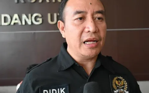 Didik Mukrianto Pastikan Karang Taruna Siap Sukseskan Pembentukan dan Pengelolaan Koperasi Merah Putih di Seluruh Indonesia Ketua Umum Karang Taruna Dukung Program Pemerintah Wujudkan Swasembada Pangan Lewat Koperasi Merah Putih Jakarta - Dalam rangka mendorong kemandirian bangsa melalui swasembada pangan berkelanjutan dan pembangunan ekonomi desa, melalui Instruksi Presiden (Inpres) Nomor 9 Tahun 2025, Presiden Prabowo menginstruksikan untuk mempercepat pembentukan Koperasi Desa/Kelurahan dengan melibatkan Karang Taruna dan PKK. Menanggapi hal tersebut, Ketua Umum Karang Taruna Nasional Dr. Didik Mukrianto menyampaikan bahwa itu langkah yang tepat dan strategis untuk mewujudkan percepatan pembentukan Koperasi Merah Putih. "Melibatkan Karang Taruna dalam tim percepatan koperasi itu adalah langkah tepat dan strategis karena Karang Taruna sudah menjadi bagian dari struktur sosial di desa/kelurahan sejak tahun 1960", kata Didik Menurut Didik untuk mempercepat pendirian Koperasi Merah Putih di setiap desa/kelurahan yang ditujukan untuk mempercepat swasembada pangan dan pemerataan ekonomi melalui pembangunan desa, sangat penting untuk melibatkan para generasi muda sebagai pilar dan motor penggerak yang progresif pembangunan desa. "Karang Taruna yang ada di seluruh desa/kelurahan dan diawaki anak muda yang syarat dengan jiwa dan solidaritas sosial, akan membawa energi dan ide-ide segar, serta mempunyai kemampuan mobilisasi dan pemahaman yang mendalam soal kebutuhan dan ekosistem di desa/kelurahan," tutur Didik. Didik juga menyampaikan bahwa anak-anak muda di Karang Taruna sangat informatif, adaptif, dan ramah dengan perkembangan tehnologi. Sementara itu Koperasi dalam konteks kekinian, secara managerial sangat membutuhkan update terhadap setiap perkembangan dan tehnologi. "Koperasi itu bukan cuma soal membuat badan usaha saja, tapi juga soal tata kelola yang transparan, akuntable dan modern. Pengelola Koperasi harus punya kapasitas, kapabilitas dan kompetensi teknis, mulai dari administrasi, keuangan, sampai strategi bisnis," terangnya. Dikawatirkan Didik, tanpa pemahaman manajemen yang solid, koperasi hanya jadi formalitas atau malah mati suri. Sebagai Ketua Umum Karang Taruna, Didik juga memastikan bahwa Karang Taruna mempunyai sumber daya manusia yang berkualitas dan tangguh di setiap desa/kelurahan se Indonesia dalam rangka mendorong dan mempercepat pendirian Koperasi Merah Putih termasuk pengelolaan dan pengembangannya kedepan. "Secara keseluruhan, saya optimis ini bisa jadi langkah awal untuk bikin desa lebih mandiri secara ekonomi. Tapi keberhasilannya tentu sangat tergantung pada eksekusi di lapangan dan komitmen semua pihak," pungkasnya.